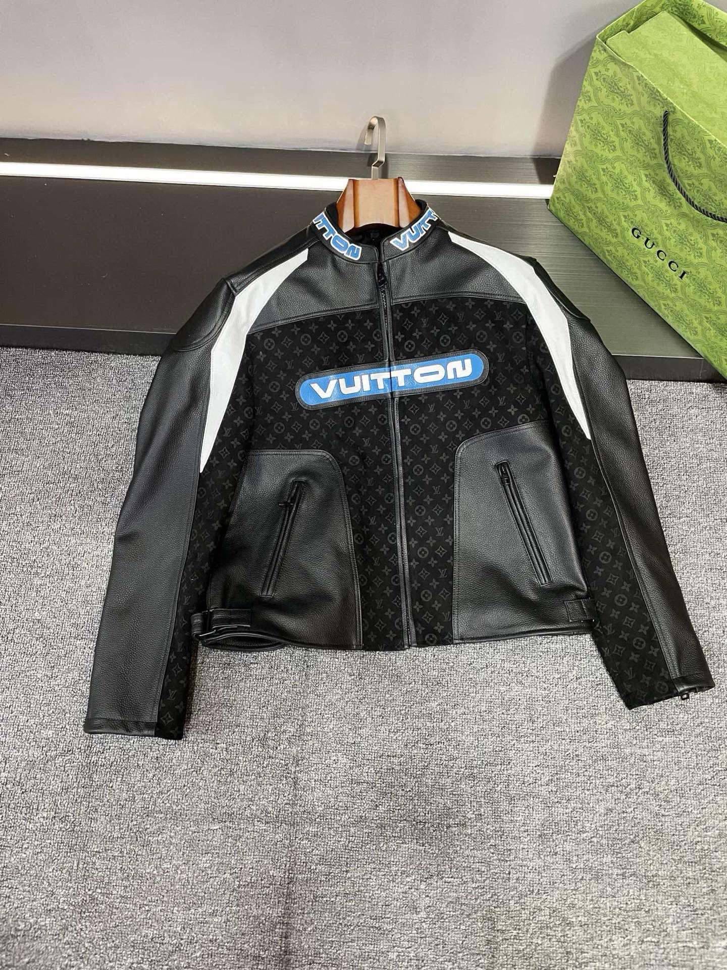 NO:814244,Louis Vuitton LV 2025 autumn and winter new men's leather motorcycle jacket, flat lay details Louis Vuitton This leather jacket is made of Spanish first-layer pebbled black calfskin, which has an overwhelming texture. The pebbled texture is delicate, demonstrating high quality, and the black is classic and versatile, exuding a mysterious and profound atmosphere. At the same time, the clever splicing of suede black LV five-flower printed sheepskin adds a sense of artistry and uniqueness to the whole.  The blue LV LOGO print on the chest and collar is exquisite and eye-catching, instantly enhancing the recognition of this leather jacket. This blue print is like the finishing touch, making you stand out from the crowd. The upper arms are spliced with white cowhide, breaking the dull black and injecting fashionable vitality into the overall look. This black and white combination is both classic and modern, showing a unique fashion taste.  LV has always been a leader in the fashion industry, and this men's cowhide leather jacket perfectly combines the brand's exquisite craftsmanship with fashionable design. Every detail has been carefully crafted, whether it is the selection of leather, printing production or splicing technology, it is impeccable. If you pursue the ultimate in fashion and quality, LV 25 new autumn and winter men's cowhide leather jacket is definitely your best choice. Wear it, show your extraordinary charm and become a fashion leader. Size 48-56, Louis  vuitton,louis vuitton,leather jacket,cowhide,sheepskin,Top Customize119860909路易威登 LV 2025 秋冬新款男士牛皮机车服,平铺细节图  路易威登 这款皮衣采用西班牙头层荔枝纹黑色小牛皮,质感爆棚.荔枝纹纹理细腻,彰显着高级品质,黑色更是经典百搭,散发着神秘深邃的气息.同时,巧妙拼接反绒黑色 LV 五花印花羊皮,为整体增添了一份艺术感与独特性.  胸前和领子处的蓝色 LV LOGO 印花,精致而醒目,瞬间提升了这件皮衣的辨识度.这个蓝色印花犹如点睛之笔,让你在人群中脱颖而出.  大臂位置拼接白色牛皮,打破了黑色的沉闷,为整体造型注入了时尚活力.这种黑白搭配既经典又现代,展现出独特的时尚品味.  LV一直以来都是时尚界的翘楚,这款男士牛皮皮衣更是将品牌的精湛工艺与时尚设计完美融合.每一个细节都经过精心雕琢,无论是皮革的选择、印花的制作还是拼接的工艺,都无可挑剔.  如果你追求极致的时尚与品质,LV 25 秋冬新款男士牛皮皮衣绝对是你的不二之选.穿上它,展现你的非凡魅力,成为时尚的引领者.  码数48-56,,louis vuitton,louis vuitton,leather jacket,cowhide,sheepskin,Top Customize1,Men's clothing
