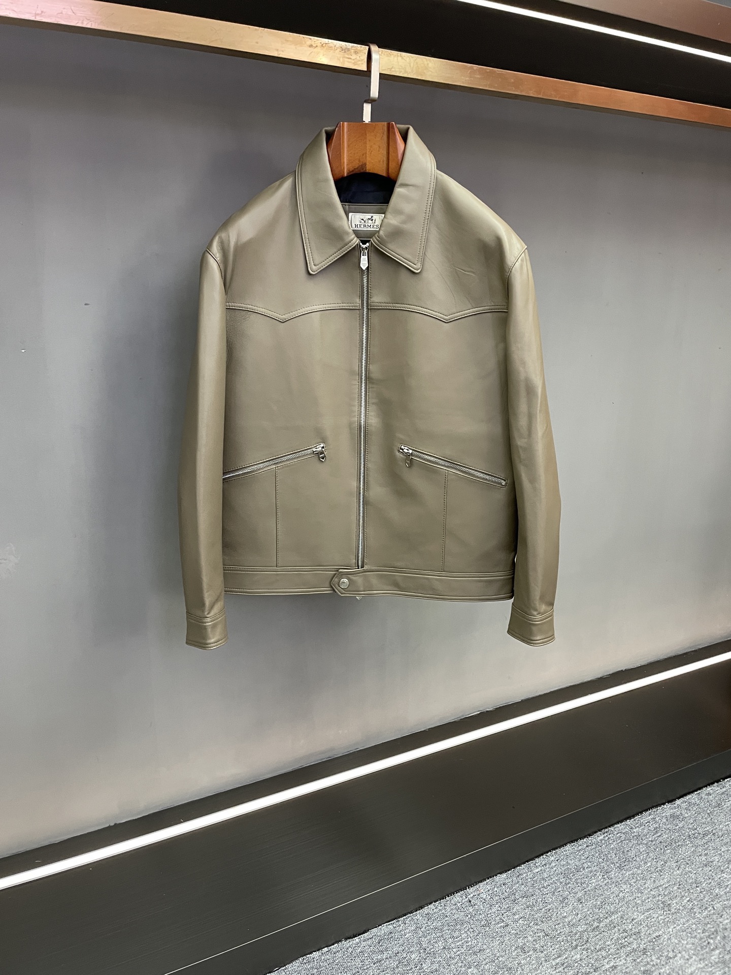 NO:814256,Hermes 2025 Autumn and Winter Men's Sheepskin Jacket is a dual interpretation of craftsmanship and style. Hermes 2025 Autumn and Winter Series Men's Sheepskin Jacket interprets the dressing style of contemporary gentlemen with excellent materials and classic styles.  This Hermès jacket is carefully crafted from sheepskin imported from New Zealand. The leather is delicate, flexible and has a warm luster. It has a soft touch and a crisp silhouette, showing the unique texture tension of high-end materials. This season, black and khaki are launched in dual colors. Black is calm and atmospheric, with a low-key luxury aura; khaki is warm and mellow, suitable for the soft atmosphere of autumn and winter. The dual color selection satisfies diverse style preferences.  The design adopts a classic lapel jacket style. The neat collar fits the dressing needs of daily commuting and leisure occasions. The lines are simple but the details are hidden. The body is cut to fit the body shape without being tight, which not only ensures wearing comfort but also creates a neat body contour. It demonstrates the brand's dual pursuit of aesthetics and practicality in simplicity.  As a textured item for autumn and winter, this jacket is highly adaptable and can be worn alone to create a yuppie casual style. When layered with coats or sweaters, it can upgrade the sense of layering. Whether it is a light business outfit or a daily trip, it can enhance the dressing taste with texture. Hermes has accumulated a century of craftsmanship and perfectly blends the elegance of materials with the classic styles, presenting a new autumn and winter clothing option for contemporary men that is both stylish and practical. Size 48-56,,hermes,hermes,jackets  & coats,sheepskin,Top Customize119860909Hermes 爱马仕 2025 秋冬男士羊皮夹克匠心工艺与风格的双重诠释 爱马仕 2025秋冬系列男士羊皮夹克,以卓越材质与经典版型,诠释当代绅士的着装格调. 爱马仕这款夹克甄选新西兰进口羊皮精心匠造,皮质细腻柔韧且自带温润光泽,兼具柔软触感与挺括轮廓,呈现高端材质独有的质感张力.本季推出黑色、土黄色双配色黑色沉稳大气,自带低调奢华气场；土黄色温暖醇厚,适配秋冬的柔和氛围,双选色满足多元风格偏好. 设计上采用经典翻领夹克版型,利落领型契合日常通勤与休闲场合的着装需求,线条简约却暗藏细节考量衣身剪裁贴合身形而不紧绷,既保障穿着舒适感,又能塑造利落的身形轮廓,于简约中彰显品牌对美学与实用的双重追求. 作为秋冬质感单品,该夹克适配性极强单穿可塑造雅痞休闲风格,叠穿大衣、针织衫则能升级层次感,无论是商务轻装还是日常出行,皆能以质感加持着装品味. Hermes以百年工艺积淀,将材质的奢雅与版型的经典完美融合,为当代男士呈现兼具格调与实穿性的秋冬着装新选择. 码数48-56,,hermes,hermes,jackets & coats,sheepskin,Top Customize1,Men's clothing