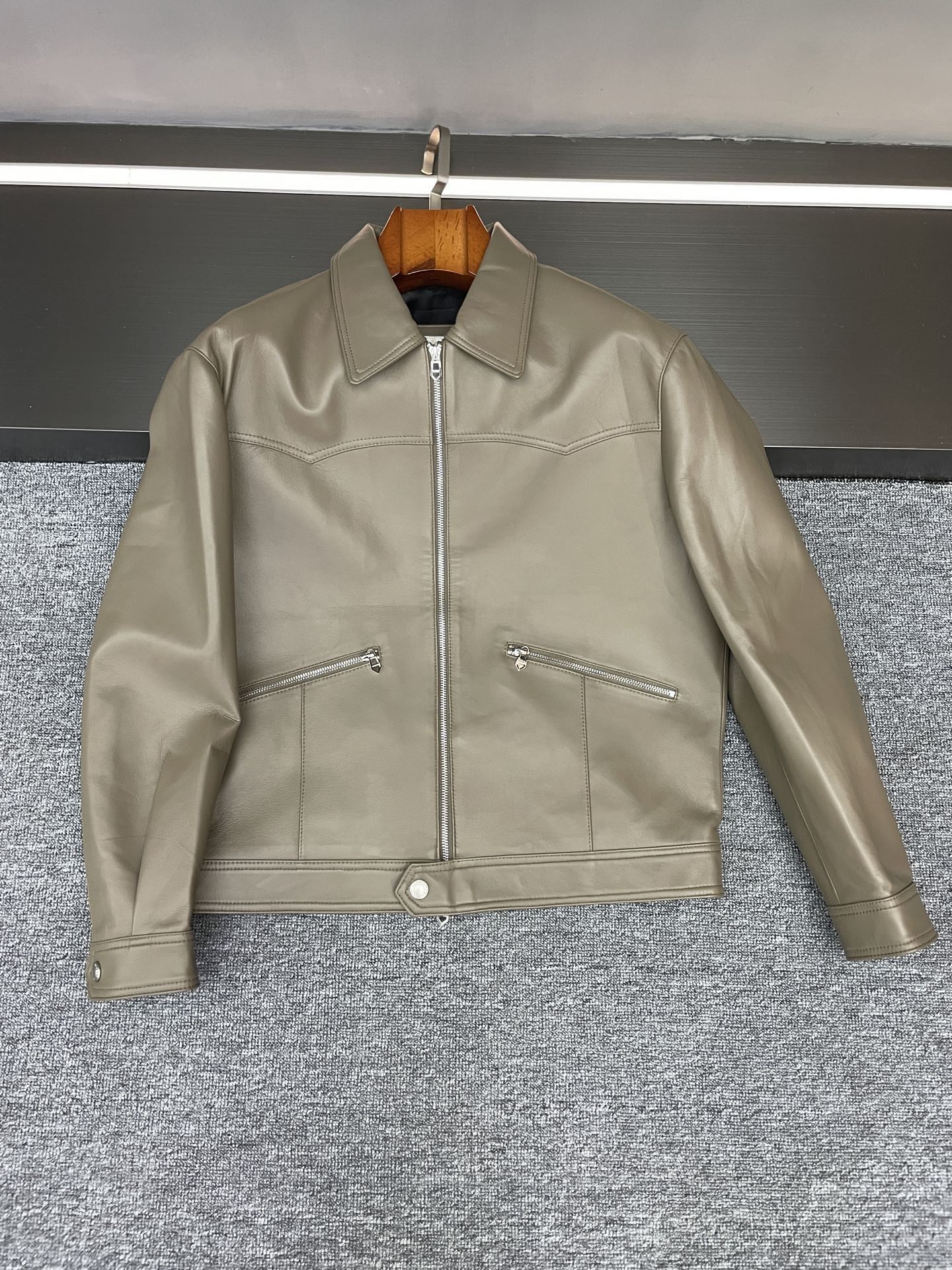 NO:814261,This Hermes sheepskin jacket is the 'low-key trump card' of autumn and winter style. Among Hermès' 2025 autumn and winter men's new styles, this sheepskin jacket hides the ingenuity of being too good at taste - it does not deliberately show off the logo, but uses materials and styles to incorporate a 'sensation of high-end' into every detail of daily life.  Selected sheepskin imported from New Zealand is the core. It is delicate and soft at your fingertips, but has just the right amount of stiffness. The matte texture has a calm and noble feel. There is no need to deliberately emphasize it. The fit of the upper body and the naturally drooping outline can quietly reveal the texture.  Both colors highlight the mid-autumn and winter aesthetics. Black is a calm style that never goes wrong, and has a 'well-dressed' aura; earthy yellow is like the warm tone of autumn that has settled, it is warm and not eye-catching, but it can escape from dullness in a low-key manner.  The shape of the lapel jacket is the classic 'comfort style'. It is neither tight nor draggy. It can be worn open for daily wear and the inner layer is loose. Buttoned up, it can also highlight the neat figure. Whether it is commuting, tea or light business occasions, it can be easily held.  When boys wear it, it looks casual and yuppie when paired with jeans, and it becomes a gentle gentleman style when worn with khaki pants. Even if it is worn with a simple white T, it can still be worn with 'effortless sophistication'. This kind of design that hides high-end materials and styles is probably the fascinating size of Hermes. 48-56,,hermes,hermes,jeans,jackets & coats,jackets & coats,sheepskin,Top Customize119860909这件Hermes羊皮夹克,是秋冬型格的「低调王牌」 爱马仕2025秋冬的男士新款里,这件羊皮外套藏着太懂品味的巧思——它没刻意张扬logo,却用材质和版型,把「高级感」揉进了日常的每一处细节里. 精选的新西兰进口羊皮是核心,触手可及的细腻柔润,却带着恰到好处的挺括筋骨,哑光肌理自带沉稳贵气,不用刻意强调,上身的贴合感和自然垂坠的轮廓,就能悄悄透出质感. 两个颜色都戳中秋冬审美黑色是永不出错的沉稳格调,自带「穿得很讲究」的气场；土黄色像沉淀过的秋日暖调,温润不抢眼,却能在低调中跳出沉闷. 翻领夹克版型是经典里的「舒适派」,不紧绷也不拖沓,日常敞开穿露内搭显松弛,扣起扣子又能衬出利落身形,不管是通勤、约茶还是轻商务场合,都能轻松hold住. 男生穿它,搭牛仔裤是随性的雅痞感,配卡其裤又成了温文的绅士风,哪怕内搭一件简单的白T,也能穿出「毫不费力的精致」.这种把高级藏在材质和版型里的设计,大概就是爱马仕让人着迷的 码数 48-56,,hermes,hermes,jeans,jackets & coats,jackets & coats,sheepskin,Top Customize1,Men's clothing
