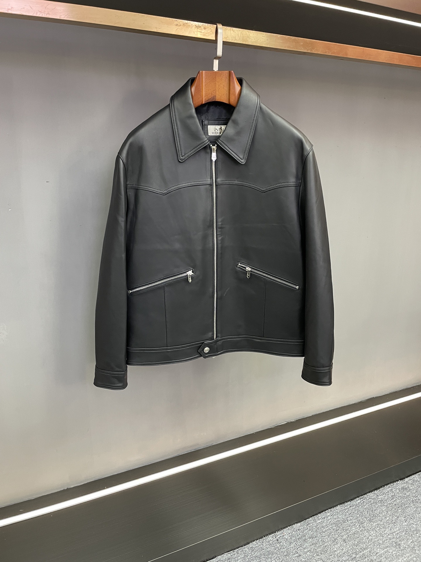 NO:814266,Hermes 2025 Autumn and Winter Men's Sheepskin Jacket is a dual interpretation of craftsmanship and style. Hermes 2025 Autumn and Winter Series Men's Sheepskin Jacket interprets the dressing style of contemporary gentlemen with excellent materials and classic styles.  This Hermès jacket is carefully crafted from sheepskin imported from New Zealand. The leather is delicate, flexible and has a warm luster. It has a soft touch and a crisp silhouette, showing the unique texture tension of high-end materials. This season, black and khaki are launched in dual colors. Black is calm and atmospheric, with a low-key luxury aura; khaki is warm and mellow, suitable for the soft atmosphere of autumn and winter. The dual color selection satisfies diverse style preferences.  The design adopts a classic lapel jacket style. The neat collar fits the dressing needs of daily commuting and leisure occasions. The lines are simple but the details are hidden. The body is cut to fit the body shape without being tight, which not only ensures wearing comfort but also creates a neat body contour. It demonstrates the brand's dual pursuit of aesthetics and practicality in simplicity.  As a textured item for autumn and winter, this jacket is highly adaptable and can be worn alone to create a yuppie casual style. When layered with coats or sweaters, it can upgrade the sense of layering. Whether it is a light business outfit or a daily trip, it can enhance the dressing taste with texture. Hermes has accumulated a century of craftsmanship and perfectly blends the elegance of materials with the classic styles, presenting a new autumn and winter clothing option for contemporary men that is both stylish and practical. Size 48-56,,hermes,hermes,jackets  & coats,sheepskin,Top Customize119860909Hermes 爱马仕 2025 秋冬男士羊皮夹克匠心工艺与风格的双重诠释 爱马仕 2025秋冬系列男士羊皮夹克,以卓越材质与经典版型,诠释当代绅士的着装格调. 爱马仕这款夹克甄选新西兰进口羊皮精心匠造,皮质细腻柔韧且自带温润光泽,兼具柔软触感与挺括轮廓,呈现高端材质独有的质感张力.本季推出黑色、土黄色双配色黑色沉稳大气,自带低调奢华气场；土黄色温暖醇厚,适配秋冬的柔和氛围,双选色满足多元风格偏好. 设计上采用经典翻领夹克版型,利落领型契合日常通勤与休闲场合的着装需求,线条简约却暗藏细节考量衣身剪裁贴合身形而不紧绷,既保障穿着舒适感,又能塑造利落的身形轮廓,于简约中彰显品牌对美学与实用的双重追求. 作为秋冬质感单品,该夹克适配性极强单穿可塑造雅痞休闲风格,叠穿大衣、针织衫则能升级层次感,无论是商务轻装还是日常出行,皆能以质感加持着装品味. Hermes以百年工艺积淀,将材质的奢雅与版型的经典完美融合,为当代男士呈现兼具格调与实穿性的秋冬着装新选择. 码数48-56,,hermes,hermes,jackets & coats,sheepskin,Top Customize1,Men's clothing