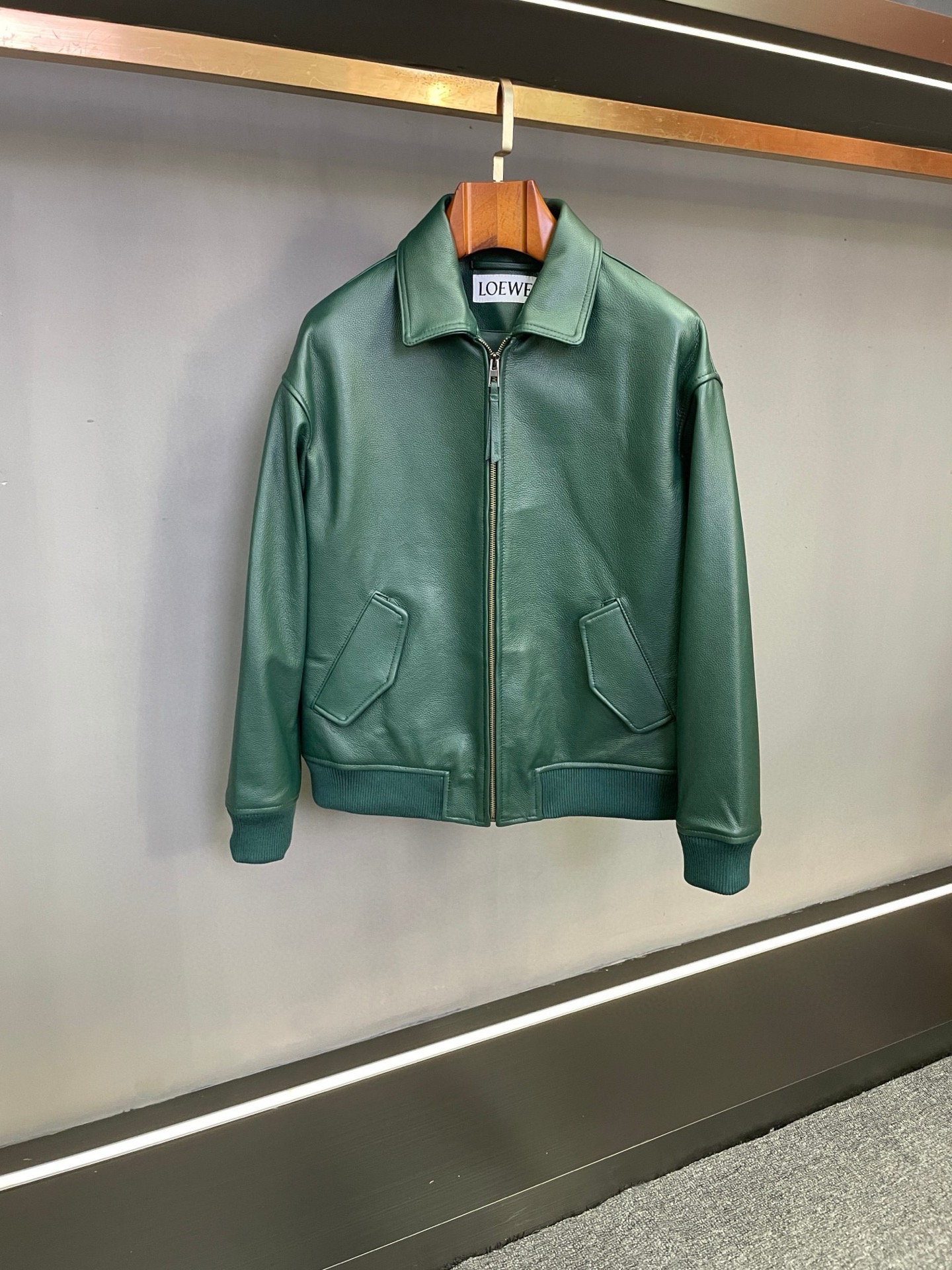 NO:814276,LOEWE's 2025 autumn and winter new leather jacket, a new model of men's fashion. On the forefront of fashion, LOEWE has always been synonymous with excellent quality and innovative design. In the autumn and winter of 2025, LOEWE once again uses extraordinary creativity to bring a unique sheepskin jacket to men, showing the unique charm of modern gentlemen.  Loewe's jacket is made of Australian dark green sheepskin. The color is deep and full of charm, just like wearing the mysterious tranquility of the autumn forest on your body. The sheepskin has a delicate and soft texture and excellent durability. As time goes by, it will increasingly show its unique luster and texture.  The lapel slip-shoulder version is the finishing touch of this jacket. The lapel design is simple and neat, adding a bit of sophistication and ease; the slip-shoulder cut breaks the traditional constraints, weakens the shoulder lines, and creates a casual and relaxed feeling. It can be easily controlled no matter what body shape it is, perfectly interpreting the fashion attitude of modern men.  The threaded design of the hem is not only practical, but also shows quality in details. It is effective in windproofing and warmth, ensuring that it can remain warm and comfortable in cold weather; at the same time, the elasticity of the thread makes it more comfortable to wear and unrestricted movement. The Loewe brand LOGO patched under the back collar is a low-key and luxurious status symbol. Exquisite craftsmanship and delicate materials complement each other, inadvertently revealing the brand's profound heritage and high-end quality. Only those who know the industry can understand the taste and style at a glance  . Loewe's new 2025 autumn and winter men's sheepskin jacket perfectly combines classic elements with modern design. Whether it is calm and elegant in business situations or casual in leisure time, it can be easily adapted and become a fashionable must-have item in men's wardrobe. Size M-3XL,,loewe,loewe,jackets & coats,leather jacket,sheepskin,Top Customize119860909LOEWE 罗意威 2025秋冬新款皮衣,男士时尚新典范  在时尚的前沿舞台,罗意威一直是卓越品质与创新设计的代名词.2025年秋冬,罗意威再次以非凡创意,为男士们带来了一款别具一格的羊皮夹克,尽显现代绅士的独特魅力.  Loewe这款夹克精选澳洲墨绿色羊皮,色泽深沉而富有韵味,宛如将秋日森林的神秘静谧穿在身上.羊皮质感细腻柔软,兼具卓越的耐用性,随着时间的推移,会愈发彰显出独有的光泽与质感.  翻领溜肩版型是这件夹克的点睛之笔,翻领设计简洁利落,增添了几分干练与洒脱；溜肩剪裁打破传统束缚,弱化肩部线条,营造出随性自在的松弛感,无论何种身形都能轻松驾驭,完美诠释现代男士的时尚态度.  下摆的螺纹设计不仅实用,更在细节处彰显品质.它有效防风保暖,确保在寒冷天气中也能保持温暖舒适；同时,螺纹的弹性让穿着更加自在,活动不受限制.  后衣领下方的罗意威品牌LOGO贴皮,是低调而奢华的身份象征.精致的工艺与细腻的材质相得益彰,不经意间流露出品牌的深厚底蕴与高端品质,只有懂行的人才能一眼洞悉其中的品味与格调 .  Loewe 2025秋冬新款男士羊皮夹克,将经典元素与现代设计完美融合,无论是商务场合的沉稳大气,还是休闲时光的自在随性,它都能轻松适配,成为男士们衣橱中的时尚必备单品. 码数M-3XL,,loewe,loewe,jackets & coats,leather jacket,sheepskin,Top Customize1,Men's clothing