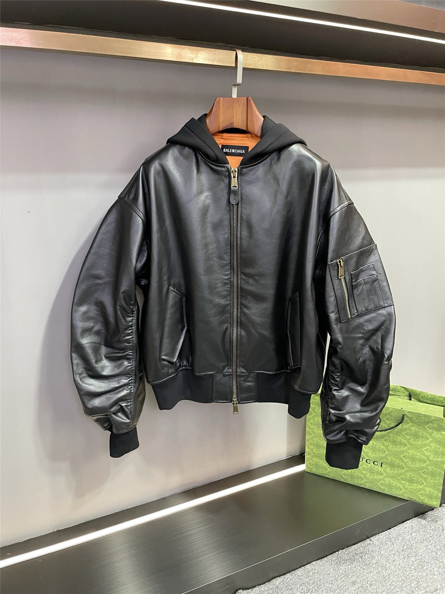NO:814286,Balenciaga BALENCIAGA 2025 autumn and winter new cowhide leather hooded baseball jacket is shocking. In the boundless universe of fashion, Balenciaga has always shined with its pioneering concepts and excellent craftsmanship. In the autumn and winter of 2025, Balenciaga launched a new cowhide baseball jacket, making a shocking debut. BALENCIAGA  This jacket is made of high-quality first-layer cowhide, with a mellow texture and delicate luster, demonstrating extraordinary quality and luxury. The hooded design adds a sense of casualness and casualness to the overall look, and is also excellent in practicality. The unique bat sleeve design is smart and elegant, breaking the rules and showing a bold innovative spirit. The wide version creates a loose and comfortable wearing feeling and is more fashionable. What is particularly eye-catching is the huge LOGO on the back.  Leather embroidery and exquisite craftsmanship make it come alive and become the visual focus, showing the strong aura and unique charm of the brand. Balenciaga's 2025 autumn and winter cowhide baseball jacket cleverly integrates fashion elements. It is a reinterpretation of classics and a brave exploration of future trends. Whether you are strolling on the urban streets or attending important occasions, it can allow you to show your unique personality and become a bright star on the fashion stage. Size Number  48-56,,balenciaga,balenciaga,jackets & coats,leather jacket,cowhide,hats,Top Customize119860909巴黎世家 BALENCIAGA 2025秋冬新款牛皮皮衣连帽棒球服 震撼来袭 在时尚的无垠宇宙中,巴黎世家始终以其先锋的理念和卓越的工艺熠熠生辉.2025 年秋冬,巴黎世家全新推出牛皮棒球夹克,震撼登场.  BALENCIAGA 这款夹克精选优质头层牛皮,质感醇厚,光泽细腻,彰显着非凡的品质与奢华.连帽设计,为整体造型增添了一份休闲与随性,同时具备出色的实用性.独特的蝙蝠袖设计,灵动飘逸,打破常规,展现出大胆的创新精神.阔版版型,营造出宽松舒适的穿着感受,更具时尚张力.  尤为瞩目的是后背那巨大的 LOGO 贴皮绣,精湛的工艺使其栩栩如生,成为视觉焦点,展现出品牌的强大气场与独特魅力.  巴黎世家 2025 年秋冬牛皮棒球夹克,将时尚元素巧妙融合,是对经典的重新诠释,也是对未来潮流的勇敢探索.无论是漫步都市街头,还是出席重要场合,它都能让您展现出与众不同的个性风采,成为时尚舞台上的璀璨明星. 码数 48-56,,balenciaga,balenciaga,jackets & coats,leather jacket,cowhide,hats,Top Customize1,Men's clothing