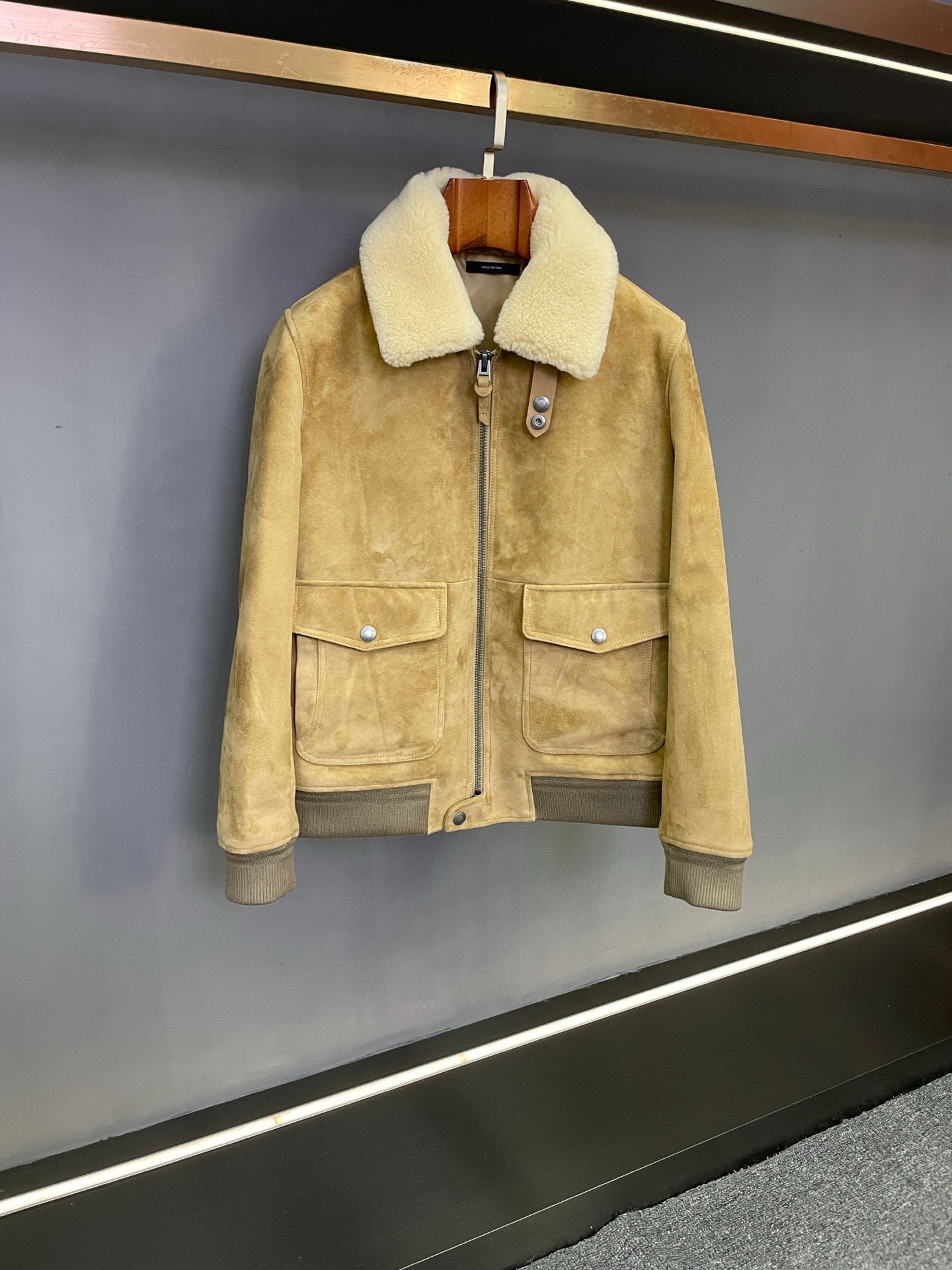 NO:814250,TOM FORD 2025 Autumn and Winter New Style | Men's Sheepskin Leather Jacket Makes its Grand Debut Tom Ford's 2025 Autumn and Winter New Sheepskin Jacket is shockingly released, bringing new surprises to men who pursue excellent quality and fashionable taste. The suede sheepskin imported from New Zealand is selected, with a soft and delicate texture and a warm touch. It not only exudes a natural luster, but also has excellent durability. Over time, it will show a unique texture, witnessing every wonderful time you have.  The classic khaki color is low-key yet elegant and easily blends into various styles. Whether it is a formal business occasion or a casual gathering, it can show your unique charm. The lambswool collar design adds warmth and luxury to the coat, giving you thoughtful care in the cold autumn and winter seasons, while showing an unparalleled sense of fashion.  Paired with a windproof buckle, it cleverly solves the need for windproofing in autumn and winter, allowing you to remain elegant in the biting cold wind. Every detail has been carefully polished, from the fineness of the stitching to the exquisite texture of the buttons, all reflecting Tom Ford's persistent pursuit of quality. Wear this Tom Ford  With a jacket, you will feel unparalleled confidence and comfort. It is not only a piece of clothing, but also a symbol of your attitude towards life, demonstrating your unique insights into fashion and your unremitting pursuit of quality life. This autumn and winter, let Tom Ford's new sheepskin jacket be your fashion partner and start your charming journey. Size 48-56,, tom ford, jackets & coats, leather jacket, sheepskin, Top Customize119860909TOM FORD 汤姆福特2025秋冬新款 | 男士羊皮皮衣重磅登场  汤姆福特 2025秋冬新款羊皮外套震撼发布,为追求卓越品质与时尚品味的男士带来全新惊喜.  精选新西兰进口反绒羊皮,质地柔软细腻,触感温润,不仅散发着自然的光泽,更拥有卓越的耐用性,随着时间的推移,会呈现出独特的质感,见证您的每一段精彩时光.  经典卡其色,低调而不失高雅,轻松融入各种穿搭风格,无论是正式商务场合还是休闲聚会,都能展现您的独特魅力.羊羔毛领设计,为外套增添了一份温暖与奢华,在寒冷的秋冬季节,给予您贴心的呵护,同时彰显出无与伦比的时尚感.  搭配防风扣,巧妙地解决了秋冬季节的防风需求,让您在凛冽寒风中依然能保持风度翩翩.每一处细节都经过精心打磨,从缝线的细密程度到纽扣的精致质感,无不体现着汤姆福特对品质的执着追求.  穿上这件Tom Ford 外套,您将感受到无与伦比的自信与舒适,它不仅仅是一件衣物,更是一种生活态度的象征,彰显着您对时尚的独特见解和对品质生活的不懈追求.这个秋冬,让汤姆福特新款羊皮外套成为您的时尚伴侣,开启属于您的魅力之旅. 码数48-56,,tom ford,jackets & coats,leather jacket,sheepskin,Top Customize1,Men's clothing