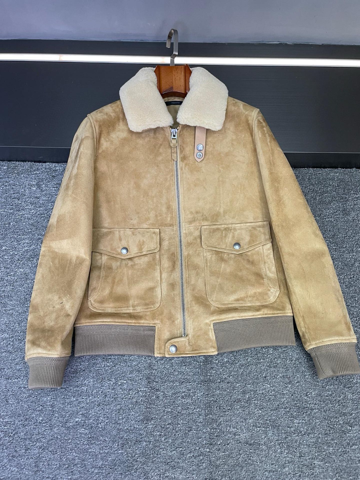 NO:814255,Tom Ford Tom Ford has been asked countless times about his autumn and winter coat. He is so handsome that he has no friends!   This autumn and winter, I announce that Tom Ford’s new sheepskin jacket is a god!   It is made of suede sheepskin imported from New Zealand. It feels soft and soft, with fine suede and full texture. The upper body feels like it is gently wrapped by clouds, and the comfort level is off the charts~  The khaki color really stands out to me. It is low-key and high-end. It is the kind of versatile look that becomes more and more tasteful the more you look at it. It can be easily matched with any style of outfit. The design of the lambswool collar is really great. It is fluffy, not only warm, but also adds a casual and lazy tone, which instantly enhances the atmosphere of the overall look. With windproof buckle, windproof and warm double online, this winter, the cold can't even come close to me!   For daily outings, wear a white T-shirt and jeans, which is simple and fashionable, and you can easily create a Korean-style European style; when commuting, wear it with a shirt and trousers, which is smart and neat, and you can have a stable and elite style in the workplace. Since I have it, the days of worrying about which clothes to wear every day are gone forever!  Brothers who like it, hurry up and get it without losing money!   Size 48-56,,tom ford,jeans,jackets & coats,shirts,sheepskin,Top Customize119860909汤姆福特 Tom Ford被追问无数次的秋冬外套,帅到没朋友！  今年秋冬,我宣布Tom Ford这件新款羊皮外套封神！  它用的是新西兰进口反绒羊皮,摸起来软乎乎的,绒面细腻,质感拉满,上身就像被云朵轻轻包裹住,舒适度直接爆表~  卡其色真的太戳我了,低调又高级,是那种越看越有味道的百搭神颜,不管什么风格的穿搭都能轻松拿捏.羊羔毛领的设计真的好绝,毛茸茸的,不仅保暖,还增添了几分随性慵懒的调调,瞬间提升整体造型的氛围感.搭配防风扣,防风保暖双在线,这个冬天,寒冷休想靠近我半步！  日常出街,内搭白T和牛仔裤,简约又时尚,轻松打造韩系欧巴风；通勤的时候,配上衬衫和西裤,干练又利落,职场精英范儿稳稳拿捏. 自从有了它,每天都在为穿哪件衣服发愁的日子一去不复返了！喜欢的兄弟赶紧冲,入手不亏！  码数 48-56,,tom ford,jeans,jackets & coats,shirts,sheepskin,Top Customize1,Men's clothing