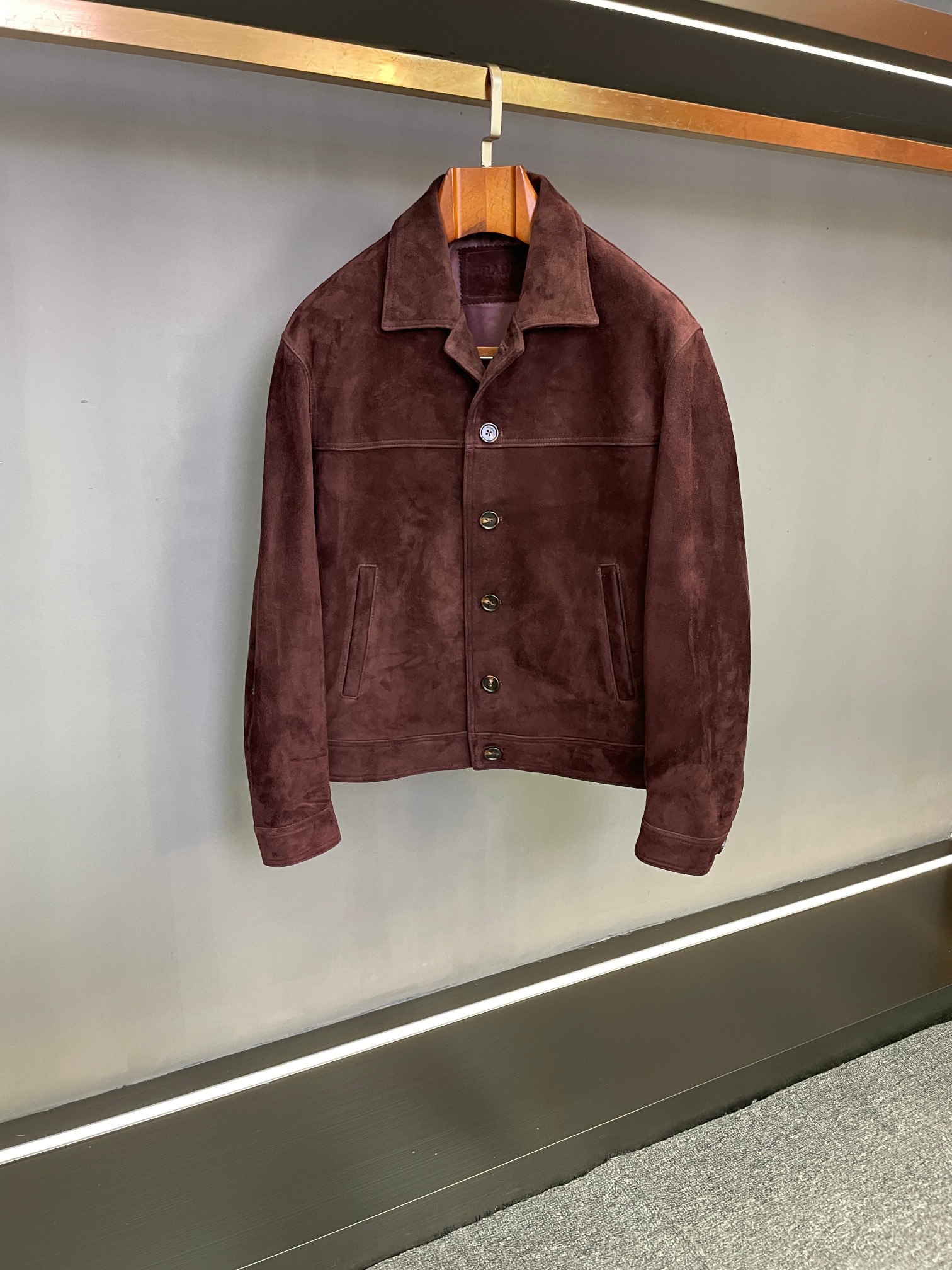 NO:814260,PRADA's 2025 autumn and winter new men's suede sheepskin jacket combines luxury and classic leather. In the fashion world, PRADA has always been synonymous with quality and style. With its unique design and excellent craftsmanship, it leads the global fashion trend. In the autumn and winter of 2025, Prada once again launches a blockbuster new product - men's suede sheepskin jacket, which perfectly integrates luxurious texture and classic design, bringing a new fashion experience to men..  Prada's jacket is made of burgundy suede sheepskin imported from Australia. It feels soft and delicate and exudes the unique atmosphere of natural leather. The burgundy color is not only stable, but also shows personality and taste in a low-key manner. Compared with traditional black or brown leather jackets, it can better demonstrate the wearer's unique fashion attitude. Whether attending business events or casual gatherings, it can easily attract everyone's attention.  The lapel design is a highlight of this jacket. It cleverly combines casual and formal styles. It has the casualness of casual wear without losing the sophistication and sophistication of formal wear. The lapel design not only modifies the neck line, but also adds a free and easy temperament, allowing the wearer to show a confident style in different occasions.  The iconic Prada triangular metal logo under the back collar is undoubtedly the finishing touch of the entire jacket. This simple and highly recognizable logo is a symbol of the brand's century-old history and excellent quality. It declares the brand's identity in a low-key way, interprets Prada's ultimate pursuit of details, and allows every wearer to feel the brand's profound cultural heritage.  From a craftsmanship point of view, every stitching of the jacket is uniform and fine, demonstrating Prada's consistent exquisite production standards. The sheepskin material has been specially treated to not only maintain a soft texture, but also has good wear resistance and wrinkle resistance, ensuring comfort and durability, and can accompany the wearer through many autumn and winter seasons.  In terms of matching, this burgundy suede sheepskin jacket is a versatile item. Pair it with a simple white shirt, match it with a dark tie or bow tie, and pair it with black trousers and leather shoes. You can easily create a refined business look and show a mature and stable gentleman's style. If you wear it with a simple solid color T-shirt, paired with blue jeans and casual sneakers, you can create a casual and fashionable casual style, suitable for weekend trips or gatherings with friends. Prada  The new 2025 autumn and winter men's suede sheepskin jacket is a perfect combination of fashion and practicality, a reinterpretation of classics, and an indispensable fashion item in men's wardrobe. It not only meets the current men's demand for high-quality clothing, but also shows a unique attitude towards life and fashion taste. If you pursue excellent quality and unique style, this jacket is definitely worth owning, and it will become your most eye-catching fashion symbol in autumn and winter.  Size 48-56,,prada,prada,sneakers,jeans,jackets & coats,shirts,tees,t-shirt,leather jacket,sheepskin,ties,Top Customize119860909PRADA 普拉达2025秋冬新款男士反绒羊皮夹克皮衣奢华与经典的融合  在时尚界,普拉达（PRADA）始终是品质与风格的代名词,以其独特设计和卓越工艺,引领全球时尚潮流.2025年秋冬,普拉达再次推出重磅新品——男士反绒羊皮夹克,将奢华质感与经典设计完美融合,为男士们带来全新的时尚体验..  普拉达这款夹克精选澳洲进口酒红色反绒羊皮,触感柔软细腻,散发着天然皮革独有的气息.酒红色既不失稳重,又在低调中展现出个性与品味,相较于传统黑色或棕色皮衣,更能彰显穿着者独特的时尚态度,无论出席商务活动还是休闲聚会,都能轻松吸引众人目光.  翻领版型设计是这件夹克的一大亮点,它巧妙融合了休闲与正式风格,既有着休闲装的随性自在,又不失正装的精致干练.翻领设计不仅修饰颈部线条,更增添了一份洒脱的气质,让穿着者在不同场合都能展现自信风采.  后衣领下方的普拉达标志性三角标铁皮,无疑是整件夹克的点睛之笔.这个简洁而极具辨识度的标志,是品牌百年历史与卓越品质的象征,以低调的方式宣告着品牌身份,诠释了普拉达对细节的极致追求,让每一位穿着者都能感受到品牌深厚的文化底蕴.  从工艺角度来看,夹克的每一处缝线都均匀细密,彰显着普拉达一贯的精湛制作水准.羊皮材质经过特殊处理,不仅保持柔软质感,还具备良好的耐磨性与抗皱性,确保穿着的舒适度与耐用性,能够陪伴穿着者走过多个秋冬季节.  在搭配方面,这款酒红色反绒羊皮夹克堪称百搭神器.内搭简洁白色衬衫,搭配深色系领带或领结,下身搭配黑色西裤与皮鞋,即可轻松打造出精致的商务造型,展现成熟稳重的绅士风范；若内搭简约纯色T恤,搭配蓝色牛仔裤与休闲运动鞋,则能营造出随性又时尚的休闲风格,适合周末出行或朋友聚会等场合.  Prada 2025秋冬新款男士反绒羊皮夹克,是时尚与实用的完美结合,是对经典的重新演绎,更是男士衣橱中不可或缺的时尚单品.它不仅满足了当下男士对高品质服装的需求,更展现出一种独特的生活态度与时尚品味.如果您追求卓越品质与独特风格,这款夹克绝对值得拥有,它将成为您在秋冬季节最亮眼的时尚标志 . 码数48-56,,prada,prada,sneakers,jeans,jackets & coats,shirts,tees，t-shirt,leather jacket,sheepskin,ties,Top Customize1,Men's clothing