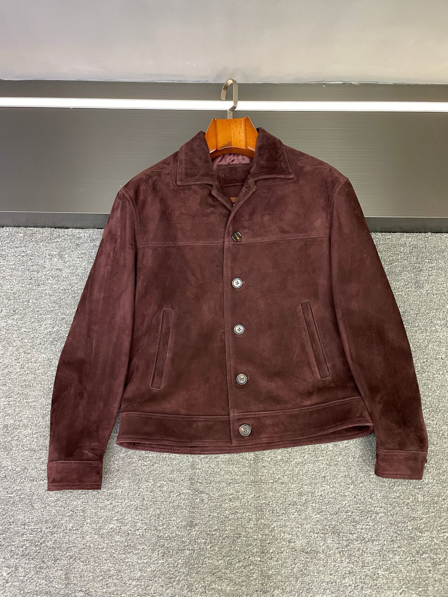 NO:814265,, I started frantically looking for a special jacket as soon as autumn came, until I came across Prada's new men's suede sheepskin jacket for autumn and winter 2025, and I immediately took a look at it. It is selected from Australian imported burgundy suede sheepskin.  The lapel style is classic and fashionable, suitable for various face shapes and body shapes, and can be matched with various styles of inner wear. The iconic Prada triangle iron plate under the back collar highlights the identity in a low-key manner. When exposed inadvertently, it is a hidden and high-end feeling unique to the knowledgeable. Whether it is paired with a simple white T and jeans for casual outings, or worn with shirts and trousers for formal occasions, it can be perfectly adapted and easily styled. Wearing it, you will directly feel the autumn and winter atmosphere, and you will be questioned countless times when you go out on the street!   I sincerely recommend it to Baozi who pursues quality and unique aesthetics, just get it done!   Size 48-56,,prada,prada,jeans,jackets & coats,shirts,sheepskin,Top Customize119860909,一入秋就开始疯狂寻觅一件特别的夹克,直到遇见Prada2025秋冬新款男士反绒羊皮夹克,直接一眼万年  它精选澳洲进口酒红色反绒羊皮,触手柔软细腻,带着天然皮革的纹理,质感拉满.酒红色不同于常见的黑、棕,复古又独特,在人群中轻松脱颖而出,还衬得肤色干净透亮.  翻领版型经典又时髦,适配各种脸型和身材,能搭配各种风格的内搭.后衣领下方的普拉达标志性三角标铁皮,低调中彰显身份,不经意露出时,是独属于懂行人的暗戳戳高级感.  不管是搭配简约白T和牛仔裤的休闲出街,还是搭衬衫西裤应对正式场合,它都能完美适配,轻松拿捏风格.穿上它,秋冬氛围感直接拉满,出街被追问无数次！  真心推荐给追求品质与独特审美的宝子,冲就完事儿！  码数48-56,,prada,prada,jeans,jackets & coats,shirts,sheepskin,Top Customize1,Men's clothing