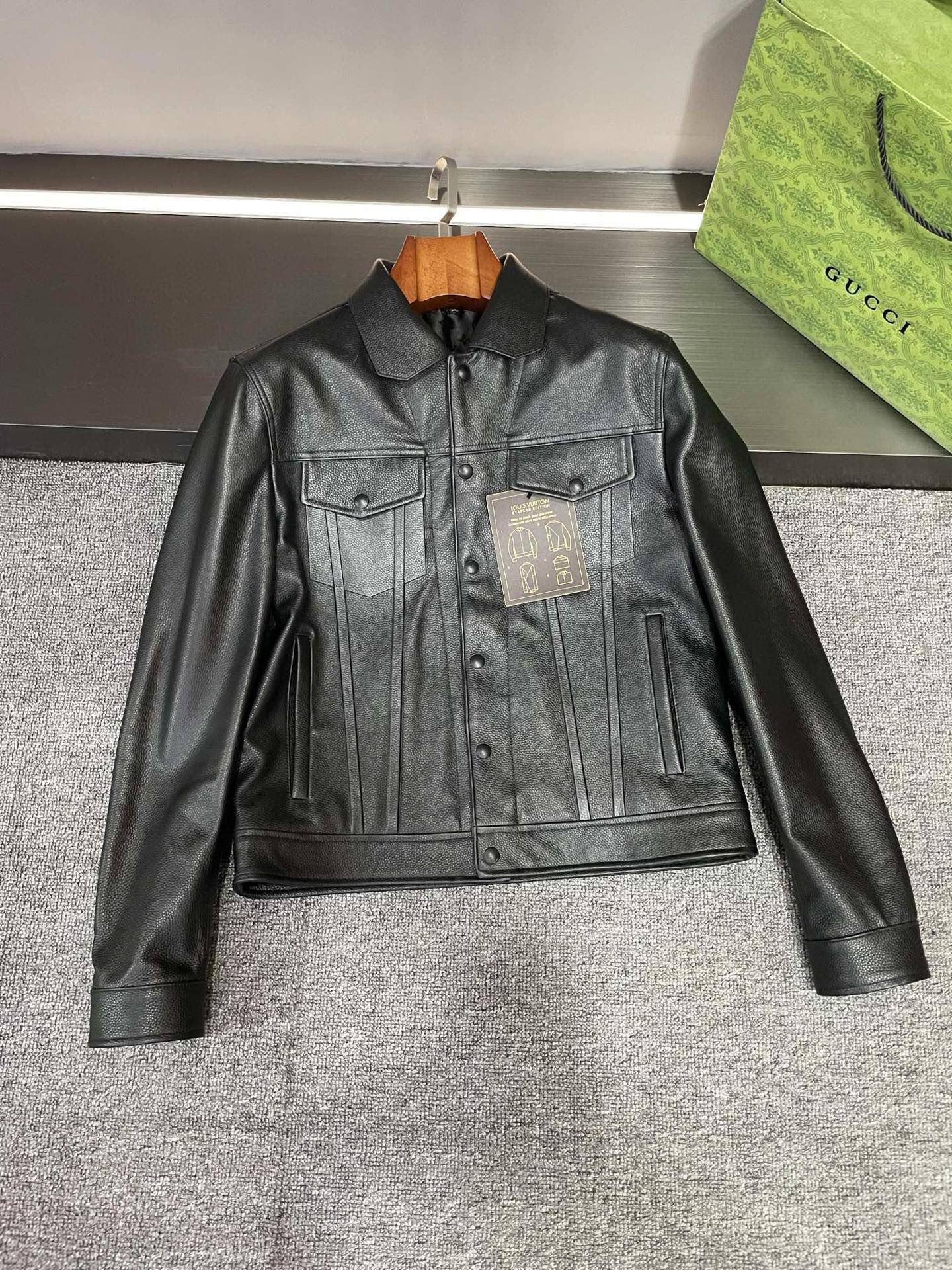 NO:814280,, the tiled details of Louis Vuitton's new 2025 autumn and winter cowhide leather jacket are full of details. LV's leather jacket is made of imported Spanish first-layer calfskin, which is of high quality and has excellent touch. The classic denim jacket style is capable and slim, perfectly showing the body line. The two flap pockets on the chest are practical and fashionable. An LV nameplate hangs from the left chest pocket to highlight the brand charm, and the details are full of luxury quality.  The two side pockets at the bottom are convenient and considerate. The four embossed patterns from the chest to the hem show the soul of this dress and its originality. Look at the LV classic five-pattern jacquard lining, it is the finishing touch, exuding a sense of luxury from the inside to the outside. Every detail of this LV leather jacket has been carefully crafted, which is the perfect combination of quality and fashion. Size 48-56.,, louis vuitton, louis  vuitton,jackets & coats,leather jacket,cowhide,Top Customize119860909,路易威登 LV 2025 秋冬新款牛皮皮衣的平铺细节,尽显细节.  LV 这款皮衣选用的是进口西班牙头层小牛皮,材质上乘,触感极佳.经典的牛仔外套版型,干练修身,完美展现身材线条.  胸前两个揭盖口袋,实用又不失时尚感.左胸口袋吊挂一个 LV 铭牌,彰显品牌魅力,细节之处尽显奢华品质.  下方两个侧插口袋,方便又贴心.而从胸前到下摆的四条压纹更是呈现出了这件衣服的灵魂所在,独具匠心.  再瞧瞧那 LV 经典五花提花里布,简直是点睛之笔,从内到外都散发着高级感.  LV 这款皮衣,每一处细节都经过精心雕琢,是品质与时尚的完美结合.  码数48-56.,,louis vuitton,louis vuitton,jackets & coats,leather jacket,cowhide,Top Customize1,Men's clothing