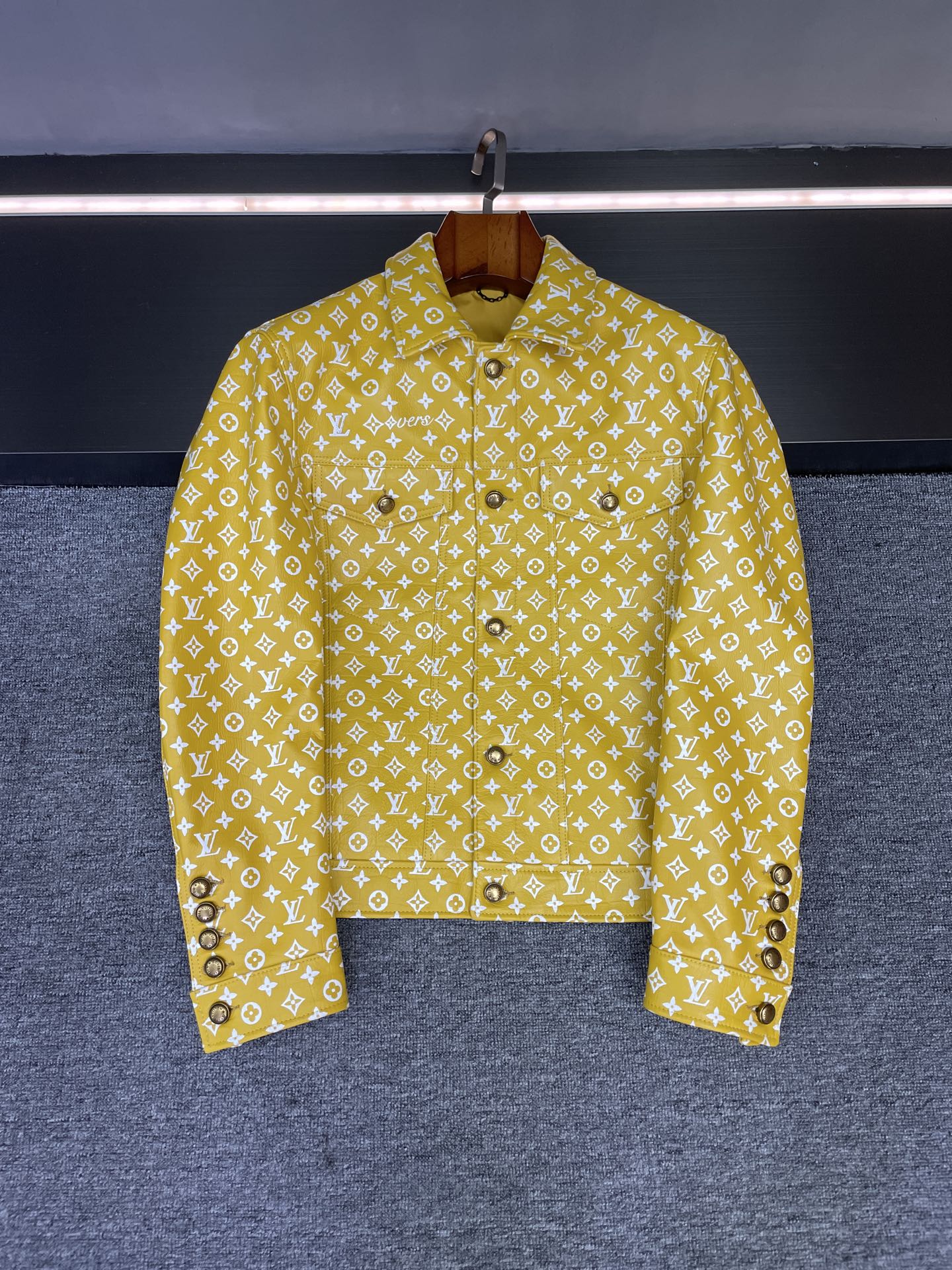 NO:814326,LV was asked about the god-level jacket all the way, so handsome that it’s foul!   Brothers, today I have to share with you a treasured item that I recently discovered - the Louis Vuitton cowhide jacket jointly created by Pharrell Williams and Nigo. The upper body of this jacket instantly becomes the focus of the street. The yellow cowhide is paired with crocodile pattern embossing, and the texture is directly full. It is unique and eye-catching. It will definitely not look out of style when walking on the street. It is covered with LV five-flower LOGO embossing, low-key and luxurious, and every step exudes 'nobleness' in capital letters.  , the details highlight the brand's heritage. The heavy-duty metal engraved buttons, when opening and closing, are full of exquisiteness and a sense of quality. The LV LOGO presented in the leather embroidery on the back has a high sense of luxury and is a sight to see when you turn around. As the result of the cooperation between two legendary figures in the fashion industry, this jacket combines Pharrell Williams' pioneering concepts and Nigo's unique aesthetics. Every design contains profound trend connotations and can be called a work of art.  After buying this jacket, my daily dressing has become a lot easier. Just pair it with jeans or overalls and you can look cool to a new level. I sincerely recommend it to everyone who pursues fashion and quality. Just put it on and you're done!   Size 48-56,,louis vuitton,louis vuitton,jeans,jackets & coats,cowhide,Top Customize119860909LV 被追问一路的神级夹克,帅到犯规！  兄弟们,今天必须给你们分享一件我最近挖到的宝藏单品——Pharrell Williams与Nigo联手打造的Louis Vuitton牛皮夹克.  这件夹克上身,秒变街头焦点.黄色牛皮搭配鳄鱼纹压花,质感直接拉满,独特又吸睛,走在街上绝对不会撞款.满身LV五花LOGO压花,低调又奢华,每一步都踏出大写的“贵气” ,细节处彰显品牌底蕴.重工金属刻字纽扣,开合之间,尽显精致,品质感扑面而来.后背贴皮绣呈现的LV LOGO,把高级感狠狠拿捏,转身都是风景.  作为潮流界两大传奇人物的合作结晶,这件夹克融合了Pharrell Williams的先锋理念与Nigo的独特美学,每一处设计都蕴含着深厚的潮流内涵,堪称艺术品.  入手这件夹克后,我日常穿搭轻松了不少,随便搭配牛仔裤或工装裤,就能帅出新高度.真心推荐给各位追求潮流与品质的兄弟,冲就完事儿！  码数48-56,,louis vuitton,louis vuitton,jeans,jackets & coats,cowhide,Top Customize1,Men's clothing