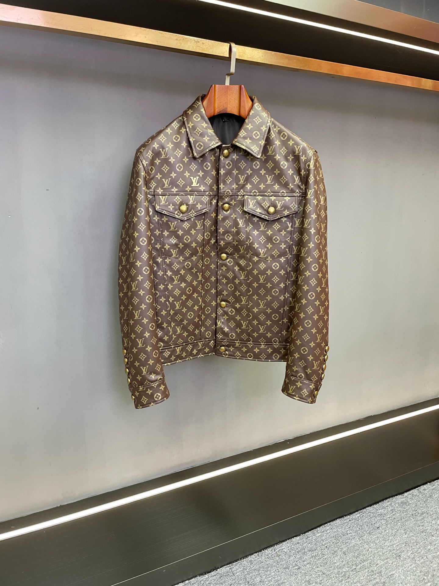 NO:814332,Pharrell Williams and Nigo collaborate!  The LV cowhide jacket made a shocking debut. When music genius Pharrell Williams crossed over into fashion and joined hands with Japanese fashion design giant Nigo, the result of this creative storm - the Louis Vuitton yellow cowhide crocodile pattern embossed jacket, is undoubtedly the most dazzling presence in the fashion industry.  The jacket is made of high-quality yellow cowhide, and the crocodile pattern embossing gives it a luxurious texture. Every texture is delicate and lifelike, demonstrating unparalleled taste and style. The LV five-flower LOGO is embossed all over the body, and the classic elements are presented in innovative forms. It is a tribute to the brand's history and a bold prediction of future trends, fully interpreting the brand's iconic symbols.  The heavy metal engraved buttons show ingenuity in every detail. The exquisite craftsmanship and high-grade metal materials collide, which is not only durable but also tough and handsome. When opening and closing, it is a fashion attitude unique to LV. The LV LOGO presented in the leather embroidery on the back creates a visual focus with exquisite craftsmanship. No matter from which angle you look at it, you can recognize the extraordinary identity of this jacket at a glance.  This jacket is not only a piece of clothing, but also a fashionable work of art, which perfectly combines trend and luxury. Whether paired with casual jeans or formal trousers, it can easily control various occasions and become the center of attention. If you pursue uniqueness and desire to show your personality, then this Louis Vuitton cowhide jacket is definitely your best choice. Size 48-56,,louis vuitton,louis vuitton,jeans,jackets & coats,cowhide,Top  Customize119860909Pharrell Williams与Nigo联名！LV牛皮夹克震撼登场  当音乐天才Pharrell Williams跨界时尚,与日本潮流设计巨匠Nigo携手,这场创意风暴诞生的结晶——Louis Vuitton黄色牛皮鳄鱼纹压花夹克,无疑是时尚界最耀眼的存在.  夹克选用优质黄色牛皮,鳄鱼纹压花赋予其奢华质感,每一处纹理都细腻逼真,彰显着无与伦比的品味与格调.满身LV五花LOGO压花遍布,经典元素以创新形式呈现,是对品牌历史的致敬,更是对未来潮流的大胆预言 ,将品牌的标志性符号演绎得淋漓尽致.  重工金属刻字纽扣,细节之处尽显匠心.精致的工艺与高级金属材质碰撞,不仅坚固耐用,更添一份硬朗帅气,开合之间,都是独属于LV的时尚态度.后背贴皮绣呈现的LV LOGO,以精湛工艺打造视觉焦点,无论从哪个角度看,都能一眼识别这件夹克的不凡身份.  这件夹克不仅是一件衣物,更是一件时尚艺术品,将潮流与奢华完美融合.无论是搭配休闲牛仔裤,还是正式西裤,都能轻松驾驭各种场合,成为众人瞩目的焦点.如果你追求独特、渴望展现个性,那么这款Louis Vuitton牛皮夹克绝对是你的不二之选 .  码数 48-56,,louis vuitton,louis vuitton,jeans,jackets & coats,cowhide,Top Customize1,Men's clothing