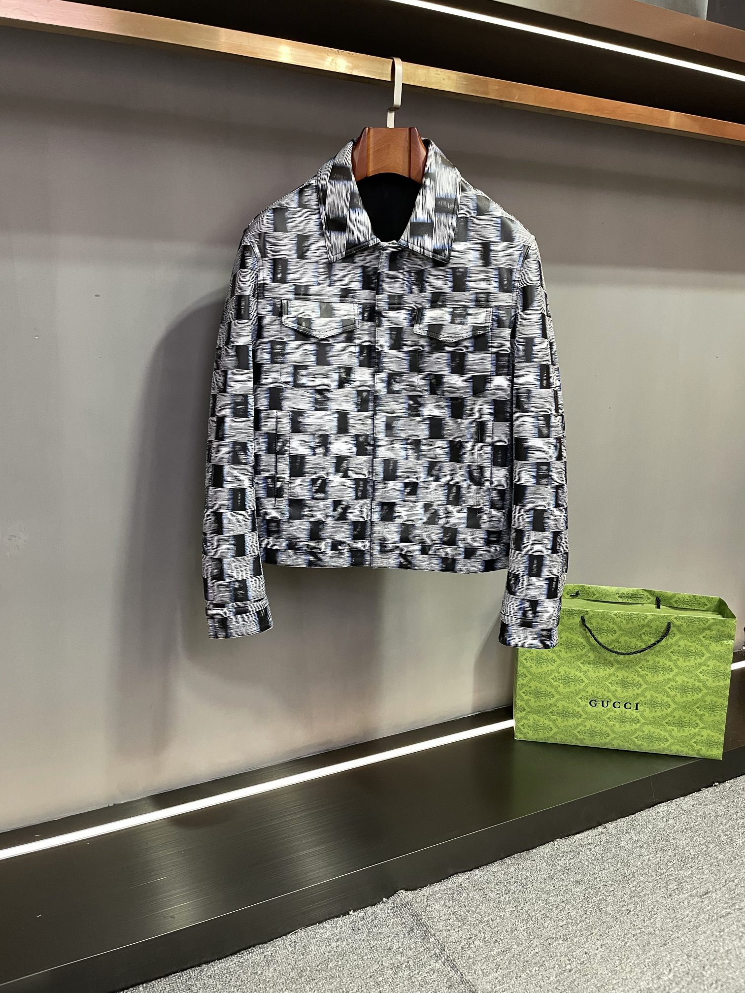 NO:772416,LV Louis Vuitton's 2026 spring and summer new sheepskin leather jacket, a masterpiece that perfectly combines luxury and fashion. This leather jacket from Lujia is carefully made of sheepskin imported from Australia. The sheepskin material is delicate, soft and shiny, showing excellent quality. Every detail has been carefully crafted, showing Louis Vuitton's persistent pursuit of quality. Its whole body is decorated with LV  The iconic checkerboard print, this classic element gives the leather jacket unique charm and recognition. With its regular pattern and exquisite craftsmanship, the checkerboard print shows Louis Vuitton's brand heritage and innovative spirit. Whether on the street or on important occasions, this leather jacket can make you the center of attention. There are two flap pockets on the front chest, which not only increases practicality, but also adds a sense of fashion to the overall design. The exquisite and clever design of the pockets complements the overall style of the leather jacket.  This leather jacket uses built-in access control buttons to make the overall appearance more concise and smooth. The buttons are exquisitely designed and easy to operate, bringing you a comfortable wearing experience. LV's new sheepskin checkerboard leather jacket is not just a piece of clothing, but also a symbol of fashion attitude and lifestyle. It will accompany you through wonderful moments one after another and become a classic in your wardrobe. Choose Louis Vuitton, choose the perfect combination of excellent quality and fashionable charm. Let us show a unique fashion style together this autumn and winter.  Size 48-56,,louis vuitton,louis vuitton,louis vuitton,louis vuitton,leather jacket,sheepskin,Top Customize119860909LV 路易威登 2026春夏新款羊皮皮衣,一款将奢华与时尚完美融合的杰作  驴家这款皮衣采用澳洲进口羊皮精心打造,羊皮材质细腻柔软,富有光泽,彰显出卓越的品质.每一处细节都经过精心雕琢,尽显路易威登对品质的执着追求.  其全身饰有 LV 标志性棋盘格印花,这一经典元素赋予了皮衣独特的魅力和辨识度.棋盘格印花以其规整的图案和精致的工艺,展现出路易威登的品牌传承与创新精神.无论是在街头还是在重要场合,这款皮衣都能让你成为众人瞩目的焦点.  前胸设有两个揭盖口袋,不仅增加了实用性,还为整体设计增添了一份时尚感.口袋的设计精致巧妙,与皮衣的整体风格相得益彰.  这款皮衣采用内藏式门禁纽扣,使整体外观更加简洁流畅.纽扣的设计精致细腻,操作方便,为你带来舒适的穿着体验.  LV新款羊皮棋盘格皮衣,不仅仅是一件服装,更是一种时尚态度和生活方式的象征.它将陪伴你度过一个又一个精彩的瞬间,成为你衣橱中的经典之作. 选择路易威登,选择卓越品质与时尚魅力的完美结合.让我们一起在这个秋冬,展现出独特的时尚风采. 码数48-56,,louis vuitton,louis vuitton,louis vuitton,louis vuitton,leather jacket,sheepskin,Top Customize1,Men's clothing