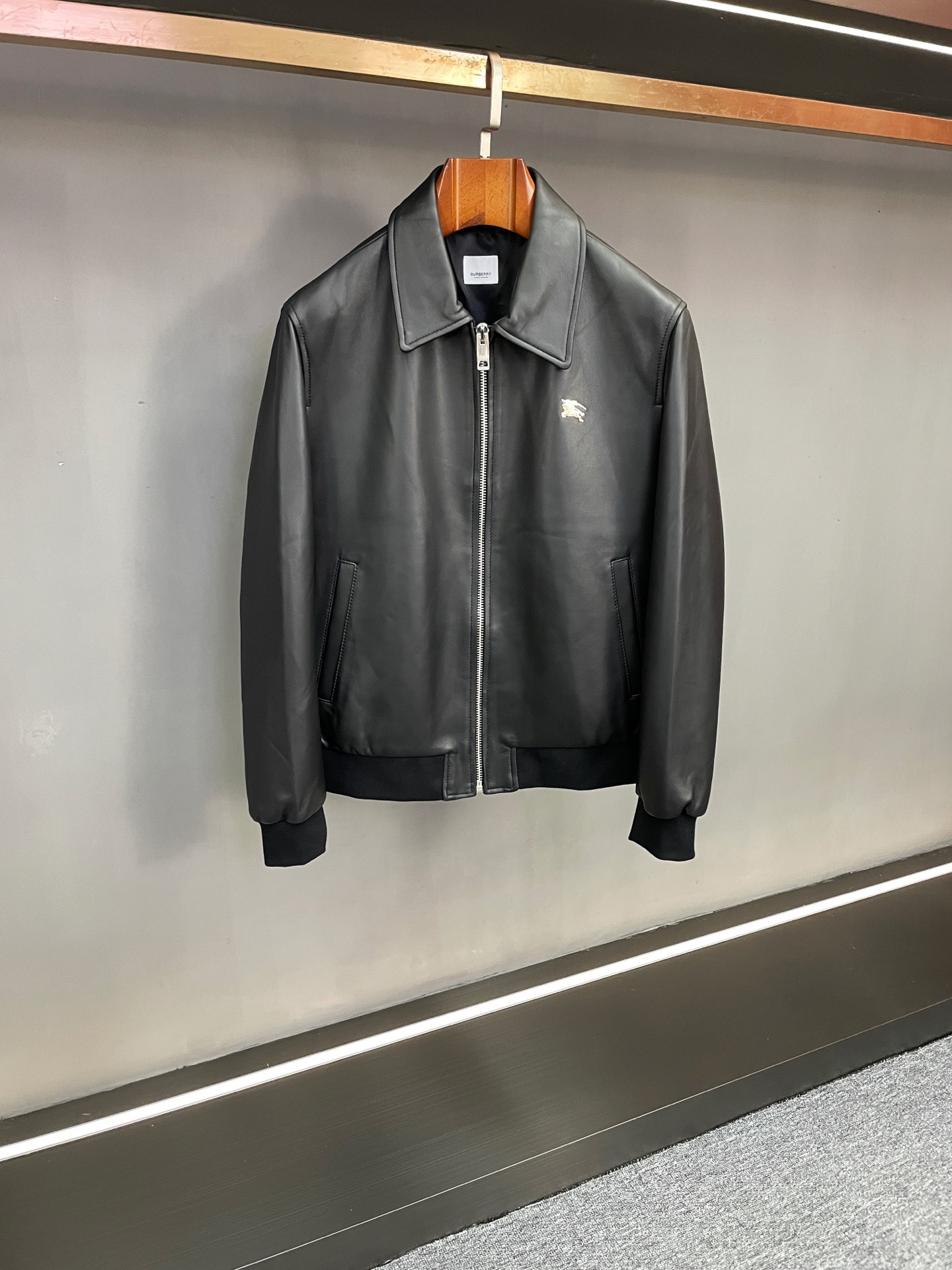 NO:772641,Burberry's new 2026 spring and summer black sheepskin lapel jacket is a textural interpretation of British ingenuity. Inheriting the brand's century-old design heritage, Burberry's 2026 spring and summer series presents another classic masterpiece - the black sheepskin lapel jacket. It uses selected materials and exquisite craftsmanship to interpret the perfect fusion of British fashion and practical aesthetics.  Burberry's jacket is crafted from black sheepskin imported from New Zealand. The leather fiber is fine and tight, with a warm, smooth and tough touch. It is treated with a special process to have a low-key matte texture, showing a luxurious style with the flow of light and shadow. The classic lapel jacket version continues the brand's iconic tailoring, with neat and smooth lines. It not only retains the elegance of the retro silhouette, but also adapts to multiple body shapes through precise shoulder lines and length design, giving it both a formal feel for commuting and a casual feel for daily life.  The details are even more ingenious. The metal war horse logo embellished on the left chest restores the brand's classic logo with polishing technology, highlighting the brand recognition in a low-key manner and injecting soul marks into the simple design. As the core item of the 2026 series, its design is inspired by the pragmatism tradition of the British countryside, and cleverly balances outdoor protection with urban sophistication. Whether it is paired with a sweater and casual pants to create a daily look, or worn with a shirt to suit a light business scene, it can be easily managed. Burberry  The 2026 black sheepskin lapel jacket pays tribute to craftsmanship with material and interprets classics with details, making it a textured choice that spans seasons in the wardrobe. Size 48-56,,burberry,burberry,jackets & coats,shirts,sheepskin,Top Customize119860909巴宝莉 Burberry 2026春夏新款黑色羊皮翻领夹克英伦匠心的质感演绎 承袭品牌百年设计底蕴,巴宝莉2026春夏系列再献经典力作——黑色羊皮翻领夹克,以甄选材质与精湛工艺,诠释英伦风尚与实用美学的完美融合. Burberry这款夹克甄选新西兰进口黑色羊皮匠心打造,皮革纤维细腻紧实,触感温润柔滑且富有韧性,经特殊工艺处理后呈现低调哑光质感,随光影流转尽显奢级格调.经典翻领夹克版型延续品牌标志性剪裁,线条利落流畅,既保留了复古廓形的优雅气场,又通过精准的肩线与衣长设计适配多元身形,兼具通勤正式感与日常休闲性. 细节之处更见巧思,左胸点缀的金属战马Logo,以抛光工艺还原品牌经典标识,低调中彰显品牌辨识度,为简约设计注入灵魂印记.作为2026系列的核心单品,其设计灵感源自英伦乡村的实用主义传统,将户外防护性与都市精致感巧妙平衡,无论是搭配针织衫与休闲裤打造日常造型,还是内搭衬衫适配轻商务场景,皆能轻松驾驭. 巴宝莉 2026黑色羊皮翻领夹克,以材质致敬匠心,以细节诠释经典,成为衣柜中跨越季节的质感之选. 码数 48-56,,burberry,burberry,jackets & coats,shirts,sheepskin,Top Customize1,Men's clothing