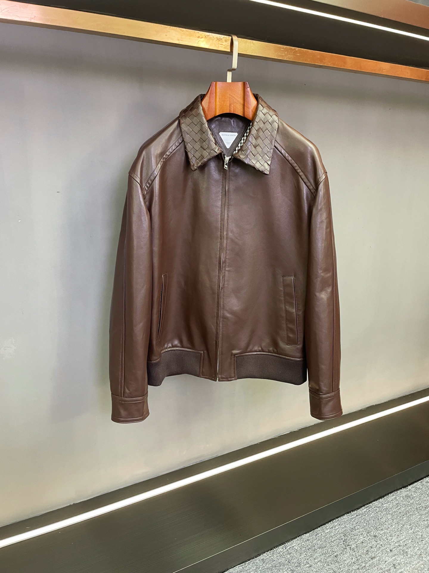 NO:772638,[BV Bottega Veneta's new 2026 spring and summer lapel jacket is simple and exquisite] BV's 2026 spring and summer new lapel jacket carries excellent quality with minimalist design, presenting contemporary fashionistas with an outfit choice that combines style and vitality.  The top-grade imported lambskin is selected. The leather is delicate and flexible, feels as warm as jade, and has a natural luster between light and shadow. Behind the minimalist style is the ultimate attention to materials - only such high-quality leather can withstand the repeated scrutiny of time and eyes, making every wear a silent declaration of quality.  The details show the ingenuity. The collar adopts pure hand-woven technology, with fine and elegant texture, injecting smart and ingenuity into the simple design; the lining is customized and developed according to the original version, which is comfortable and crisp to the touch, complementing the outer leather; three-dimensional cutting hook  The slim silhouette fits the body shape but is not restrictive, showing a neat posture in every gesture. The original hardware zipper is smooth and smooth, and every splicing and stitching is refined, using exquisite craftsmanship to interpret the design philosophy of 'simple but not simple'.  This season, green and coffee are launched. Green is bright and bright, bursting with youthful vitality and brightening up the dullness of autumn and winter; coffee is calm and elegant, with its own retro charm, and is versatile and practical. Whether it is daily commuting or casual gatherings, it can be easily controlled, showing an eclectic fashion attitude. Bottega Veneta's 2026 new lapel jacket is based on materials and craftsmanship is the soul. It is true in minimalism, injecting a classic with both quality and trend into your wardrobe.  Size M-3XL,,bottega veneta,bottega veneta,jackets & coats,sheepskin,Top Customize119860909【BV 葆蝶家2026春夏新款翻领夹克 简约之上,绽放精致】  BV家2026春夏新款翻领夹克,以极简设计承载卓越品质,为当代时尚者呈现兼具格调与活力的穿搭选择.  甄选顶级进口小羊皮,皮质细腻柔韧,触感温润如玉,于光影间流转自然光泽.极简款式的背后,是对材质的极致考究——唯有这般上乘皮料,方能经得起时光与目光的反复推敲,让每一次穿着都成为质感的无声宣言.  细节之处,尽显匠心领子采用纯手工编织工艺,纹理细密雅致,为简约设计注入灵动巧思；里布遵循原版定制开发,触感舒适且挺括,与外层皮料相得益彰；立体裁剪勾勒修身廓形,贴合身形却不束缚,举手投足间尽显利落姿态.原版五金拉链顺滑流畅,每一处拼接、每一道缝线皆精益求精,以精湛工艺诠释“简约不简单”的设计哲学.  本季推出绿色与咖色两色绿色明快鲜艳,迸发年轻活力,点亮秋冬沉闷；咖色沉稳雅致,自带复古韵味,百搭实穿.无论是日常通勤还是休闲聚会,皆能轻松驾驭,彰显不拘一格的时尚态度.  葆蝶家2026新款翻领夹克,以材质为基,以工艺为魂,于极简中见真章,为您的衣橱注入兼具品质与潮流的经典之作. 码数M-3XL,,bottega veneta,bottega veneta,jackets & coats,sheepskin,Top Customize1,Men's clothing