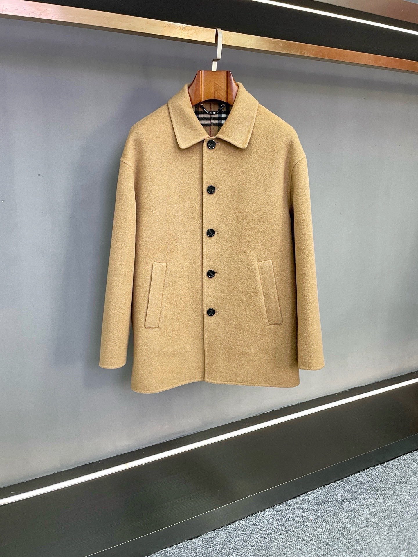 NO:814345,Supports exchange after the year. Burberry 2025 Autumn and Winter New Men's Lightweight Reversible Coat is a contemporary reshaping of the archival genes. Burberry's 2025 Autumn and Winter Men's Lightweight Coat is inspired by the brand's archive styles. It subtly integrates century-old British heritage and modern tailoring aesthetics, becoming an iconic item in the autumn and winter wardrobe that combines heritage and style. In terms of materials and craftsmanship, Burberry  This coat shows its craftsmanship. Pure wool is selected to create a double-sided wool twill fabric. The texture is fine, tight and drapey, with a warm touch and crisp style. The craftsmanship is refined in an Italian workshop, so that every inch of the fabric carries the ultimate pursuit of quality. The unlined design and sleeve viscose fiber lining not only retains the natural breathability of wool fabrics, but also ensures smooth wearing and taking off, achieving a perfect balance between lightness and warmth.  The brand's classic code is hidden in the design details. The worsted Burberry plaid lining is a low-key presentation of the iconic elements, which cleverly echoes the solid color of the outer layer, revealing the brand's recognition in every gesture. The embedded straight sleeve design outlines neat lines and matches the trimming.  The body-fitting shape accurately fits the body shape without restricting movement, showing the upright posture of an urban elite. The single-row button closure is simple and elegant, the welt side pockets are both practical and beautiful, and the back slit design adds a flexible layer to the silhouette. Design ingenuity can be seen in every detail.  The use of classic colors is more suitable for diverse scenes, the calm black highlights the low-key texture, and the versatile khaki color continues the British classic, which can be easily controlled whether it is daily commuting or weekend travel. This coat blends Burberry's design genes with contemporary needs, making it an ideal choice for settling down the temperament in autumn and winter. Size 46-54,,burberry,burberry,Top Customize119860909支持年后退换 Burberry 巴宝莉 2025秋冬新款男士轻便双面昵大衣典藏基因的当代重塑 Burberry 2025 秋冬男士轻便大衣,以品牌典藏款式为灵感溯源,将百年英伦底蕴与现代剪裁美学精妙融合,成为秋冬衣橱中兼具传承与格调的标志性单品. 在材质与工艺上,Burberry 这件大衣尽显匠心.甄选纯羊毛打造双面羊毛斜纹面料,质地细腻紧实且富有垂坠感,触感温润兼具挺括型格,于意大利工坊精制而成的工艺水准,让每一寸面料都承载着对品质的极致追求.无内衬设计搭配衣袖粘胶纤维内衬,既保留了羊毛面料的天然透气性,又确保穿脱顺滑,实现轻盈体感与保暖性的完美平衡. 设计细节中藏着品牌的经典密码.精纺巴宝莉格纹内里是标志性元素的低调呈现,与外层纯色形成巧妙呼应,举手投足间流露品牌辨识度.嵌入式直袖设计勾勒利落线条,配合修身版型,精准贴合身形却不束缚活动,尽显都市精英的挺拔姿态.单排纽扣开合简约大气,贴边侧袋兼顾实用与美观,后开衩设计则为版型增添灵动层次,细节之处皆见设计巧思. 经典色彩的运用更适配多元场景,沉稳黑色彰显低调质感,百搭卡其色延续英伦经典,无论是日常通勤还是周末出行,都能轻松驾驭.这件大衣将巴宝莉的设计基因与当代需求相融,成为秋冬季节沉淀气质的理想之选. 码数46-54,,burberry,burberry,Top Customize1,Men's clothing