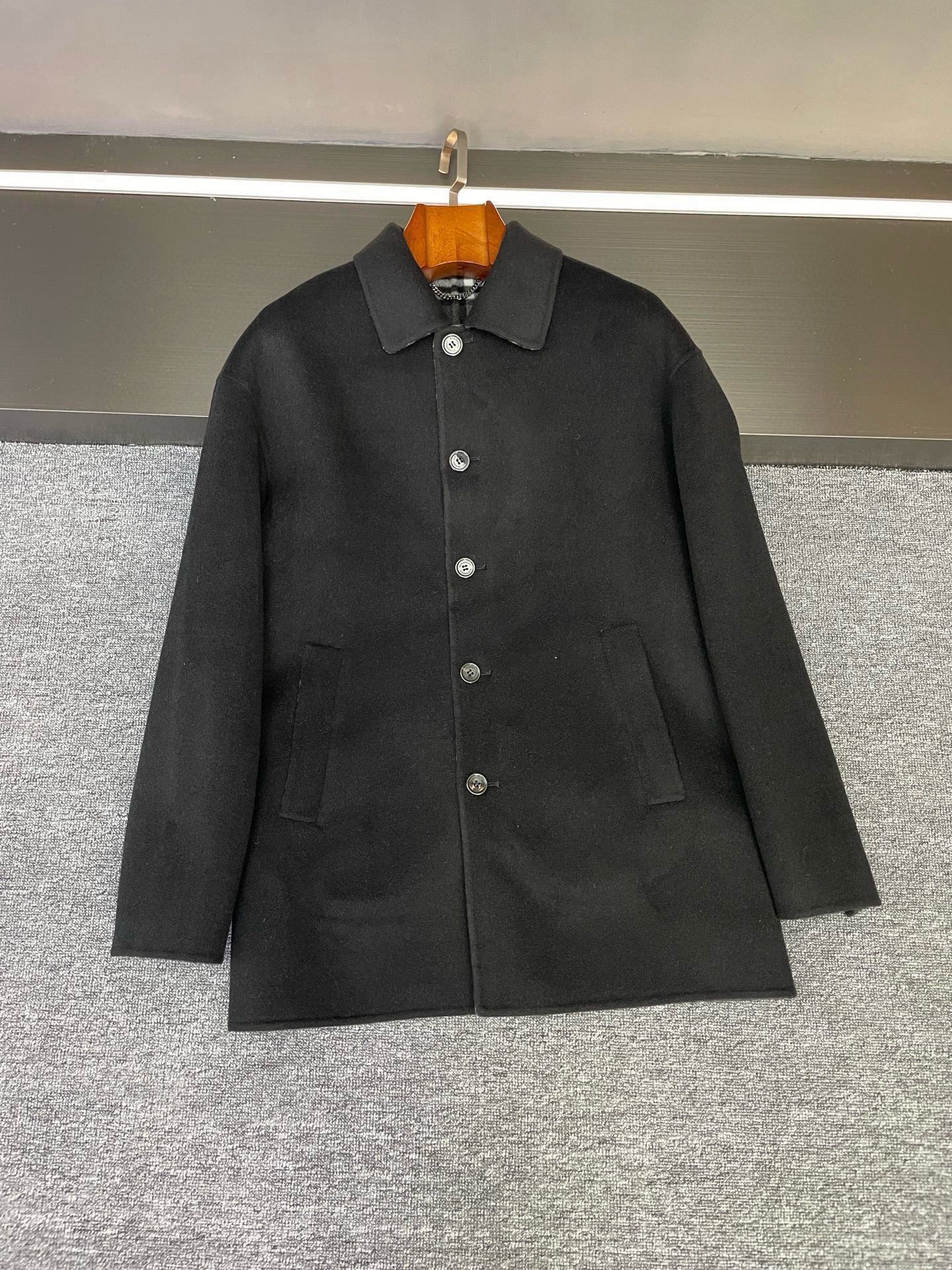 NO:814362,Supports exchange after the end of the year. Burberry’s double-sided cashmere coat from Burberry brings pure British style to daily life. Burberry’s new 2025 autumn and winter light coat hit the aesthetic mark as soon as it debuted!  Drawing inspiration from the brand's archives, this is the 'evergreen' style that autumn and winter wardrobes should have. The texture is really high-end that can be seen with the naked eye!  The double-sided wool twill fabric with wool as the outer layer feels delicate and firm yet soft and tough, and does not scratch the skin when worn close to the skin. The key is the 'unlined' design with refined Italian craftsmanship. It is as light as if you are not wearing anything, but it can firmly lock in the warmth. You will not feel burdened when commuting in autumn and winter. The brand heritage is all in the details!  The worsted Burberry plaid lining is instantly recognizable as soon as it is opened. It is a low-key echo of the British classics and forms a clever balance with the neat lines of the whole body. The embedded straight sleeve design is very suitable for self-cultivation, quietly hiding the fat on the arms. With the back slit design, it has a sense of elegance when walking and is not flattering at all. Details such as button closure and welt side pockets are both practical and make the whole look more concise and elegant.  The two colors are black, which has a calm aura, and can be worn in business occasions to show an elite feel; khaki is Burberry's specialty, and paired with white T jeans, it is a casual British style. You will not get tired of wearing one piece throughout autumn and winter, and this classic style really has a more time-worn flavor. Size 46-54!  ,,burberry,burberry,jeans,Top Customize119860909支持年后退换 巴宝莉 Burberry 这件典藏双面昵羊绒大衣,把纯正英伦质感穿成日常 Burberry.2025秋冬新款轻便大衣一亮相就戳中审美！从品牌典藏款式里汲取灵感,这才是秋冬衣橱该有的「常青款」担当. 质感真的肉眼可见的高级！外层是羊毛的双面羊毛斜纹面料,摸起来细腻紧实又带着柔软韧劲,贴身穿完全不扎肤.关键是「无内衬」设计搭配意大利精制工艺,穿在身上轻盈得像没穿,却能牢牢锁住暖意,秋冬通勤赶路也不会有负重感. 细节里全是品牌底蕴！精纺巴宝莉格纹内里一翻开就很有辨识度,低调呼应英伦经典,和全身利落线条形成巧妙平衡.嵌入式直袖设计太懂修身需求,悄悄藏住手臂赘肉,搭配后开衩设计,走路时自带飘逸感,完全不挑身材.纽扣开合、贴边侧袋这些细节,既实用又让整体更显简洁大气. 两个颜色闭眼入不踩雷黑色自带沉稳气场,商务场合穿尽显精英感；卡其色是巴宝莉的拿手好戏,搭配白T牛仔裤就是随性英伦风.一件穿整个秋冬都不腻,这种经典款果然越穿越有味道. 码数46-54！,,burberry,burberry,jeans,Top Customize1,Men's clothing
