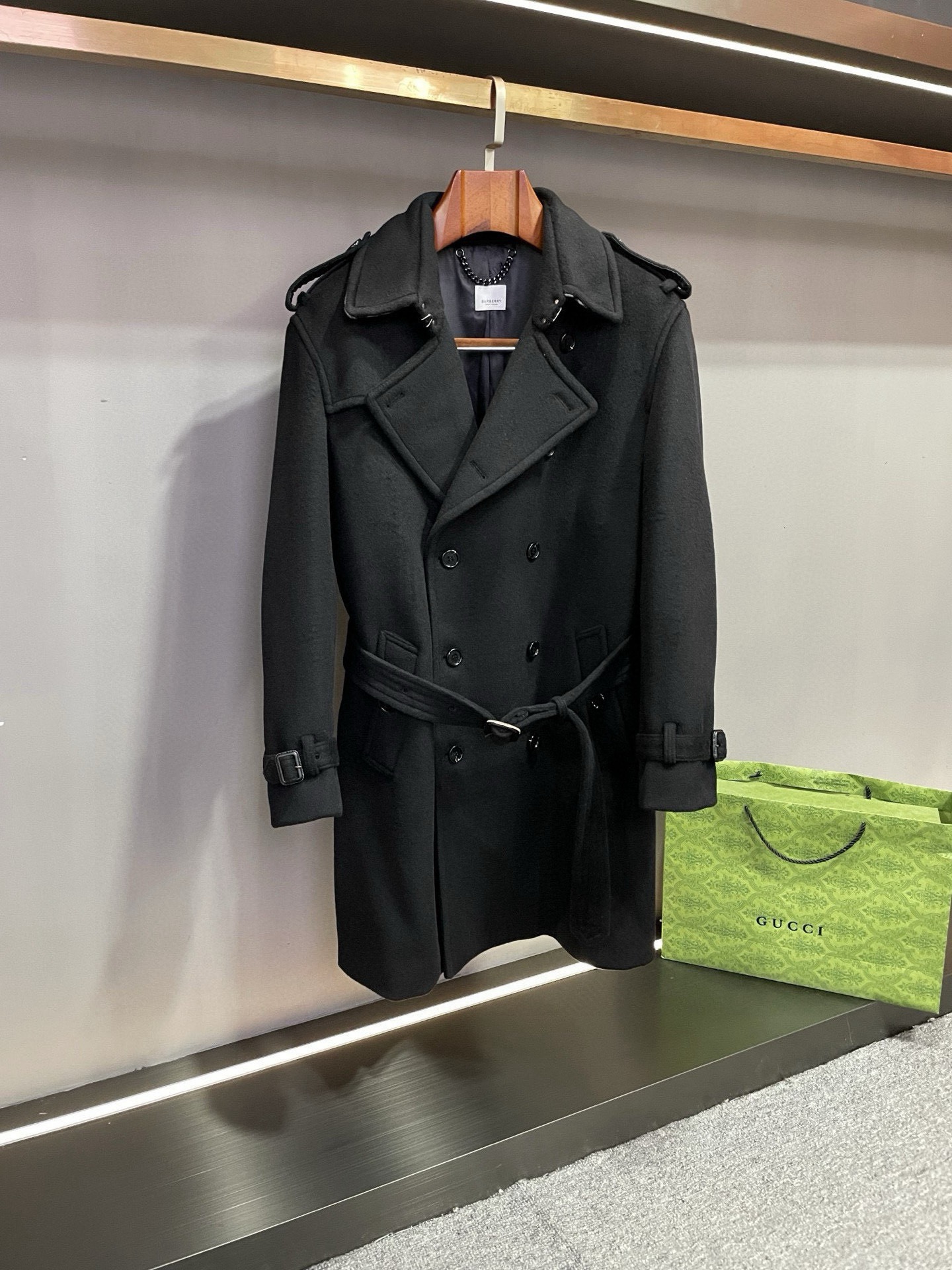 NO:814327,Supports exchange after the year. BURBERRY 2025 new autumn and winter men's Kensington TRENCH cashmere coat, the perfect fusion of Bur's classics and quality. It is carefully made of Australian imported cashmere, with unparalleled texture. The softness and warmth of cashmere bring you the ultimate comfort experience in autumn and winter. There are two classic colors, black and khaki, whether you prefer calm black or elegant and fashionable khaki, it can meet your different needs. Burberry  This Kenshidon coat is an aura style, showing men's composure and confidence. As Burberry's iconic Kenshidon cashmere coat, it inherits the brand's classic design and excellent quality. The plaid cashmere underneath the collar is a unique design detail that adds a sense of fashion and personality to the coat. The interior is made of BURBERRY  The jacquard lining and exquisite jacquard craftsmanship highlight the brand's high-end quality. From the outside to the inside, every detail has been carefully crafted, showing Burberry's persistent pursuit of quality. Whether it is a business occasion or leisure time, this Burberry men's cashmere coat can make you the focus of attention. It is not only a piece of clothing, but also a reflection of a life attitude. Choosing Burberry means choosing the perfect fusion of quality and fashion. An essential final item for a charming man's autumn and winter wardrobe. Burberry  Code number 46-54,,burberry,burberry,Top Customize119860909支持年后退换 巴宝莉 BURBERRY 2025 秋冬新款男士 肯辛顿 TRENCH 羊绒大衣,Bur家经典与品质的完美融合.  它采用澳洲进口羊绒精心打造,质感无与伦比.羊绒的柔软与温暖,为您在秋冬季节带来极致的舒适体验.有黑色和卡其色两个经典颜色,无论您偏爱沉稳大气的黑色,还是优雅时尚的卡其色,都能满足您的不同需求.  巴宝莉 这款肯希顿大衣是气场款,尽显男性的沉稳与自信.作为 巴宝莉 家标志性的肯希顿羊绒大衣,它传承了品牌的经典设计与卓越品质.领子下方为格纹羊绒,这一独特的设计细节,为大衣增添了一份时尚感与个性魅力.  内部采用 BURBERRY 提花里布,精致的提花工艺彰显了品牌的高端品质.从外到内,每一个细节都经过精心雕琢,展现出巴宝莉对品质的执着追求.  无论是商务场合还是休闲时光,这款Burberry男士羊绒大衣都能让您成为众人瞩目的焦点.它不仅是一件衣服,更是一种生活态度的体现.选择Burberry,就是选择品质与时尚的完美融合.  魅力男士秋冬衣橱必不可少的压轴单品.Burberry 码数46-54,,burberry,burberry,Top Customize1,Men's clothing