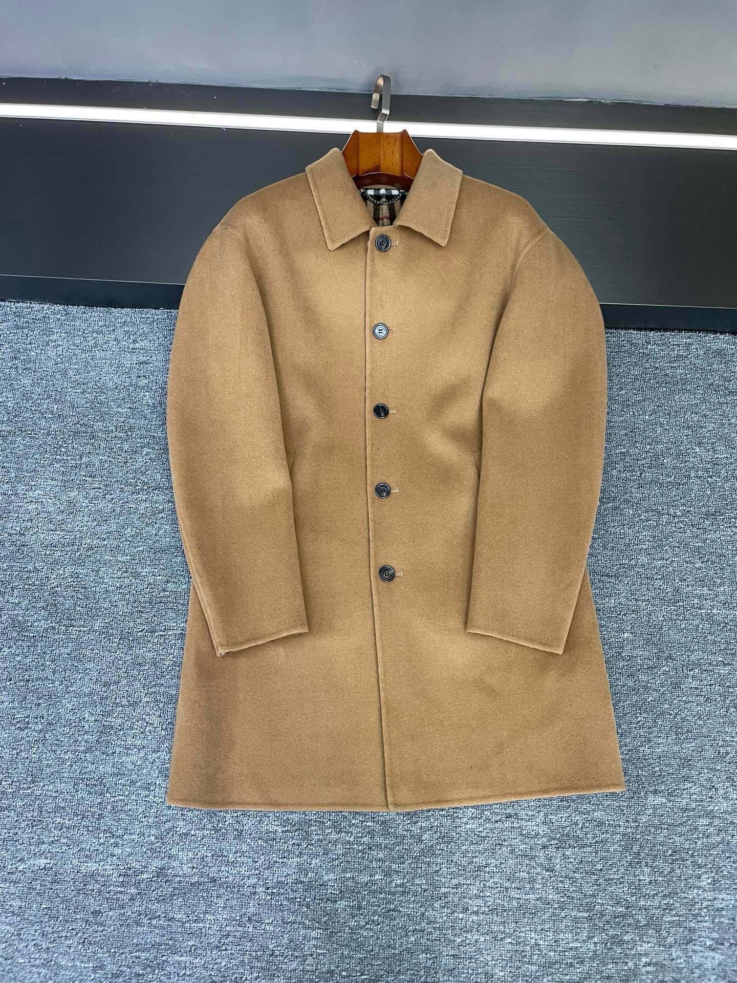 NO:772758,I fell in love with the Burberry men's reversible coat at first glance, turning the classic elegance into daily life. I finally waited for Burberry's 2026 spring and summer men's new style!  This mid-length lightweight cashmere coat is inspired by the brand's archives. It has a retro and elegant feel when you put it on. It is completely different from ordinary coats.  The double-faced wool twill fabric made in Italy is amazing. It feels delicate and crisp. It is light and not bulky when worn on the body. It is not bulky when layered with suits and sweaters in autumn and winter. What strikes me the most is the classic worsted plaid inside. The details that are inadvertently revealed are very tasteful. The embedded straight sleeves and dropped shoulders are designed to be very understanding of men's figures. They are slim but not tight, hide the flesh and show off the shoulder lines. Whoever wears this is a 'walking clothes hanger'.  The practical details are also full of buttons that open and close neatly and with a sense of ceremony. The welted side pockets are super convenient for storing mobile phones and keys. The back slit design is completely unrestricted for walking. The unlined design makes the whole body lighter. It is suitable for daily commuting, dating, and business trips. The outer layer of wool has excellent warmth, and the sleeves of viscose fiber are smooth to put on and take off. Even the buttons are made of rhinestones, which hides sophistication in a low profile.  The black model is calm and elegant. It looks like an elite gentleman when paired with leather shoes. It also has a casual and trendy feel when paired with sports shoes. The khaki color is gentle and high-end. It comes with a knitted sweater in autumn and winter and comes with a warm male filter. The two colors will not be stepped on if you close your eyes. Code number 46-54,,burberry,burberry,sneakers,sweaters,business suit,Top Customize119860909一眼沦陷的 巴宝莉 Burberry 男士双面昵大衣,把典藏优雅穿成日常 终于等到 Burberry2026春夏男士新款！这件中长款轻便羊绒大衣,从品牌典藏款式里扒出的灵感,一上身就自带复古贵气感,完全不是普通大衣能比的. 意大利精制的双面羊毛斜纹面料太绝了,摸起来细腻又挺括,穿在身上轻盈不压身,秋冬叠穿西装、毛衣都不臃肿.最戳我的是内里的精纺经典格纹,不经意露出的细节超显品味,嵌入式直袖落肩设计太懂男士身材了,修身却不紧绷,藏肉又显肩线,谁穿谁是“行走的衣架子”. 实用细节也拉满纽扣开合利落又有仪式感,贴边侧袋随手放手机、钥匙超方便,后开衩设计走路完全不受限,无内衬设计让整体更轻便,日常通勤、约会、出差穿都合适.外层羊毛保暖性在线,衣袖粘胶纤维穿脱顺滑,连纽扣都是水钻材质,低调里藏着精致. 黑色款沉稳大气,搭皮鞋是精英绅士,配运动鞋又有休闲潮感；卡其色温柔高级,秋冬配针织衫自带暖男滤镜,两个颜色闭眼入都不踩雷 码数 46-54,,burberry,burberry,sneakers,sweaters,business suit,Top Customize1,Men's clothing