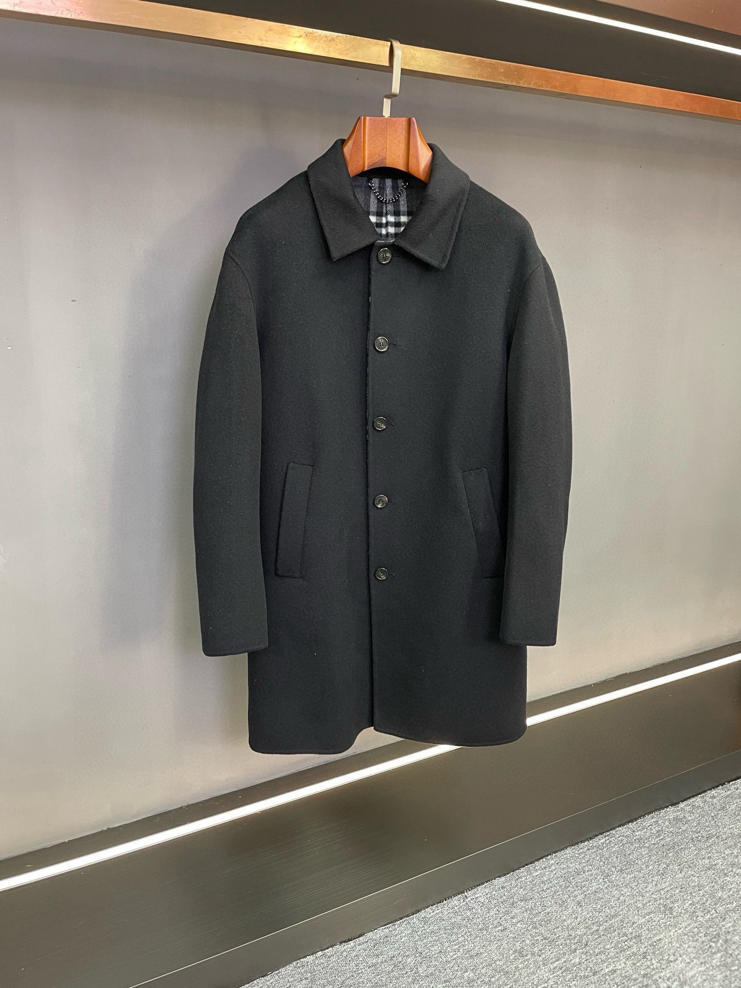 NO:772761,Burberry 2026 Spring/Summer Men's Mid-Length Lightweight Cashmere Reversible Coat is a new collection and style inheritance. Inheriting the design genes of the brand's archive coats for more than 165 years, Burberry's 2026 Men's Mid-Length Lightweight Wool Coat was born. With classics as its bones and craftsmanship as its soul, it reinterprets the contemporary expression of British style.  Inspired by the timeless designs in the brand's archives, this coat is carefully crafted from double-sided wool twill fabric. The pure wool outer layer has a soft touch and a crisp fit. It adapts to the changing climate of autumn and winter and continues the brand's persistent pursuit of high-quality fabrics. Each piece is crafted in an Italian workshop, from fabric cutting to detail stitching, all demonstrating the rigor and sophistication of European craftsmanship.  The design cleverly balances classic and modern worsted Burberry classic plaid with the brand logo hidden inside, continuing the collection element that has become a brand symbol since the 19th generation; the embedded straight sleeves and dropped shoulders design breaks the traditional constraints, while modifying the body shape while retaining freedom of movement, ultimately presenting a neat and slim fit.  Style. The button closure is simple and neat, the welted side pockets are both practical and aesthetic, the back slit design adds a sense of dynamic agility, and the unlined structure gives the item a light wearing experience and is suitable for layering needs in multiple scenes. The sleeve lining is made of viscose fiber, with textured horn buttons, showing exquisite details in every detail.  This time, two colors are launched, classic black and khaki. Black is calm and atmospheric, suitable for business occasions, while khaki is warm and restrained, echoing the British heritage, and can easily handle the diverse dressing needs from daily commuting to social occasions. Burberry men's mid-length lightweight wool coat collides with contemporary design with archive inspiration, and uses craftsmanship to protect the style, becoming a hand-me-down in the autumn and winter wardrobe. Size S-XXL,,burberry,burberry,jackets & coats,Top Customize119860909Burberry 巴宝莉 2026春夏男士中长款轻便羊绒双面昵大衣典藏新生,格调传承 承袭品牌165余年典藏外套的设计基因,巴宝莉2026男士中长款轻便羊毛大衣应运而生,以经典为骨、匠艺为魂,重释英伦格调的当代表达. 灵感源自品牌典藏档案中的隽永设计,这款大衣选用双面羊毛斜纹面料精心打造,纯羊毛外层兼具柔软触感与挺括版型,适配秋冬多变气候的同时,延续了品牌对高品质面料的执着追求.每一件均于意大利工坊精制而成,从面料剪裁到细节缝合,无不彰显欧洲匠艺的严谨与考究. 设计上巧妙平衡经典与摩登精纺Burberry经典格纹内里暗藏品牌标识,延续自19代便成为品牌符号的典藏元素；嵌入式直袖落肩设计打破传统束缚,在修饰身形的同时保留活动自由度,最终呈现利落修身版型.纽扣开合简约利落,贴边侧袋兼顾实用与美学,后开衩设计增添动态灵动感,而无内衬结构则赋予单品轻盈穿着体验,适配多场景叠搭需求.衣袖内衬采用粘胶纤维,搭配质感牛角纽扣,于细节处尽显精致. 本次推出经典黑色与卡其色两款配色,黑色沉稳大气适配商务场合,卡其色温润内敛呼应英伦底蕴,轻松驾驭从日常通勤到社交场合的多元穿搭需求. Burberry 男士中长款轻便羊毛大衣,以典藏灵感碰撞当代设计,用匠艺守护格调,成为秋冬衣橱中的传世之作. 码数 S-XXL,,burberry,burberry,jackets & coats,Top Customize1,Men's clothing