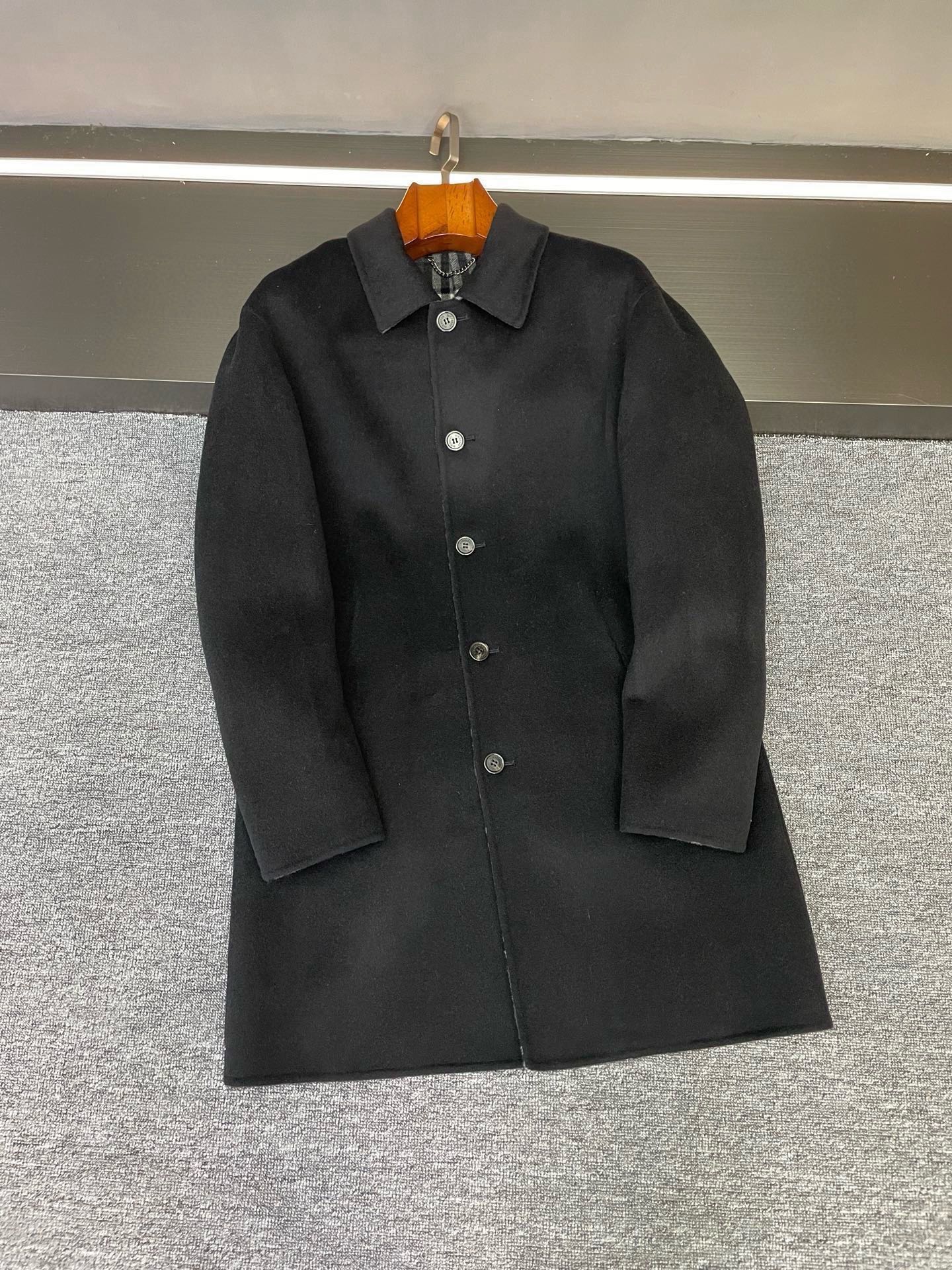 NO:772766,I fell in love with the Burberry men's reversible coat at first glance, turning the classic elegance into daily life. I finally waited for Burberry's 2026 spring and summer men's new style!  This mid-length lightweight cashmere coat is inspired by the brand's archives. It has a retro and elegant feel when you put it on. It is completely different from ordinary coats.  The double-faced wool twill fabric made in Italy is amazing. It feels delicate and crisp. It is light and not bulky when worn on the body. It is not bulky when layered with suits and sweaters in autumn and winter. What strikes me the most is the classic worsted plaid inside. The details that are inadvertently revealed are very tasteful. The embedded straight sleeves and dropped shoulders are designed to be very understanding of men's figures. They are slim but not tight, hide the flesh and show off the shoulder lines. Whoever wears this is a 'walking clothes hanger'.  The practical details are also full of buttons that open and close neatly and with a sense of ceremony. The welted side pockets are super convenient for storing mobile phones and keys. The back slit design is completely unrestricted for walking. The unlined design makes the whole body lighter. It is suitable for daily commuting, dating, and business trips. The outer layer of wool has excellent warmth, and the sleeves of viscose fiber are smooth to put on and take off. Even the buttons are made of rhinestones, which hides sophistication in a low profile.  The black model is calm and elegant. It looks like an elite gentleman when paired with leather shoes. It also has a casual and trendy feel when paired with sports shoes. The khaki color is gentle and high-end. It comes with a knitted sweater in autumn and winter and comes with a warm male filter. The two colors will not be stepped on if you close your eyes. Code number 46-54,,burberry,burberry,sneakers,sweaters,business suit,Top Customize119860909一眼沦陷的 巴宝莉 Burberry 男士双面昵大衣,把典藏优雅穿成日常 终于等到 Burberry2026春夏男士新款！这件中长款轻便羊绒大衣,从品牌典藏款式里扒出的灵感,一上身就自带复古贵气感,完全不是普通大衣能比的. 意大利精制的双面羊毛斜纹面料太绝了,摸起来细腻又挺括,穿在身上轻盈不压身,秋冬叠穿西装、毛衣都不臃肿.最戳我的是内里的精纺经典格纹,不经意露出的细节超显品味,嵌入式直袖落肩设计太懂男士身材了,修身却不紧绷,藏肉又显肩线,谁穿谁是“行走的衣架子”. 实用细节也拉满纽扣开合利落又有仪式感,贴边侧袋随手放手机、钥匙超方便,后开衩设计走路完全不受限,无内衬设计让整体更轻便,日常通勤、约会、出差穿都合适.外层羊毛保暖性在线,衣袖粘胶纤维穿脱顺滑,连纽扣都是水钻材质,低调里藏着精致. 黑色款沉稳大气,搭皮鞋是精英绅士,配运动鞋又有休闲潮感；卡其色温柔高级,秋冬配针织衫自带暖男滤镜,两个颜色闭眼入都不踩雷 码数 46-54,,burberry,burberry,sneakers,sweaters,business suit,Top Customize1,Men's clothing