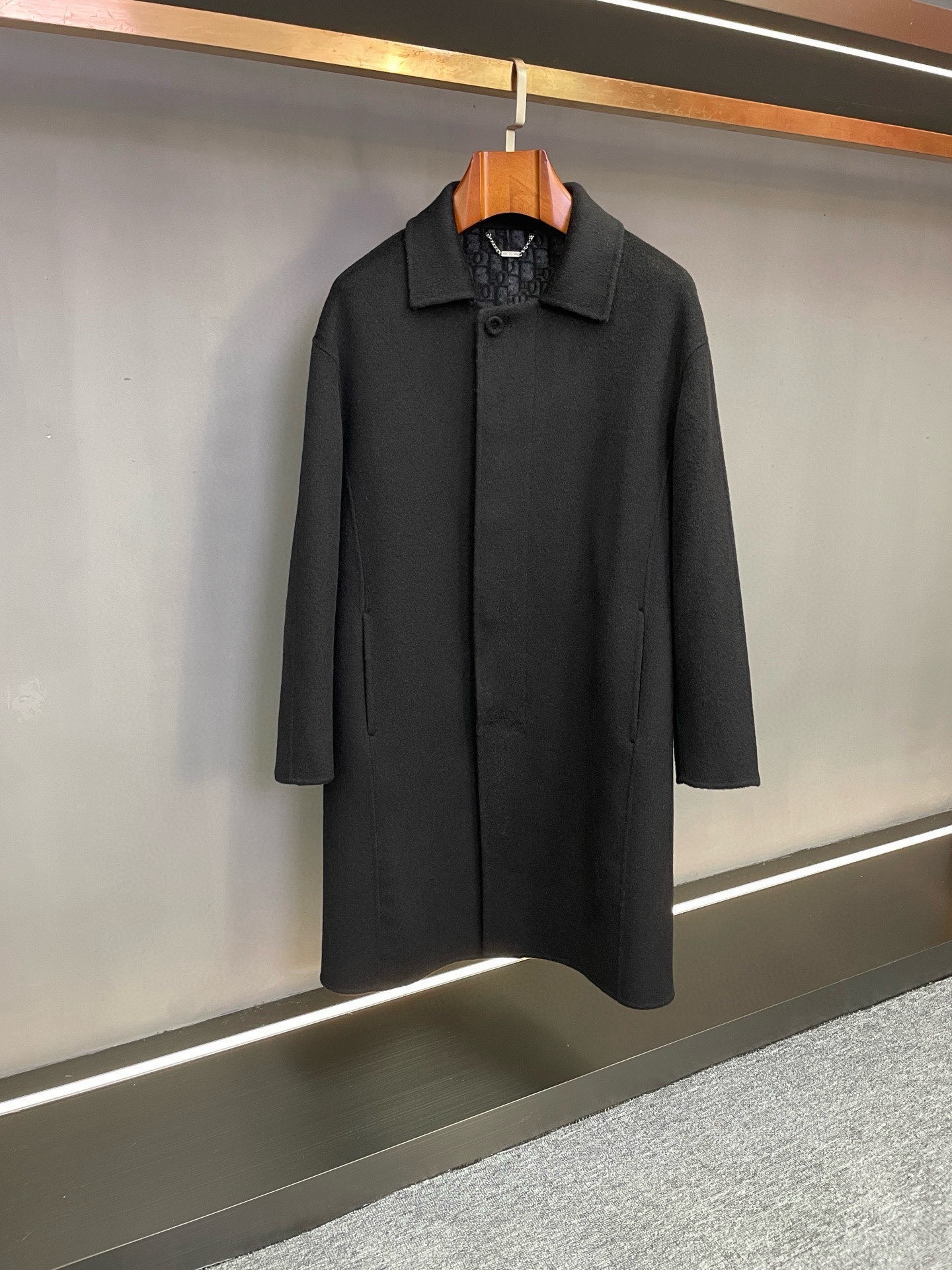 NO:814346,Supports exchange after the year. Dior 2025 Autumn and Winter Men's Mid-Length Cashmere Reversible Coat is a contemporary interpretation of the archive genes. Retracing the essence of the brand's archives, Dior's 2025 Autumn and Winter Men's Series launches this mid-length wool coat, which reinterprets the classic style from a modern perspective and becomes a timeless piece in the wardrobe.  Inspired by the brand's archive styles, this Dior coat is made of cashmere double-sided twill fabric, which is light in texture but has a crisp texture. It is refined with exquisite craftsmanship in an Italian workshop. Every detail demonstrates the ingenuity of Dior's haute couture heritage. The body is designed with a slim fit and cleverly integrated into the embedded straight sleeves and dropped shoulders. It outlines clean lines while taking into account the comfort of wearing, breaking the restraint of traditional formal wear.  In the details, you can see the ingenious worsted Dior classic presbyopia lining with hidden brand imprints, forming a low-key echo with the black body; the button opening and closing of the cloth bag is simple and elegant, and the welt side pockets are both practical and beautiful. The non-slit design and unlined structure strengthen the overall neat silhouette, and the viscose fiber lining of the sleeves adds to the smooth wearing and taking off experience.  From business commuting to daily travel, this Dior coat is based on classic black. With a design that combines retro genes and modern tailoring, it can easily adapt to multiple occasions and become an iconic item that defines contemporary men's elegance. Size 48-56,, dior, dior, Top Customize119860909支持年后退换 迪奥 Dior 2025秋冬男士中长款羊绒双面昵大衣典藏基因的当代演绎 回溯品牌典藏精髓,Dior 2025秋冬男士系列推出这款中长款羊毛大衣,以现代视角重释经典格调,成为衣橱中的隽永之作. 灵感源自品牌典藏款式,迪奥这件大衣选用羊绒双面斜纹面料打造,质地轻盈却兼具挺括质感,于意大利工坊经由精湛工艺精制而成,每一处细节都彰显迪奥高级订制传承的匠心底蕴.衣身采用修身版型设计,巧妙融入嵌入式直袖落肩剪裁,在勾勒利落线条的同时兼顾穿着舒适度,打破传统正装的拘谨感. 细节之处更见巧思精纺Dior经典老花内里暗藏品牌印记,与黑色衣身形成低调呼应；布包纽扣开合简约雅致,贴边侧袋兼顾实用与美观,不开衩设计与无内衬结构则强化了整体的利落轮廓,衣袖内衬粘胶纤维更添穿脱顺滑体验. 从商务通勤到日常出行,迪奥这款大衣以经典黑色为基底,凭借兼具复古基因与现代剪裁的设计,轻松适配多元场合,成为定义当代男士优雅的标志性单品 码数48-56,,dior,dior,Top Customize1,Men's clothing