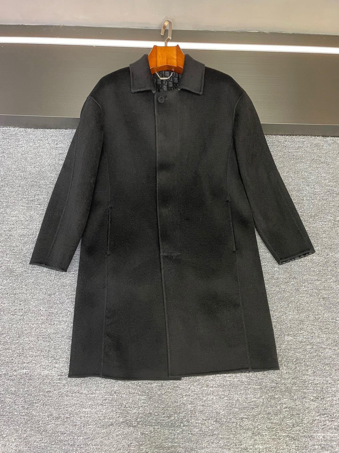 NO:814352,Supports exchange after the year. Dior 2025 Autumn and Winter Men's Mid-Length Cashmere Reversible Coat is a contemporary interpretation of the archive genes. Looking back at the essence of the brand's archives, Dior's 2025 Autumn and Winter Men's Series launches this mid-length cashmere coat, which reinterprets the classic style from a modern perspective and becomes a timeless piece in the wardrobe.  Inspired by the brand's archive styles, this Dior coat is made of wool double-sided twill fabric, which is light in texture but has a crisp texture. It is refined with exquisite craftsmanship in an Italian workshop. Every detail demonstrates the ingenuity of Dior's haute couture heritage. The body is designed with a slim fit and cleverly integrated into the embedded straight sleeves and dropped shoulders. It outlines clean lines while taking into account the wearing comfort, breaking the restraint of traditional formal wear.  In the details, you can see the ingenious worsted Dior classic presbyopia lining with hidden brand imprints, forming a low-key echo with the black body; the button opening and closing of the cloth bag is simple and elegant, and the welt side pockets are both practical and beautiful. The non-slit design and unlined structure strengthen the overall neat silhouette, and the viscose fiber lining of the sleeves adds to the smooth wearing and taking off experience.  From business commuting to daily travel, this coat is based on classic black. With a design that combines retro genes and modern tailoring, it can easily adapt to multiple occasions and become an iconic item that defines contemporary men's elegance. Size M-3XL,, dior, dior, Top Customize119860909支持年后退换 迪奥 Dior 2025秋冬男士中长款羊绒双面昵大衣典藏基因的当代演绎 回溯品牌典藏精髓,Dior 2025秋冬男士系列推出这款中长款羊绒大衣,以现代视角重释经典格调,成为衣橱中的隽永之作. 灵感源自品牌典藏款式,Dior这件大衣选用羊毛双面斜纹面料打造,质地轻盈却兼具挺括质感,于意大利工坊经由精湛工艺精制而成,每一处细节都彰显迪奥高级订制传承的匠心底蕴.衣身采用修身版型设计,巧妙融入嵌入式直袖落肩剪裁,在勾勒利落线条的同时兼顾穿着舒适度,打破传统正装的拘谨感. 细节之处更见巧思精纺Dior经典老花内里暗藏品牌印记,与黑色衣身形成低调呼应；布包纽扣开合简约雅致,贴边侧袋兼顾实用与美观,不开衩设计与无内衬结构则强化了整体的利落轮廓,衣袖内衬粘胶纤维更添穿脱顺滑体验. 从商务通勤到日常出行,这款大衣以经典黑色为基底,凭借兼具复古基因与现代剪裁的设计,轻松适配多元场合,成为定义当代男士优雅的标志性单品 码数M-3XL,,dior,dior,Top Customize1,Men's clothing