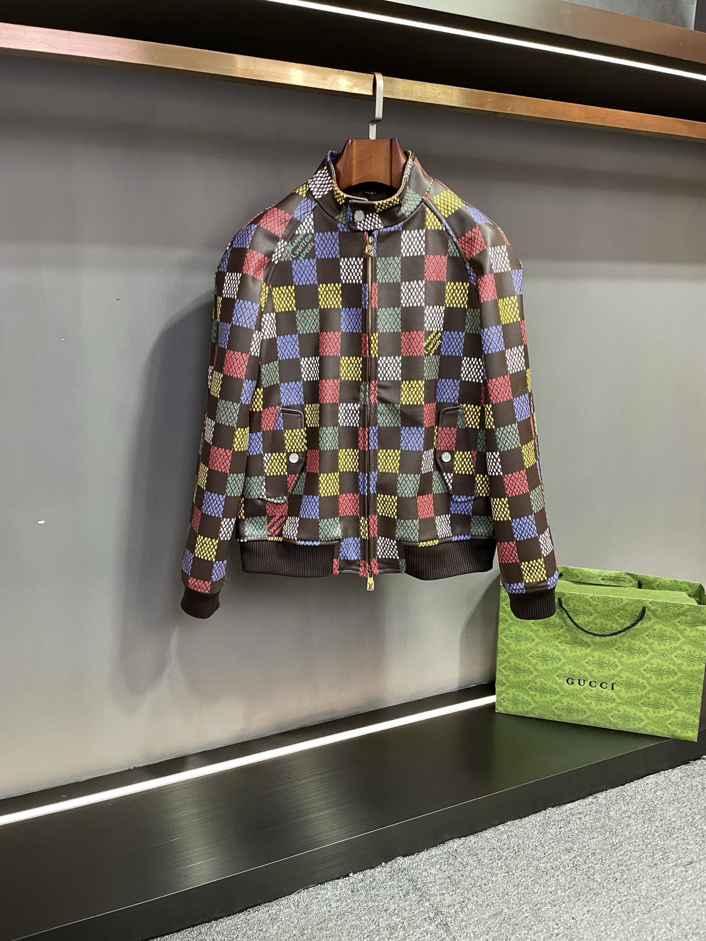 NO:772439,P Louis Vuitton LV 2026 spring and summer new men's cowhide leather jacket, showing the king's style. LV's leather jacket is carefully made of first-layer calfskin imported from Spain, with high quality material and excellent texture. LV's classic checkerboard print has always been an iconic element in the fashion industry, and this new style has specially added colorful elements, injecting new vitality and fashion sense into the classic.  Engraved pearl buttons are used as embellishments, and the details highlight the brand's exquisite craftsmanship and unique design. The double-pull design is both practical and fashionable, and the small high collar adds elegance and stability to the overall look. This LV leather jacket is not only a piece of clothing, but also a perfect reflection of Louis Vuitton's brand heritage and innovation. It perfectly blends classic and modern fashion, showing the elegance, confidence and charm of men. Whether it is paired with formal business attire or casual daily attire, it can easily create a unique and stylish look.  Choosing Louis Vuitton's 2026 spring and summer new men's cowhide leather jacket is to choose a high-quality lifestyle and fashion attitude. Let us appreciate Louis Vuitton's luxurious charm and show your own extraordinary taste. Size M-3XL,,louis vuitton,louis vuitton,leather jacket,cowhide,Top Customize119860909P 路易威登 LV 2026春夏新款男士牛皮皮衣,尽显王者风范.  LV 这款皮衣采用西班牙进口头层小牛皮精心打造,材质上乘,质感卓越.LV 经典的棋盘格印花一直以来都是时尚界的标志性元素,而此次新款更是特别加入了炫彩元素,为经典注入了全新的活力与时尚感.  刻字珍珠纽扣作为点缀,细节之处彰显品牌的精湛工艺与独特设计.双拉头的设计既实用又增添了时尚感,小高领则为整体造型增添了一份优雅与稳重.  LV这款皮衣不仅是一件服装,更是路易威登品牌传承与创新的完美体现.它将经典与现代时尚完美融合,展现出男性的优雅、自信与魅力.无论是搭配正式的商务装还是休闲的日常服饰,都能轻松打造出独具品味的时尚造型.  选择路易威登 2026春夏新款男士牛皮皮衣,就是选择一种高品质的生活方式和时尚态度.让我们一同领略路易威登的奢华魅力,展现自己的不凡品味. 码数M-3XL,,louis vuitton,louis vuitton,leather jacket,cowhide,Top Customize1,Men's clothing