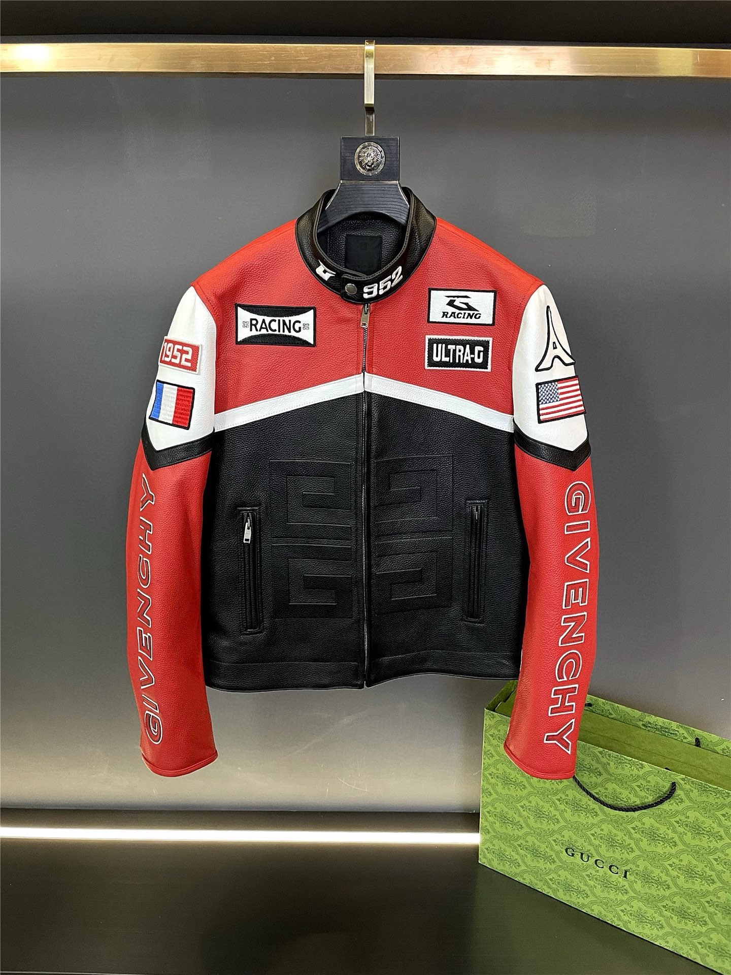 NO:772299,P Givenchy GIVENCHY 2026 spring and summer new cowhide motorcycle clothing, same style for men and women. Strong arrival GIVENCHY launches a new cowhide motorcycle clothing in the 2026 spring and summer series, shocking the fashion world with its excellent quality and exquisite craftsmanship. Givenchy's motorcycle clothing is carefully made of imported first-layer cowhide. The leather is soft and tough, and the texture is natural and delicate, highlighting the luxurious texture of the top material. The predecessor uses embossing technology to outline the  The GIVENCHY giant brand LOGO is eye-catching and unique, instantly attracting everyone's attention. Various embroidery seals are plastered all over the body, and the details are full of delicacy and care. The GIVENCHY words embroidered on both sides of the sleeves are simple yet grand, adding a sense of sophistication to the overall look. The back also uses a large area of embroidery technology, with exquisite patterns and smooth lines, showing Givenchy's ultimate pursuit of craftsmanship. Givenchy 2026  The new autumn and winter cowhide motorcycle clothing combines fashion elements and high-end quality, making it an ideal choice for fashionable people who pursue individuality and quality. Size 48-56,,givenchy,givenchy,cowhide,Top Customize119860909P 纪梵希 GIVENCHY 2026春夏新品牛皮机车服 男女同款.强势来袭 GIVENCHY在 2026年春夏系列中推出全新牛皮机车服,以其卓越品质和精湛工艺震撼时尚界.  纪梵希这款机车服采用进口头层牛皮精心打造,皮质柔软坚韧,纹理自然细腻,彰显出顶级材质的奢华质感.前身运用压花工艺,勾勒出 GIVENCHY 巨型品牌 LOGO,醒目而独特,瞬间吸引众人目光.  各种绣章贴满全身,细节之处尽显精致与用心.袖子两侧刺绣的 GIVENCHY 字样,简约而不失大气,为整体造型增添一份精致感.而后背同样采用大面积绣花工艺,图案精美,线条流畅,展现出纪梵希对工艺的极致追求.  Givenchy 2026 年秋冬新款牛皮机车服,融合了时尚元素与高端品质,是追求个性与品质的时尚人士的理想之选. 码数48-56,,givenchy,givenchy,cowhide,Top Customize1,Men's clothing