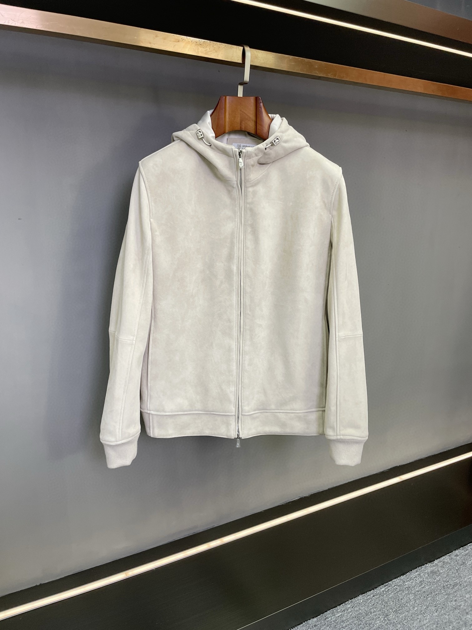 NO:772894,BC Brunello Cucinelli's new 2026 spring and summer men's suede sheepskin hooded jacket reshapes the autumn and winter style. In the long history of fashion, Brunello Cucinelli has always been synonymous with quality and style. For the 2026 spring and summer series, the brand has once again made efforts to bring a men's sheepskin jacket that combines classics and innovation, presenting a fashionable gift to men who pursue excellent taste.  BC's jacket is made of suede sheepskin imported from New Zealand. It has a soft and delicate texture. You can feel the luxurious texture it conveys with a gentle touch. The unique suede effect of suede not only adds to the high-end feel of the clothing, but also brings a warm and comfortable wearing experience. At the same time, it has good breathability, which can keep the skin dry even in cold autumn and winter.  This time, two classic colors, black and off-white, are launched. The black model is calm and restrained, versatile and shows the mature charm of men. It can be easily matched with formal business suits or casual jeans, making it the best choice for business occasions and daily travel. The off-white model is simple and elegant, exuding a fresh and refined temperament, injecting a bright color into the dull atmosphere of autumn and winter. Wearing it will instantly enhance the fashion and sophistication of the overall outfit.  The hooded version design retains the simple style while adding a sense of casualness. The drawstring on the hood can be freely adjusted according to needs, which not only effectively resists the cold wind, but also creates different styling styles. The simple design concept runs throughout, without too many complicated decorations, and uses simple and smooth lines to outline a neat version, which perfectly interprets the low-key luxury connotation of the old money style and shows the wearer's elegant taste and confidence. Whether strolling on the city streets or attending important social occasions, Brunello  Cucinelli's new 2026 spring and summer men's sheepskin jackets can make you the center of attention, showing your unique fashion attitude and extraordinary temperament. Size 48-56,, brunello cucinelli, jeans, jackets & coats, sheepskin, hats, Top Customize119860909BC Brunello Cucinelli 2026春夏新款男士反绒羊皮连帽外套,重塑秋冬型格  在时尚的长河中,Brunello Cucinelli始终是品质与格调的代名词.2026春夏系列,品牌再度发力,带来一款融合经典与创新的男士羊皮外套,为追求卓越品味的男士们呈上一份时尚厚礼.  BC这款外套精选新西兰进口反绒羊皮,质地柔软细腻,轻轻抚摸,便能感受到其传递出的奢华质感.反绒皮独特的绒面效果,不仅增添了衣物的高级感,还带来温暖舒适的穿着体验.同时,它具有良好的透气性,即使在寒冷的秋冬,也能保持肌肤干爽.  此次推出黑色与米白色两个经典颜色.黑色款沉稳内敛,百搭且尽显男士的成熟魅力,无论是搭配正式的商务套装,还是休闲的牛仔裤,都能轻松驾驭,是商务场合与日常出行的不二之选；米白色款简约优雅,散发着清新脱俗的气质,为秋冬的沉闷氛围注入一抹亮色,穿上它,瞬间提升整体穿搭的时尚度与精致感.  连帽版型设计,在保留简约风格的同时,增添了一份休闲随性.帽子上的抽绳可根据需求自由调节,不仅能有效抵御寒风,还能塑造出不同的造型风格.简约风的设计理念贯穿始终,没有过多繁杂的装饰,以简洁流畅的线条勾勒出利落的版型,完美诠释了老钱风低调奢华的内涵,展现出穿着者的高雅品味与自信从容.  无论是漫步在都市街头,还是出席重要社交场合,Brunello Cucinelli 2026春夏新款男士羊皮外套都能让您成为众人瞩目的焦点,彰显独特的时尚态度与非凡气质. 码数48-56,,brunello cucinelli,jeans,jackets & coats,sheepskin,hats,Top Customize1,Men's clothing