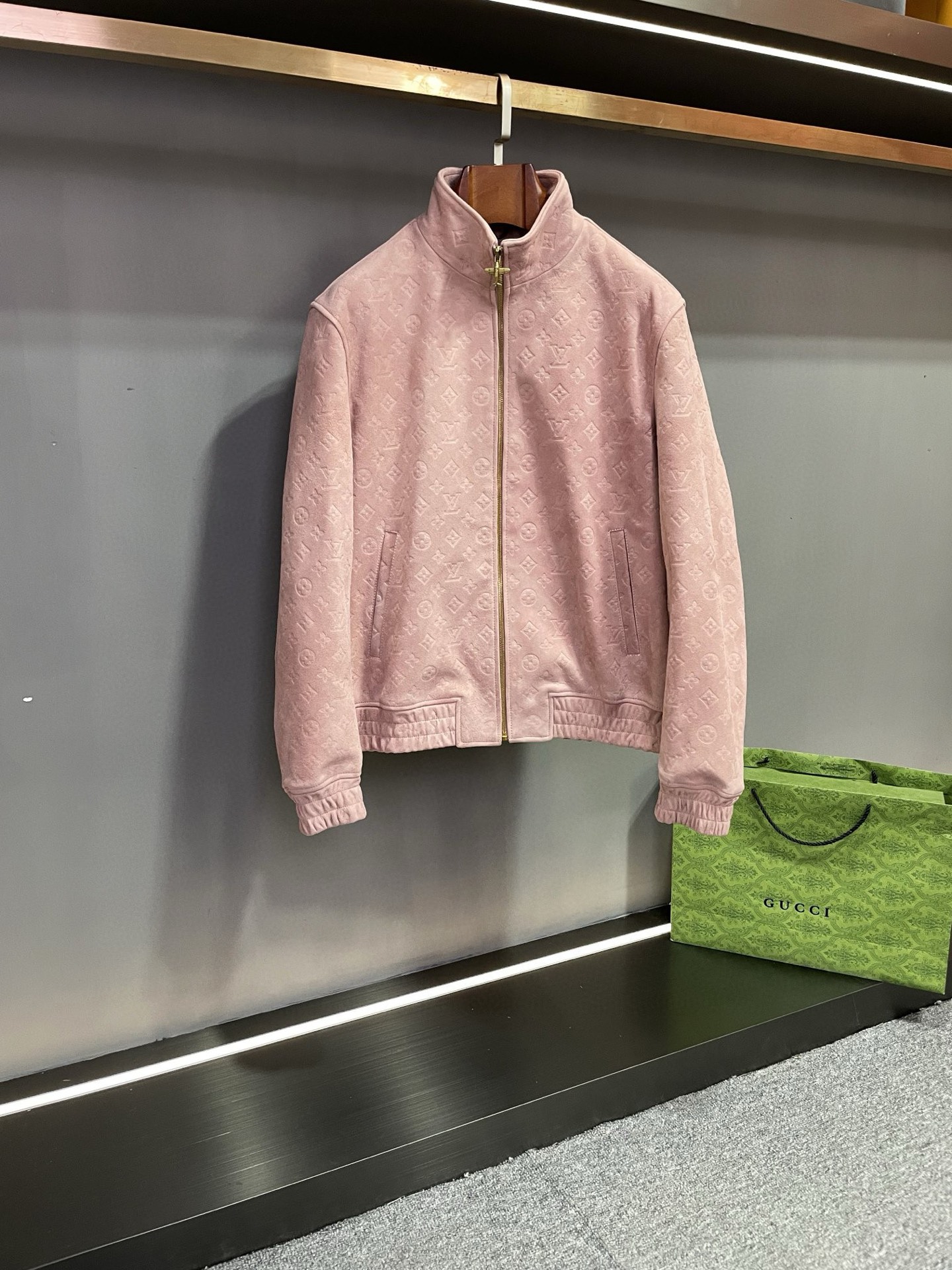 NO:773312,Louis Vuitton LV 2026 spring and summer men's suede sheepskin leather jacket. This leather jacket from Lujia is made of pink suede sheepskin imported from Australia. It is of high quality, soft and delicate to the touch, and shows luxurious quality. It is covered with LV's iconic five-flower embossing, which is unique and eye-catching, fully displaying the charm of the brand.  The high-collar design can not only effectively resist the cold, but also highlight a man's upright posture and extraordinary temperament. The elastic treatment of the hem and cuffs not only increases the overall fashion sense, but also improves the comfort and warmth of wearing. LV has always led the fashion trend with exquisite craftsmanship and excellent design. This men's suede sheepskin leather jacket is undoubtedly another masterpiece of the essence of its brand. It is not only a piece of clothing, but also a symbol of identity and taste.  I hope you can own it and show your unique charm and style this spring and summer. Size M-3XL,,louis vuitton,louis vuitton,louis vuitton,louis vuitton,leather jacket,sheepskin,Top Customize119860909路易威登 LV 2026春夏男款反绒羊皮皮衣  驴家这款皮衣精选澳洲进口的粉色反绒羊皮,材质上乘,触感柔软细腻,尽显奢华品质.  其满身采用 LV 标志性的五花压花,独特而醒目,将品牌的魅力展现得淋漓尽致.  高领的版型设计,不仅能够有效抵御寒冷,更能凸显男士的挺拔身姿与不凡气质.而下摆及袖口的松紧处理,既增加了整体的时尚感,又提升了穿着的舒适度和保暖性.  LV一直以来都以精湛的工艺和卓越的设计引领时尚潮流,这款男士反绒羊皮皮衣无疑是其品牌精髓的又一力作.它不仅是一件衣物,更是一种身份与品味的象征.  期待您能拥有它,在这个春夏展现出独特的魅力与风采. 码数M-3XL,,louis vuitton,louis vuitton,louis vuitton,louis vuitton,leather jacket,sheepskin,Top Customize1,Men's clothing