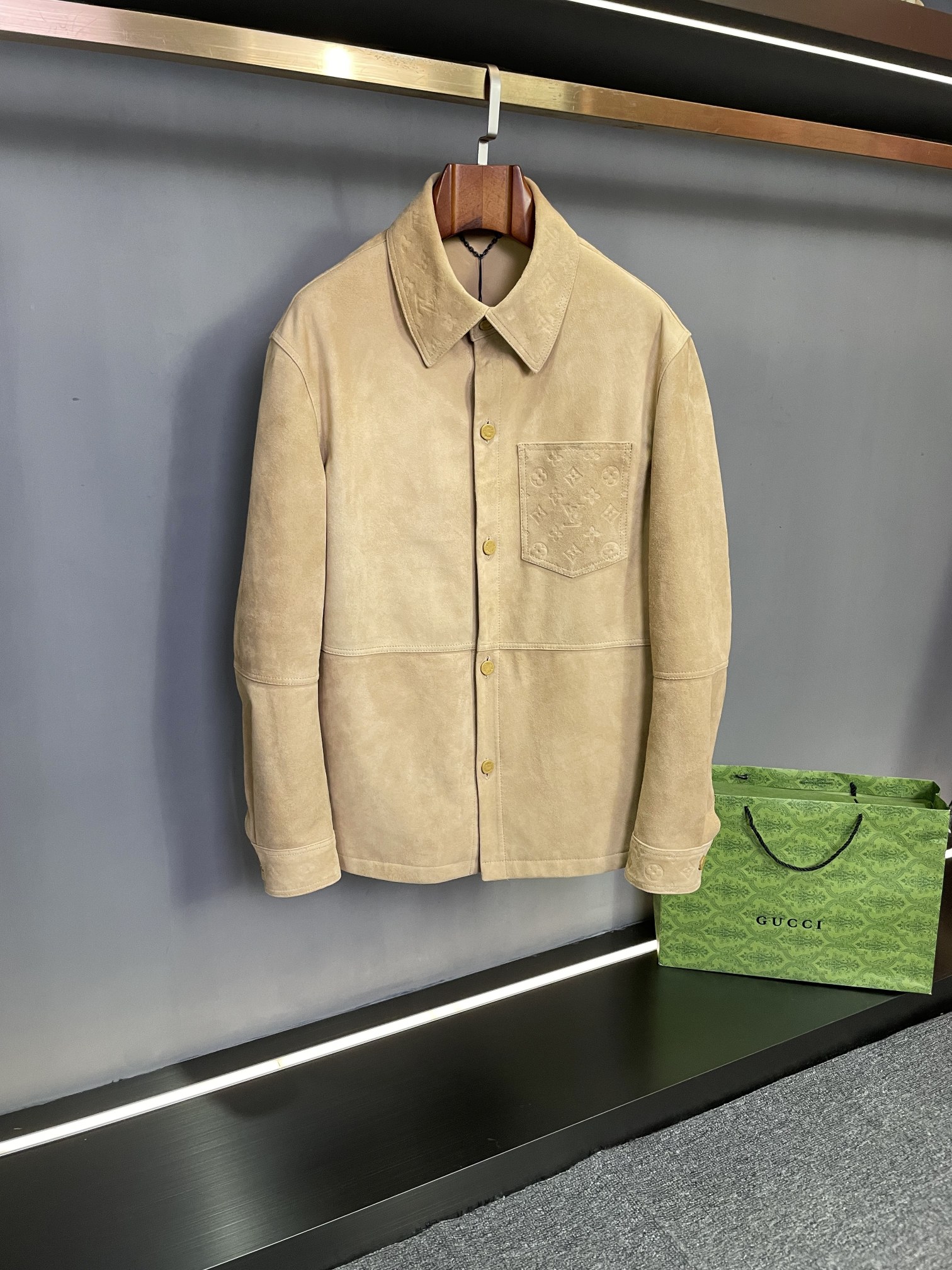 NO:772070,LV Louis Vuitton's new 2026 spring and summer men's suede sheepskin jacket is an excellent fusion of luxury and fashion. Louis Vuitton's 2026 spring and summer series brings a unique sheepskin jacket for men. The khaki suede sheepskin imported from Australia is selected, with a delicate and soft touch, showing luxurious quality.  The unique coating process and the abandonment of traditional lining design not only add to the lightness of the clothes, but also highlight the exquisite craftsmanship and innovative concepts. The shirt has a simple and elegant style, making it casual and comfortable to wear, whether it is a business occasion or leisure time, it can be easily controlled. On the collar and cuffs, Louis Vuitton's classic five-flower LOGO  The embossing is exquisite and delicate, low-key yet luxurious, highlighting the brand's charm and extraordinary style in every detail. Every detail embodies Louis Vuitton's persistent pursuit of fashion and quality, creating a unique wearing experience for you and leading the autumn and winter fashion trends. Size M-3XL,,louis vuitton,louis vuitton,jackets & coats,shirts,sheepskin,Top Customize119860909LV 路易威登 2026春夏新款男士反绒羊皮外套,奢华与时尚的卓越融合  路易威登 26春夏系列为男士带来一款独具匠心的羊皮外套.精选自澳洲的进口卡其色反绒绵羊皮,触感细腻柔软,尽显奢华品质.  独特的镀膜工艺处理,摒弃传统里布设计,不仅增添了衣物的轻盈感,更彰显出精湛的工艺与创新理念.衬衫版型简约大气,穿着随性自在,无论是商务场合还是休闲时光,皆能轻松驾驭.  领子与袖口处,路易威登经典的五花 LOGO 压花精致细腻,低调而不失奢华,于细微处彰显品牌魅力与不凡格调.每一处细节,都凝聚着路易威登对时尚与品质的执着追求,为您打造独一无二的穿着体验,引领秋冬时尚潮流. 码数M-3XL,,louis vuitton,louis vuitton,jackets & coats,shirts,sheepskin,Top Customize1,Men's clothing