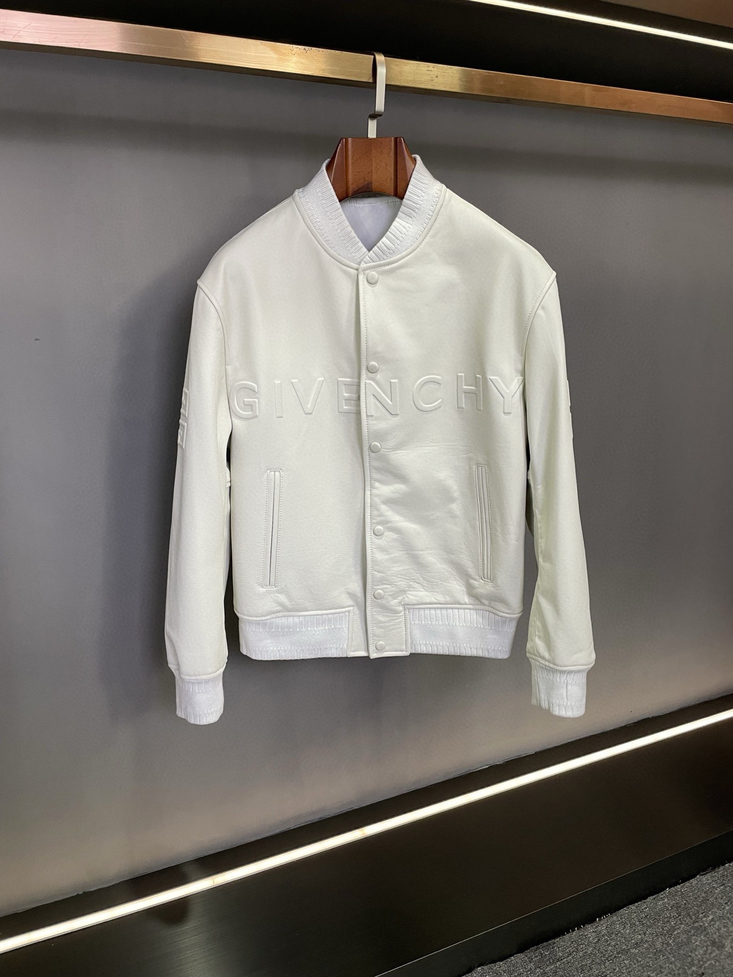 NO:772794,Givenchy GIVENCHY 2026 new spring and summer men's sheepskin baseball jersey, a classic that is full of luxury and fashion. Givenchy's baseball jersey is carefully made of sheepskin imported from Australia, with excellent quality. The delicate texture and softness of the sheepskin bring unparalleled comfort experience to the wearer. Two classic colors of black and white are available to meet the needs of different fashion tastes. GIVENCHY on the front chest  The brand letters are embossed, exquisite and eye-catching, highlighting the brand's unique charm and high-end quality. The embossed Givenchy maze LOGO on both sides of the arms adds a sense of fashion and artistic flavor to this baseball uniform. GIVENCHY has always been a leader in the fashion industry and is famous for its exquisite craftsmanship and unique design style. This 26 new men's sheepskin baseball uniform perfectly integrates the brand's classic elements with modern fashion, showing the elegance and confidence of men.  Whether paired with casual pants or jeans, this baseball uniform can easily create a fashionable yet stable look. In this autumn and winter season, let the Givenchy men's sheepskin baseball uniform become the highlight of your wardrobe, showing your unique taste and personality. Choosing Givenchy is choosing the perfect combination of quality and fashion. Looking forward to your tasting. Size M-3XL.,,givenchy,givenchy,jeans,sheepskin,Top Customize119860909纪梵希 GIVENCHY 2026春夏新款男士羊皮棒球服,一款尽显奢华与时尚的经典之作.  纪梵希这款棒球服选用澳洲进口羊皮精心打造,品质卓越.羊皮的细腻质感与柔软度,为穿着者带来无与伦比的舒适体验.黑色与白色两个经典颜色可选,满足不同的时尚品味需求.  前胸的 GIVENCHY 品牌字母压花,精致而醒目,彰显着品牌的独特魅力与高端品质.手臂两侧的纪梵希迷宫 LOGO 压花,更是为这件棒球服增添了一份时尚感与艺术气息.  GIVENCHY一直以来都是时尚界的翘楚,以其精湛的工艺和独特的设计风格而闻名.这款26新款男士羊皮棒球服,将品牌的经典元素与现代时尚完美融合,展现出男性的优雅与自信.  无论是搭配休闲裤还是牛仔裤,这款棒球服都能轻松打造出时尚而不失稳重的造型.在这个秋冬季节,让纪梵希男士羊皮棒球服成为你衣橱中的亮点,展现出你的独特品味与个性魅力.  选择纪梵希.就是选择品质与时尚的完美结合.期待您的品鉴. 码数M-3XL.,,givenchy,givenchy,jeans,sheepskin,Top Customize1,Men's clothing