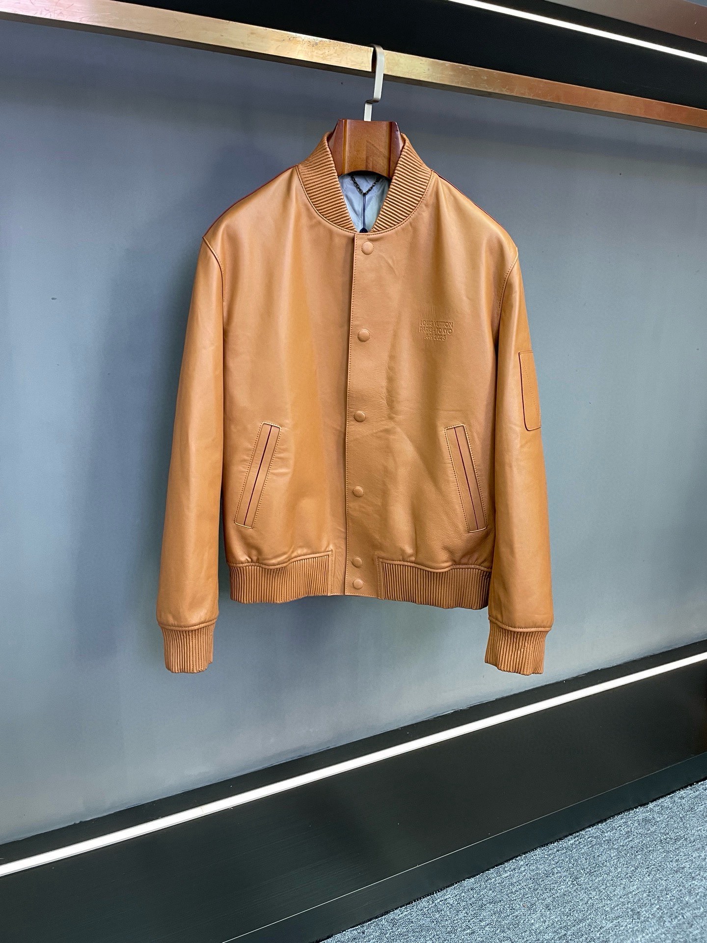 NO:772749,Lv Louis Vuitton's 2026 spring and summer men's cowhide jacket is a classic and innovative work. Lujia's 2026 spring and summer men's series presents another masterpiece. The new cowhide jacket takes 'Remember the Future' as the design core and deeply integrates the brand's classic genes with contemporary craft aesthetics, injecting noble texture and trendy tension into autumn and winter men's wear.  In terms of material selection, the jacket is made of yellow first-layer calfskin imported from Spain, which is the best choice among leathers. Its leather surface is smooth and delicate, with clear and natural pores. It has both flexible bones and a soft and waxy touch. It will show a retro luster as it is worn, perfectly interpreting the time value of luxury materials. In order to meet the needs of autumn and winter, thin cotton padding is specially added to the interior to ensure a light body feel while building a warm barrier, achieving a balance between functionality and luxury.  The design details highlight the brand's ingenuity. The LV Logo embossing on the chest and back is made with fine craftsmanship, with uneven textures, conveying brand recognition without losing the restrained style. The red oil edge treatment on the edges of the whole leather is the finishing touch. The bright color and yellow leather create a visual collision. Each oil edge is carefully polished, showing impeccable craftsmanship precision. This design not only continues the series' exploration of the integration of workwear and street hairstyles, but also highlights the modern aesthetic expression with color contrast. As Pharrell  A concrete representation of the concept of Williams and Nigo's joint series, this jacket breaks the boundaries between formal and casual - paired with a simple shirt, it can be suitable for business occasions, while the mixed knitted inner layer interprets street style, becoming a versatile item that transcends scenes. From material selection to craftsmanship details, every aspect carries Louis Vuitton's ultimate pursuit of quality. It is not only a warm guardian for autumn and winter, but also a silent declaration of taste. Size 48-56,, louis vuitton, louis  vuitton,louis vuitton,louis vuitton,jackets & coats,shirts,cowhide,Top Customize119860909Lv 路易威登2026春夏男士牛皮外套经典与创新的匠心之作 驴家2026春夏男士系列再献佳作,新款牛皮外套以「Remember the Future」为设计内核,将品牌经典基因与当代工艺美学深度融合,为秋冬男士穿搭注入尊贵质感与潮流张力. 材质甄选上,外套采用西班牙进口黄色头层小牛皮,作为皮革中的上乘之选,其皮面光滑细腻,毛孔清晰自然,兼具柔韧筋骨与软糯触感,随穿着沉淀更显复古光泽,完美诠释奢品材质的时间价值.为适配秋冬需求,内里特别添加薄棉填充,在保障轻盈体感的同时构建温暖屏障,实现功能性与奢华感的平衡. 设计细节彰显品牌匠心胸前与后背的LV Logo压花采用精细工艺打造,纹路凹凸有致,既传递品牌辨识度又不失内敛格调；全身皮革边缘的红色油边处理堪称点睛之笔,鲜明色彩与黄色皮革形成视觉碰撞,每一道油边均经细致打磨,展现无可挑剔的工艺精度.这一设计既延续了系列对工装与街头发型的融合探索,更以色彩对比凸显现代美学表达. 作为Pharrell Williams与Nigo联名系列理念的具象呈现,这件外套打破了正式与休闲的界限——搭配简约衬衫可适配商务场合,混搭针织内搭则诠释街头格调,成为跨越场景的百搭单品.从材质甄选到工艺细节,每一处都承载着路易威登对品质的极致追求,既是秋冬的温暖守护,更是品位的无声宣言. 码数48-56,,louis vuitton,louis vuitton,louis vuitton,louis vuitton,jackets & coats,shirts,cowhide,Top Customize1,Men's clothing