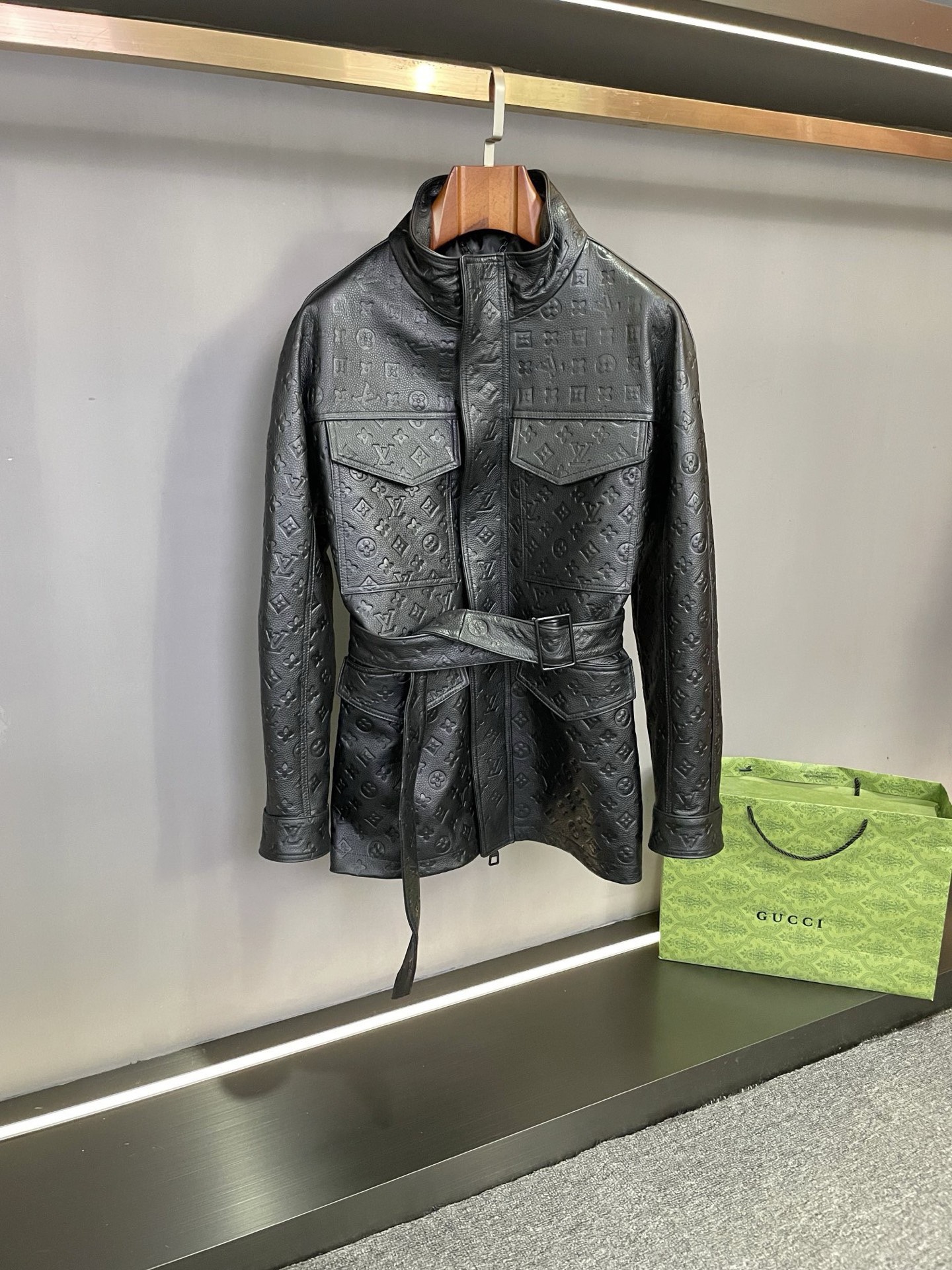 NO:772349,Louis Vuitton's 2026 new spring and summer cowhide coat is the perfect fusion of luxury and practicality. In the bright starry sky of fashion, Louis Vuitton always shines with a unique and dazzling light. This season, Louis Vuitton's 2026 new cowhide coat makes its grand debut, bringing a new wearing experience to those who pursue excellent quality and fashion style.  This coat is carefully selected from top-grain black calfskin imported from Spain. Its excellent quality is self-evident. The first-grain cowhide has soft and tough characteristics, and is delicate and elastic to the touch. Every touch seems to be in dialogue with the top leather craftsmanship. The black color is deep and mysterious, like the brightest star in the night sky, low-key but unable to conceal its luxurious temperament. The LV classic five-flower LOGO is all over the body.  The embossing process is a masterpiece. Through exquisite skills, the brand's iconic pattern is perfectly presented on the coat, which not only demonstrates the brand's profound cultural heritage, but also shows its unique fashion taste. Each LOGO is like a work of art, exuding charming charm in the interplay of light and shadow.  The tough military-style design of the mid-length coat injects a strong aura into the coat. The smooth lines outline a tall and straight figure, and the design draws on military uniform elements, retaining the tough silhouette without losing the fashionable charm. It seems to carry the sound of wind when walking, showing the confidence and courage of the wearer.  The design of the four front flap pockets is both practical and decorative. They are distributed just right, not only convenient for storing small items, but also adding to the layering and three-dimensionality of the overall shape. The design of the flap pockets is full of details, and Louis Vuitton's persistent pursuit of quality can be felt every time it is opened and closed.  The design of the small high collar is the finishing touch. Not only can it effectively resist the cold wind and protect the skin of the neck, but it can also inadvertently modify the neck line, showing an elegant temperament. Paired with a cowhide belt of the same material, it instantly outlines a slender waist, adding a sense of casualness and sophistication to the overall look LV  The new spring and summer 26 cowhide coat is the crystallization of fashion and quality, and is an indispensable classic choice in the autumn and winter wardrobe. Whether you are attending important occasions or daily travels, it can make you the center of attention, showing unparalleled charm and style. Choosing Louis Vuitton is choosing an excellent lifestyle. Size 48-56,,louis vuitton,louis vuitton,cowhide,Top Customize119860909路易威登 LV 2026春夏新款牛皮大衣奢华与实用的完美融合  在时尚的璀璨星空中,路易威登始终闪耀着独特而耀眼的光芒.今季,路易威登 2026新款牛皮大衣重磅登场,为追求卓越品质与时尚格调的人士带来全新的穿搭体验.  这款大衣严选西班牙进口头层黑色小牛皮,其卓越的品质不言而喻.头层牛皮具备柔软而坚韧的特性,触感细腻且富有弹性,每一次触摸都仿佛在与顶级皮革工艺对话.黑色的色泽深邃而神秘,如同夜空中最璀璨的星辰,低调却难掩奢华气质.  全身的 LV 经典五花 LOGO 压花工艺堪称一绝.通过精湛的技艺,将品牌标志性的图案完美呈现在大衣之上,既彰显了品牌深厚的文化底蕴,又展现出独特的时尚品味.每一个 LOGO 都犹如一件艺术品,在光影交错间散发着迷人魅力.  中长款的军装硬朗风设计为大衣注入了强大的气场.流畅的线条勾勒出挺拔身姿,借鉴军装元素的设计,既保留了硬朗的轮廓,又不失时尚的韵味.行走间,仿佛自带风声,彰显出穿着者的自信与果敢.  前幅四个揭盖口袋的设计兼具实用性与装饰性.它们分布得恰到好处,不仅方便放置随身小物,更增添了整体造型的层次感和立体感.揭盖口袋的设计细节满满,每一次开合都能感受到路易威登对品质的执着追求.  小高领的设计更是点睛之笔.它不仅能够有效抵御寒风,呵护颈部肌肤,更能在不经意间修饰颈部线条,展现出优雅气质.搭配上同材质的牛皮腰带,瞬间勾勒出纤细腰身,为整体造型增添了一份随性与精致  LV 26春夏新款牛皮大衣,是时尚与品质的结晶,是秋冬衣橱中不可或缺的经典之选.无论是出席重要场合还是日常出行,它都能让你成为众人瞩目的焦点,展现出无与伦比的魅力与风采.选择路易威登,就是选择一种卓越的生活方式. 码数 48-56,,louis vuitton,louis vuitton,cowhide,Top Customize1,Men's clothing