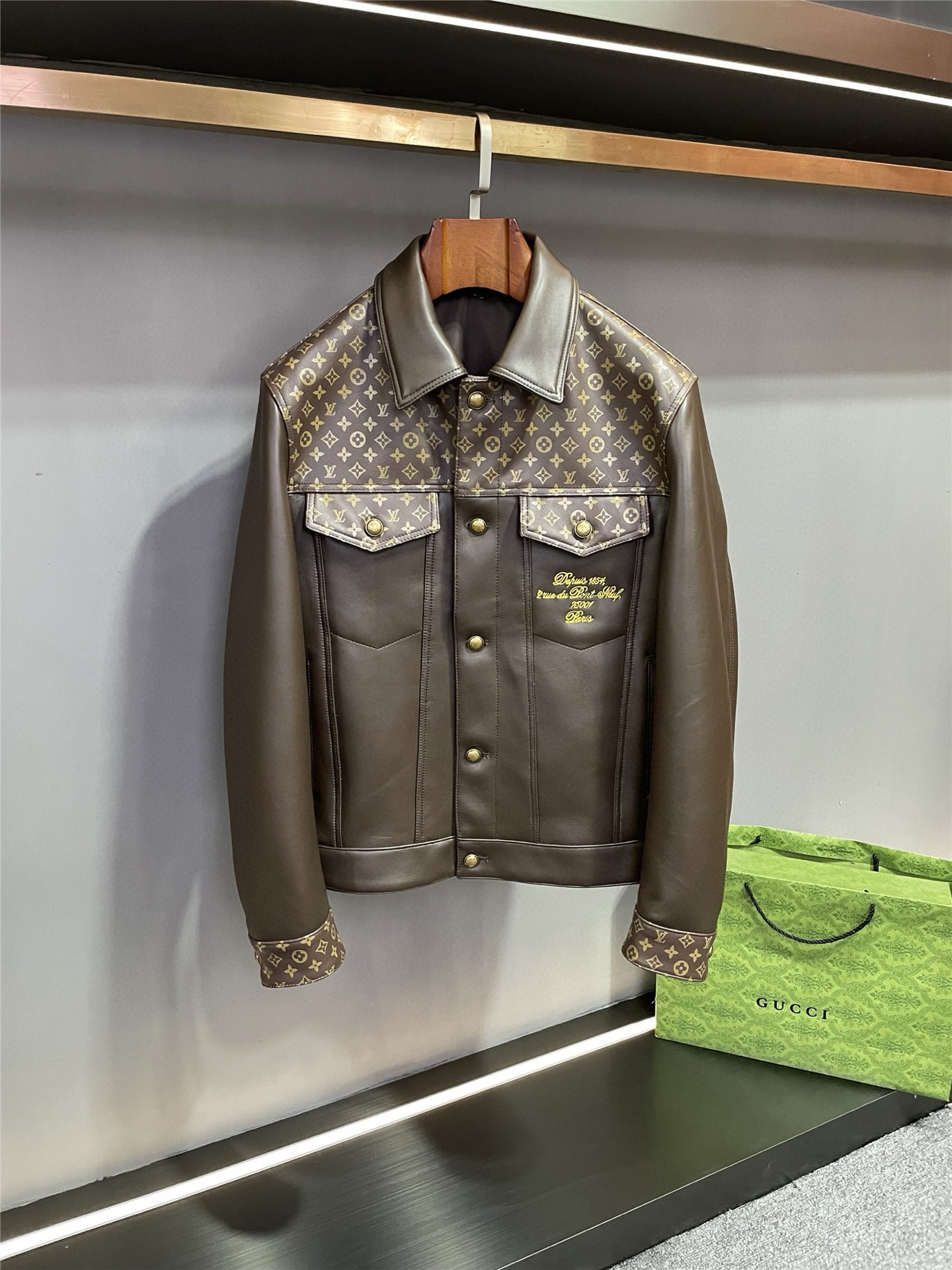 NO:772739,P LV Louis Vuitton 2026 Spring and Summer New Men's Sheepskin Leather Jacket In the bright starry sky of fashion, Lujia always shines with a unique and dazzling light. In the spring and summer of 2026, the sheepskin jacket launched by Louis Vuitton has once again become the focus of attention in the fashion industry. This sheepskin jacket from Lujia is made of top-grade sheepskin material, with a soft and delicate touch, as if to tell the brand's persistent pursuit of quality. On the shoulders and cuffs, LV  The classic five-flower print blooms with charming charm. This iconic pattern is not only a symbol of the brand, but also a perfect fusion of fashion and classic, adding a sense of refinement and luxury to the whole. The leather embroidery on the back is matched with rivet technology, which is even more ingenious. The pattern of the leather embroidery is delicate and has smooth lines, as if it is an exquisite work of art; while the embellishment of rivets adds a toughness and personality, making the jacket reveal an uninhibited temperament in its elegance.  The embroidery on the breast pocket uses exquisite craftsmanship to show delicate beauty, injecting a smart element into the jacket. Each of the original copper engraved buttons is carefully carved and has clear engraving, highlighting the brand's beauty of details and strict control of quality. Louis Vuitton  The 2026 spring and summer sheepskin jacket is not only a piece of clothing, but also a fashion statement. It is the crystallization of quality and art. It will accompany you in the autumn and winter, showing unparalleled style and confidence, and become the most dazzling treasure in your wardrobe. Size M-3XL,, louis vuitton, louis vuitton, louis vuitton, louis vuitton, jackets & coats, jackets & coats, leather  jacket,sheepskin,Top Customize119860909P LV 路易威登 2026春夏新款男士羊皮皮衣外套 在时尚的璀璨星空中,驴家始终闪耀着独特而耀眼的光芒.2026春夏,路易威登推出的羊皮夹克再度成为时尚界瞩目的焦点.  驴家这款羊皮夹克,选用了顶级的羊皮材质,触感柔软细腻,仿佛在诉说着品牌对品质的执着追求.肩部和袖口处,LV 经典的五花印花绽放着迷人的魅力,这一标志性的图案不仅是品牌的象征,更是时尚与经典的完美融合,为整体增添了一份精致与奢华.  后背的贴皮绣搭配铆钉工艺,更是巧夺天工.贴皮绣的图案细腻入微,线条流畅,仿佛是一件精美的艺术品；而铆钉的点缀,则增添了一份硬朗与个性,使夹克在优雅中透露出不羁的气质.  胸前口袋的绣花,以精湛的工艺展现出细腻的美感,为夹克注入了灵动的元素.而原版铜制刻字纽扣,每一颗都经过精心雕琢,刻字清晰,彰显着品牌的细节之美和对品质的严格把控.  路易威登 2026春夏羊皮夹克,不仅是一件服装,更是时尚的宣言,是品质与艺术的结晶.它将陪伴您在秋冬的时光里,展现出无与伦比的风采与自信,成为您衣橱中最璀璨的珍宝. 码数M-3XL,,louis vuitton,louis vuitton,louis vuitton,louis vuitton,jackets & coats,jackets & coats,leather jacket,sheepskin,Top Customize1,Men's clothing