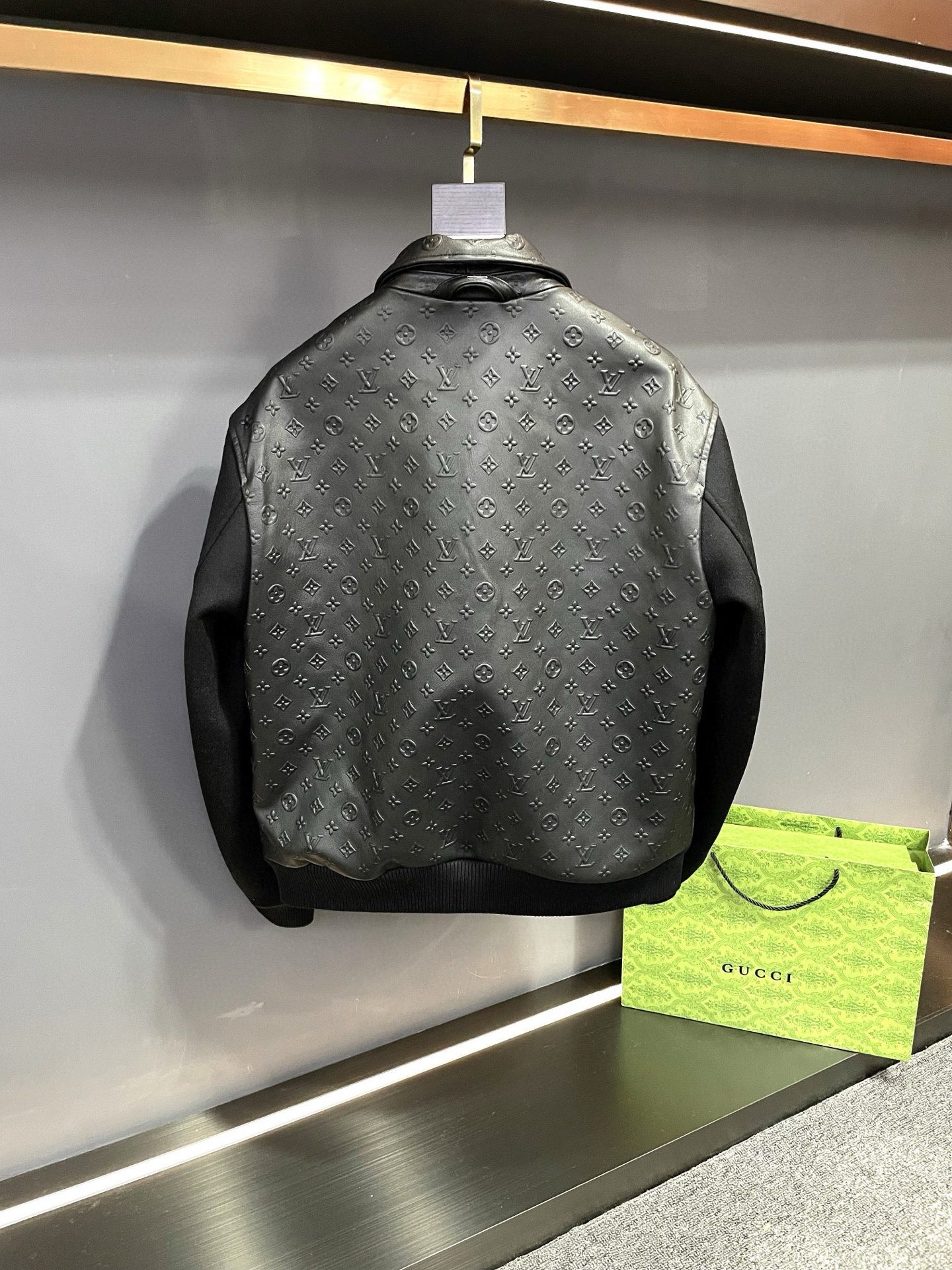 NO:813846,Louis Vuitton LV's new 2026 spring and summer men's sheepskin spliced cashmere leather jacket. The body of LV's leather jacket is made of Australian imported sheepskin, which is soft and delicate, with excellent touch, bringing you an unparalleled comfortable experience. The sleeves are made of imported cashmere fabric, which is warm and light, showing a luxurious texture. It is worth mentioning that the embossing process is used on the sheepskin to present the five-flower embossing of LV's classic logo, which is exquisite and shows the brand's unique charm and noble temperament.  In addition, this leather jacket is available in two classic colors, black and white, to meet your different matching needs and personal styles. Whether it is a business occasion or leisure time, Louis Vuitton's 26 men's leather jackets can make you show confidence and elegance and become the center of attention. Choosing Louis Vuitton means choosing the perfect fusion of quality and fashion. Size 48-56 black and white,,louis vuitton,louis vuitton,leather jacket,sheepskin,Top Customize119860909路易威登 LV 2026春夏新款男士羊皮拼接羊绒皮衣  LV这款皮衣的身子采用澳洲进口羊皮,柔软细腻,触感极佳,为您带来无与伦比的舒适体验.袖子则选用进口羊绒面料,温暖而轻盈,展现出奢华质感.  值得一提的是,羊皮上运用压花工艺呈现出 LV 经典标识的五花压花,精美绝伦,尽显品牌的独特魅力与尊贵气质.  此外,该款皮衣提供黑白两种经典颜色,满足您不同的搭配需求和个性风格.  无论是商务场合还是休闲时光 路易威登 26款男士皮衣都能让您展现出自信与优雅,成为众人瞩目的焦点.选择路易威登,就是选择品质与时尚的完美融合. 码数48-56 黑白两色,,louis vuitton,louis vuitton,leather jacket,sheepskin,Top Customize1,Men's clothing