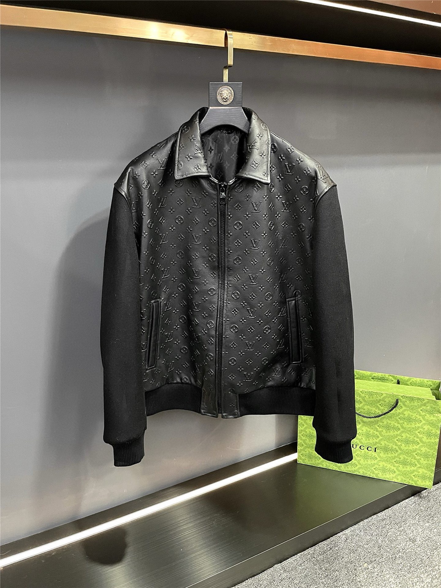 NO:772829,Louis Vuitton LV's new 2026 spring and summer men's sheepskin spliced cashmere leather jacket. The body of LV's leather jacket is made of Australian imported sheepskin, which is soft and delicate, with excellent touch, bringing you an unparalleled comfortable experience. The sleeves are made of imported cashmere fabric, which is warm and light, showing a luxurious texture. It is worth mentioning that the embossing process is used on the sheepskin to present the five-flower embossing of LV's classic logo, which is exquisite and shows the brand's unique charm and noble temperament.  In addition, this leather jacket is available in two classic colors, black and white, to meet your different matching needs and personal styles. Whether it is business occasions or leisure time, Louis Vuitton's 26 men's leather jackets can make you show confidence and elegance and become the center of attention. Choosing Louis Vuitton means choosing the perfect fusion of quality and fashion. Size M-3XL black and white,,louis vuitton,louis vuitton,leather jacket,sheepskin,Top Customize119860909路易威登 LV 2026春夏新款男士羊皮拼接羊绒皮衣  LV这款皮衣的身子采用澳洲进口羊皮,柔软细腻,触感极佳,为您带来无与伦比的舒适体验.袖子则选用进口羊绒面料,温暖而轻盈,展现出奢华质感.  值得一提的是,羊皮上运用压花工艺呈现出 LV 经典标识的五花压花,精美绝伦,尽显品牌的独特魅力与尊贵气质.  此外,该款皮衣提供黑白两种经典颜色,满足您不同的搭配需求和个性风格.  无论是商务场合还是休闲时光 路易威登 26款男士皮衣都能让您展现出自信与优雅,成为众人瞩目的焦点.选择路易威登,就是选择品质与时尚的完美融合. 码数M-3XL 黑白两色,,louis vuitton,louis vuitton,leather jacket,sheepskin,Top Customize1,Men's clothing