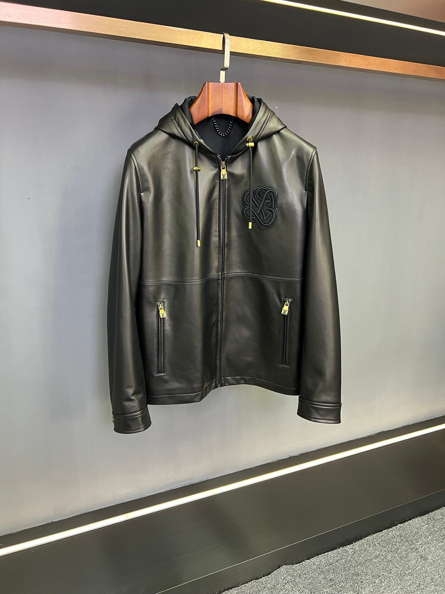 NO:773021,LV Louis Vuitton's new sheepskin jacket for autumn and winter 2025 uses exquisite craftsmanship and selected materials to interpret the elegance and pragmatism of contemporary men.  The jacket is carefully crafted from sheepskin imported from Australia. The leather is delicate and flexible, with good warmth retention and comfortable touch, and the quality is demonstrated in every detail. The design adopts a hooded version, and the simple and neat lines not only fit the needs of daily wear, but also give the shape a casual and comfortable temperament. The Louis Vuitton classic brand LOGO is presented on the left sleeve with exquisite embroidery technology, which is low-key and contains brand recognition, becoming the finishing touch of the overall design.  The leather jacket is available in two color options: black and white. Black is calm and atmospheric, suitable for various occasions, showing maturity and restraint; white is pure and elegant, injecting freshness into autumn and winter looks, and easily creating diverse styles. Whether it is daily commuting or outdoor travel, this sheepskin jacket can become a classic item in the wardrobe with both practical value and fashionable attitude due to its combination of functionality and design.  Louis Vuitton has always been committed to integrating traditional craftsmanship with modern aesthetics. This new sheepskin jacket for autumn and winter 2025 is another perfect interpretation of quality and style by the brand, bringing warmth and style to men who pursue a quality life. Size 48-58,,louis vuitton,louis vuitton,jackets & coats,leather jacket,sheepskin,hats,Top Customize119860909LV 路易威登2025年秋冬新款羊皮外套,以精湛工艺与甄选材质,诠释当代男士的优雅格调与实用主义.  外套甄选澳洲进口羊皮精心打造,皮质细腻柔韧,兼具良好的保暖性与舒适触感,于细节处彰显品质底蕴.设计上采用连帽版型,简约利落的线条既贴合日常穿着需求,又赋予造型随性自在的气质.左袖处以精致绣花工艺呈现路易威登经典品牌LOGO,低调中蕴含品牌辨识度,成为整体设计的点睛之笔.  皮衣提供黑色与白色两种配色选择黑色沉稳大气,适配多种场合穿搭,尽显成熟内敛；白色纯净雅致,为秋冬造型注入清新感,轻松打造多元风格.无论是日常通勤还是户外出行,这款羊皮外套都能以其兼具功能性与设计感的特质,成为衣橱中兼具实用价值与时尚态度的经典单品.  路易威登始终致力于将传统工艺与现代审美相融合,这款2025年秋冬新款羊皮外套,正是品牌对品质与风格的又一次完美诠释,为追求质感生活的男士带来兼具温度与格调的穿搭选择. 码数48-58,,louis vuitton,louis vuitton,jackets & coats,leather jacket,sheepskin,hats,Top Customize1,Men's clothing
