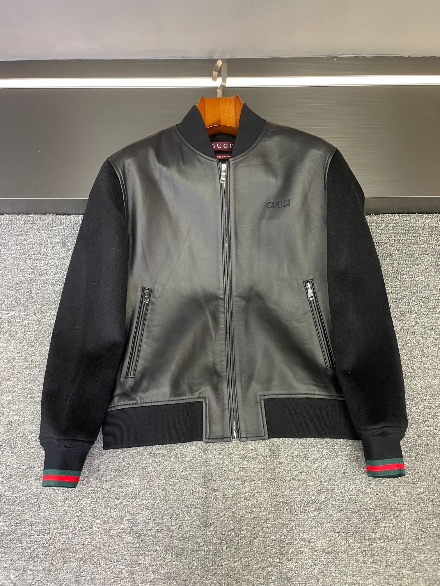 NO:814400,Gucci's new men's sheepskin jacket for early spring 2026 is really a godsend!  I was pinched at first glance, and I must share it with you!   As soon as you put it on, you are amazed by its texture. The body part is made of black sheepskin imported from Australia, which has a delicate and soft touch. It is so comfortable to wear that you don’t want to take it off. The leather has a luster that is low-key and high-end. It is worth a lot at first glance. The black cashmere fabric spliced on the sleeves and back panel not only provides warmth, but also cleverly adds a sense of layering. The collision of different materials adds a full sense of fashion.  The classic blue and red contrast thread design is on the cuffs. Once GUCCI's iconic elements appear, it is instantly recognizable, retro and eye-catching. This just-right color embellishment adds a touch of liveliness and agility to the overall cool style, which is the finishing touch. Whether it is paired with a simple white T and jeans for a casual trend, or worn with a shirt or trousers for business occasions, it can be perfectly adapted and easily help you switch between different style scenes. I have to say, Gucci  The design this time understands boys very well, perfectly combining practicality and fashion. If you like it, don’t hesitate, just close your eyes and rush~ Size M-4XL,,gucci,gucci,jeans,jackets & coats,shirts,sheepskin,Top Customize119860909古驰 GUCCI这次2026早春新款男士羊皮夹克,真的直接封神！一眼就被狠狠拿捏住,必须分享给你们！  一上身就被它的质感惊艳到.身子部分采用澳洲进口黑色羊皮,触感细腻柔软,贴身穿舒服到不想脱,而且皮质自带的光泽感,低调又高级,一看就价值不菲.袖子以及后幅拼接的黑色羊绒面料,不仅保暖性upup,还巧妙地增加了层次感,不同材质的碰撞,时髦感拉满.  经典的蓝红撞色螺纹设计在袖口,GUCCI标志性元素一出现,辨识度瞬间爆表,复古又吸睛.这种恰到好处的色彩点缀,为整体酷帅的风格增添了一丝活泼与灵动,完全是点睛之笔.  不管是搭配简约的白T和牛仔裤,走休闲潮流风,还是内搭衬衫、配上西裤,出席商务场合,它都能完美适配,轻松帮你切换不同风格场景.  不得不说,Gucci 这次的设计太懂男生了,把实用和时髦结合得严丝合缝.喜欢的兄弟别犹豫,闭眼冲就对啦~  尺码M-4XL,,gucci,gucci,jeans,jackets & coats,shirts,sheepskin,Top Customize1,Men's clothing