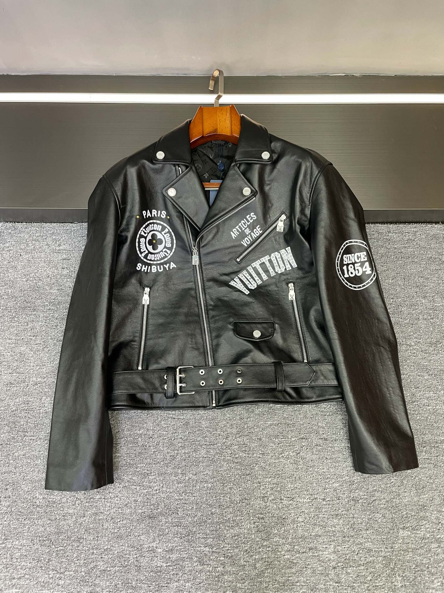 NO:814435,P LV Louis Vuitton's 2026 spring and summer men's new style, this sheepskin motorcycle jacket hides a surprising tension - it has the right balance of uninhibitedness and sophistication. At first glance, it is a passionate style, and the details are full of the brand's delicacy.  The selected black sheepskin imported from Australia is the most suitable for motorcycle clothing. The texture is stiff yet soft and tough. The black tone has a cool aura. You can feel the delicate luster of the leather to the touch. The longer you wear it, the more it will develop a unique warm texture.  The classic motorcycle suit style is handsome engraved in the DNA - the neat lines outline a tough outline, which makes the body tall and straight, but not restrictive, and is comfortable enough for daily activities. The LV brand LOGO presented by the printing process is not deliberately enlarged, but blends with the leather texture, like a mark of natural growth, and is recognizable in a low-key manner.  The most eye-catching thing is the large-area rivet-heavy decoration. Each rivet is arranged in a dense and dense manner. It is not an exaggerated pile, but uses a metallic texture to collide with the hard-core romance of motorcycle clothing. The subtle sounds when walking seem to express an uninhibited attitude.  Boys wear it with leather pants for a cool retro style, and with jeans it adds a casual coolness. Whether it is a street hit or the focus of a party, it can be easily held. This kind of design that does not show off heavy craftsmanship and uses classic elements to create new ideas is probably what makes LV so fascinating ~ Size M-3XL,, louis vuitton, louis vuitton, jeans, sheepskin, Top Customize119860909P LV 路易威登2026春夏男士新款,这件羊皮机车服藏着让人惊喜的张力——它把不羁与精致平衡得恰到好处,一眼看去是热血的型格,细品又满是品牌的细腻.  精选的澳洲进口黑色羊皮,是机车服最合衬的质地挺括中带着柔软的韧劲,黑色调自带酷感气场,摸上去能感受到皮质的细腻光泽,穿得越久,越会养出独有的温润质感.  经典的机车服版型,是刻在DNA里的帅——利落的线条勾勒出硬朗轮廓,穿上身自带挺拔感,却不会有束缚感,日常活动也足够自在.印花工艺呈现的LV品牌LOGO,没有刻意放大,而是和皮质肌理融在一起,像自然生长的印记,低调中藏着辨识度.  最让人眼前一亮的,是整体大面积的铆钉重工装饰.每一颗铆钉都排列得疏密有致,不是浮夸的堆砌,而是用金属质感碰撞出机车服的硬核浪漫,走动间的细微声响,都像是在诉说不羁的态度.  男生穿它,搭皮裤是飒爽的复古风,配牛仔裤又多了份随性的酷,不管是街头炸街还是聚会焦点,都能轻松hold住.这种把重工工艺做得不张扬,把经典元素玩出新意的设计,大概就是LV让人着迷的地方吧～  码数M-3XL,,louis vuitton,louis vuitton,jeans,sheepskin,Top Customize1,Men's clothing