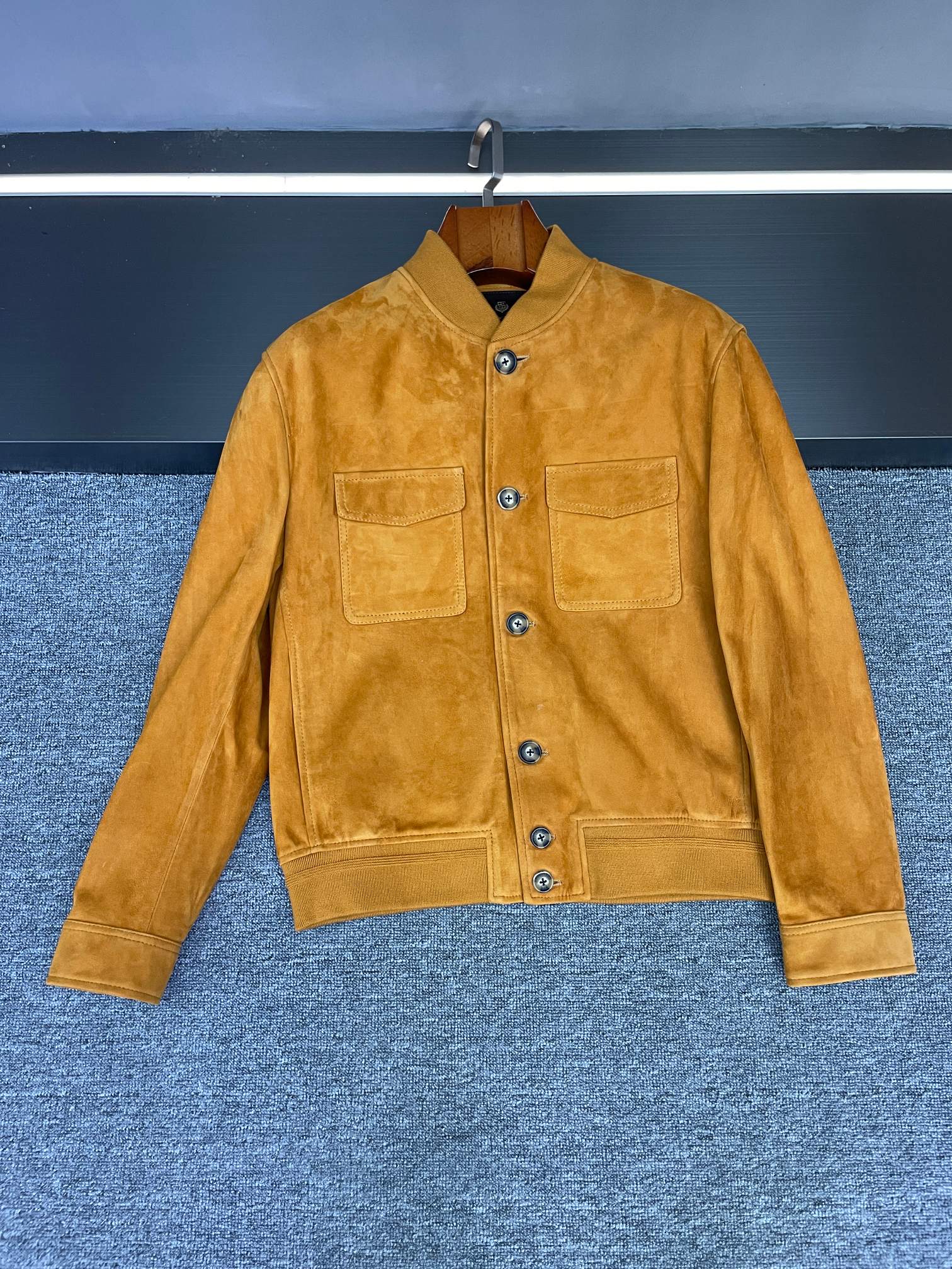 NO:814441,Old money style code, LORO PIANA 2026 spring and summer sheepskin jacket. Are you still worried about what to wear in autumn and winter to easily achieve the old money style?  LORO PIANA 2026 spring and summer new men's sheepskin jacket is definitely your best choice!   This time, Nuoyoupanya's jacket is made of New Zealand suede sheepskin. This fabric alone has an incredibly delicate touch. The upper body is wrapped in warmth in a second, and the high-end texture is even more striking, as if it is telling a low-key and luxurious fashion attitude.  The colors include classic coffee and cool black. The coffee color is retro and artistic, like a cup of warm latte, and easily adapts to various autumn scenes; the black color is versatile and calm, whether it is the workplace or a party, you will be full of aura when you wear it, and you can easily hold it in the crowd.  The design continues the essence of the old money style, which is simple but hidden everywhere. The smooth lines outline a neat silhouette without too many complicated decorations, but the pure tailoring shows the gentleman's taste. The plaid lining inside is the finishing touch, and a corner is revealed inadvertently, which instantly adds a sense of high-end, and the details are full of elegance.  Wearing it, walking on the street or attending social events, you can easily become the focus of the crowd, showing your good taste in a low-key yet stylish way. Who can refuse such a treasure jacket that is full of autumn and winter atmosphere?   Size 48-56,,loro piana,jackets & coats,sheepskin,Top Customize119860909老钱风密码,LORO PIANA 2026年春夏羊皮夹克  还在发愁秋冬穿啥能轻松拿捏老钱风？LORO PIANA 2026春夏新款男士羊皮夹克,绝对是你的不二之选！  诺优翩雅这次的夹克精选新西兰反绒羊皮,光是这面料,触感就细腻得不像话,上身一秒就被温暖包裹,高级质感更是扑面而来,仿佛在诉说着低调奢华的时尚态度.  颜色上有经典咖色和酷感黑色.咖色复古又文艺,像一杯温暖的拿铁,轻松适配各种秋日场景；黑色则百搭又沉稳,不管是职场还是聚会,穿上它都气场十足,轻松hold住全场.  设计延续了老钱风的精髓,简约却处处暗藏心机.流畅的线条勾勒出利落的版型,没有过多繁杂装饰,却凭借纯粹的剪裁彰显男士的绅士品味.内里的格纹里布是点睛之笔,不经意间露出一角,高级感瞬间拉满,细节之处尽显优雅格调.  穿上它,漫步街头或是出入社交场合,都能轻松成为人群焦点,低调又不失格调地展示出你的好品味.谁能拒绝这样一件秋冬氛围感拉满的宝藏夹克呢？  码数 48-56,,loro piana,jackets & coats,sheepskin,Top Customize1,Men's clothing