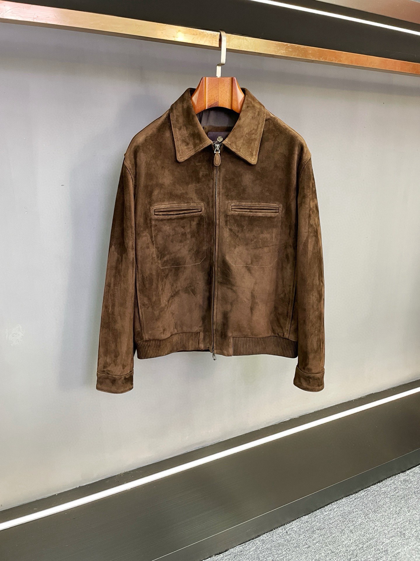 NO:773028,LP Noyo Piana's new 2026 spring and summer men's sheepskin jacket is a model of low-key and elegant old-money style. As Italy's top luxury brand, Noyo Piana always interprets the eternal aesthetics of 'quiet luxury' with rare materials and exquisite craftsmanship. Its new 2026 spring and summer men's sheepskin jacket continues the brand's ultimate pursuit of quality, blending high-quality New Zealand leather with classic design language, becoming a must-have item for autumn and winter that demonstrates calm taste. It is carefully crafted from New Zealand brown suede sheepskin. The sheepskin bred in this pure land is famous for its fine wool feel, full density, and warm luster. After the brand's rigorous tanning process, it presents a layered natural texture. You can feel the delicate and smooth touch when you touch it with your fingertips. It retains the flexible texture of the leather. It is also skin-friendly. As a classic earth color, coffee color has its own elegant temperament accumulated over time, which complements the retro tones of the suede material. It perfectly fits the core essence of the 'old money style' of eliminating complexity and simplicity, emphasizing quality over form - abandoning exaggerated symbols and only using the high-end sense of the material itself to convey the wearer's taste. The interior uses natural linen fabric, continuing the brand's ultimate consideration of comfort experience. The linen material has both breathability and warmth retention properties, which can keep the skin dry in the dry autumn and winter seasons. At the same time, its natural stiffness makes the body more neat, and it forms a soft and hard wearing experience with the outer layer of sheepskin. In terms of detailed design, the chest has a The zipper pocket is the finishing touch. The simple lines are in line with the restrained design of the overall body, which not only meets the daily storage needs without destroying the smoothness of the pattern; it is equipped with a customized double slider design, which makes opening and closing smooth and convenient. The matte texture of the metal slider and the suede sheepskin complement each other, highlighting the exquisite craftsmanship in every detail. Adhering to Noyo's iconic Italian tailoring concept, the coat outlines a fitted silhouette with smooth lines, which is not bulky but can accommodate the inner wear, and is suitable for a variety of occasions - whether worn with a turtleneck cashmere sweater for a casual gathering or an inner shirt for a light business scene, it can easily interpret a low-key yet stylish gentleman's style. This coat deeply integrates rare materials, practical design and classic style, just as the brand advocates 'hiding texture in daily life', and has become the 'hard currency' of the wardrobe that transcends trends. Size 48-56,,loro piana,jackets & coats,shirts,sheepskin,Top Customize119860909LP 诺优翩雅2026春夏新款男士羊皮外套低调奢雅的老钱风典范 作为意大利顶级奢侈品牌,诺悠翩雅始终以珍稀材质与精湛工艺诠释“静谧奢华”的永恒美学.其2026春夏新款男士羊皮外套,延续品牌对品质的极致追求,将新西兰优质皮料与经典设计语言相融,成为彰显沉稳品位的秋冬必备单品. 甄选新西兰咖啡色反绒羊皮匠心打造,这片纯净土地孕育的羊皮以毛感细腻、密度饱满、光泽温润著称,经品牌严苛的鞣制工艺处理后,呈现出富有层次的自然肌理,指尖抚过可感知细腻柔滑的触感,既保留了皮革的柔韧质感,又兼具亲肤属性.咖啡色作为经典大地色系,自带时光沉淀的优雅气质,与反绒材质的复古调性相得益彰,完美契合“老钱风”去繁就简、重质轻形的核心精髓——摒弃浮夸符号,仅以材质本身的高级感传递穿着者的品位底蕴. 内里采用天然亚麻面料,延续品牌对舒适体验的极致考量.亚麻材质兼具透气与保暖特性,能在干燥的秋冬季节保持肌肤干爽,同时其天然的挺括感让衣身更显利落,与外层羊皮形成软硬互补的穿着感受.细节设计上,胸前一字拉链口袋成为点睛之笔,简约线条与衣身整体的克制设计一脉相承,既满足日常置物需求,又不破坏版型的流畅性；搭配定制双拉头设计,开合顺滑便捷,金属拉头的哑光质感与反绒羊皮相互映衬,于细微处彰显工艺考究. 秉持诺优翩雅标志性的意大利剪裁理念,外套以流畅线条勾勒出合身版型,既不臃肿又能容纳内搭,适配多种场合——无论是搭配高领羊绒衫出席休闲聚会,还是内搭衬衫应对轻商务场景,都能轻松演绎低调而不失格调的绅士风范.这款外套将珍稀材质、实用设计与经典风格深度融合,恰如品牌所倡导的“把质感藏进日常”,成为跨越潮流的衣橱“硬通货”. 码数48-56,,loro piana,jackets & coats,shirts,sheepskin,Top Customize1,Men's clothing
