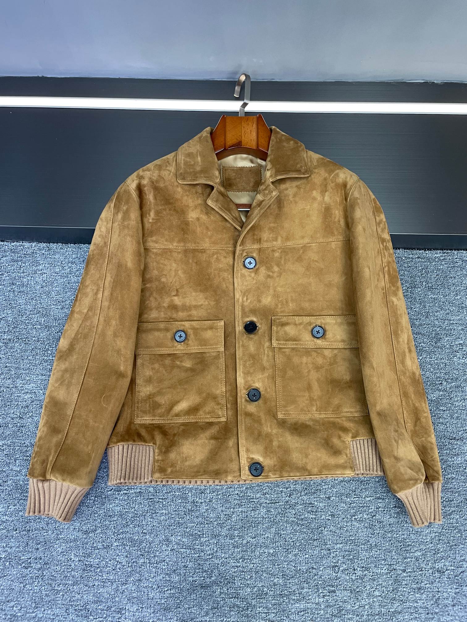 NO:814080,This Prada suede sheepskin jacket is the 'gentle armor' of autumn and winter style~ In Prada's 2026 spring and summer men's new style, this suede sheepskin jacket hides an ingenuity that makes people's hearts flutter at first sight - it combines the neatness of work clothes with the warmth of sheepskin, showing texture without lacking the daily relaxation.  The selected suede sheepskin imported from New Zealand has a delicate velvet feel that you can remember, as if it has been gently polished by time. The brown color has a retro filter, and the upper body is low-key and yuppie; the black color exudes a calm aura, not picky in style but with a sense of luxury. Both colors avoid exaggeration, but can easily wear a unique style.  The small lapel design of the work clothes is very skillful. It does not deliberately emphasize toughness, but adds a casual and comfortable everyday feel. Whether it is worn open or buttoned up, it can highlight the neat silhouette and is also very tolerant to various body shapes.  The iconic triangle logo on the lower back of the collar is a tacit understanding of Prada hidden in the details - it is not straightforward and eye-catching, but when you raise your hand and turn around, it quietly reveals its own recognizable texture, like a tacit little signal between people who understand.  Boys wear it with jeans for a casual street feel, with khaki overalls for a retro workwear style, and even with dark trousers it can hold up to light business occasions. This kind of design that hides 'high-end' in daily life and balances 'practical' and 'fashionable' just right is probably what fascinates Prada ~ Friends who like low-key textures, you may want to pay more attention ~ Size 48-56.,, prada, prada, jeans, jackets &  coats,sheepskin,Top Customize119860909这件普拉达反绒羊皮外套,是秋冬型格的「温柔铠甲」～ 普拉达 Prada 2026春夏男士新款里,这件反绒羊皮外套藏着让人一眼心动的巧思——它把工装的利落和羊皮的温润揉得刚好,既显质感,又不缺日常的松弛感. 精选的新西兰进口反绒羊皮,摸上去是能记住的细腻绒感,像被时光轻轻打磨过的温润.棕色自带复古滤镜,上身是低调的雅痞气；黑色则透着沉稳气场,不挑风格却自带高级感,两个颜色都避开了浮夸,却能轻松穿出独有的格调. 工装小翻领设计很见功力,没有刻意强调硬朗,反而多了份随性自在的日常感,无论是敞开穿还是扣起领口,都能衬出利落轮廓,对各种身形的包容度也很友好.后衣领下方的标志性三角标贴皮,是Prada藏在细节里的默契——不直白抢眼,却在抬手转身时悄悄露出自带辨识度的质感,像懂的人之间心照不宣的小信号. 男生穿它,搭牛仔裤是随性的街头感,配卡其色工装裤又能穿出复古工装风,甚至搭深色西裤也能hold住轻商务场合.这种把「高级」藏在日常里,把「实用」和「时髦」平衡得恰到好处的设计,大概就是Prada让人着迷的地方吧～ 喜欢低调质感的朋友,不妨多留意一眼呀～ 码数48-56.,,prada,prada,jeans,jackets & coats,sheepskin,Top Customize1,Men's clothing