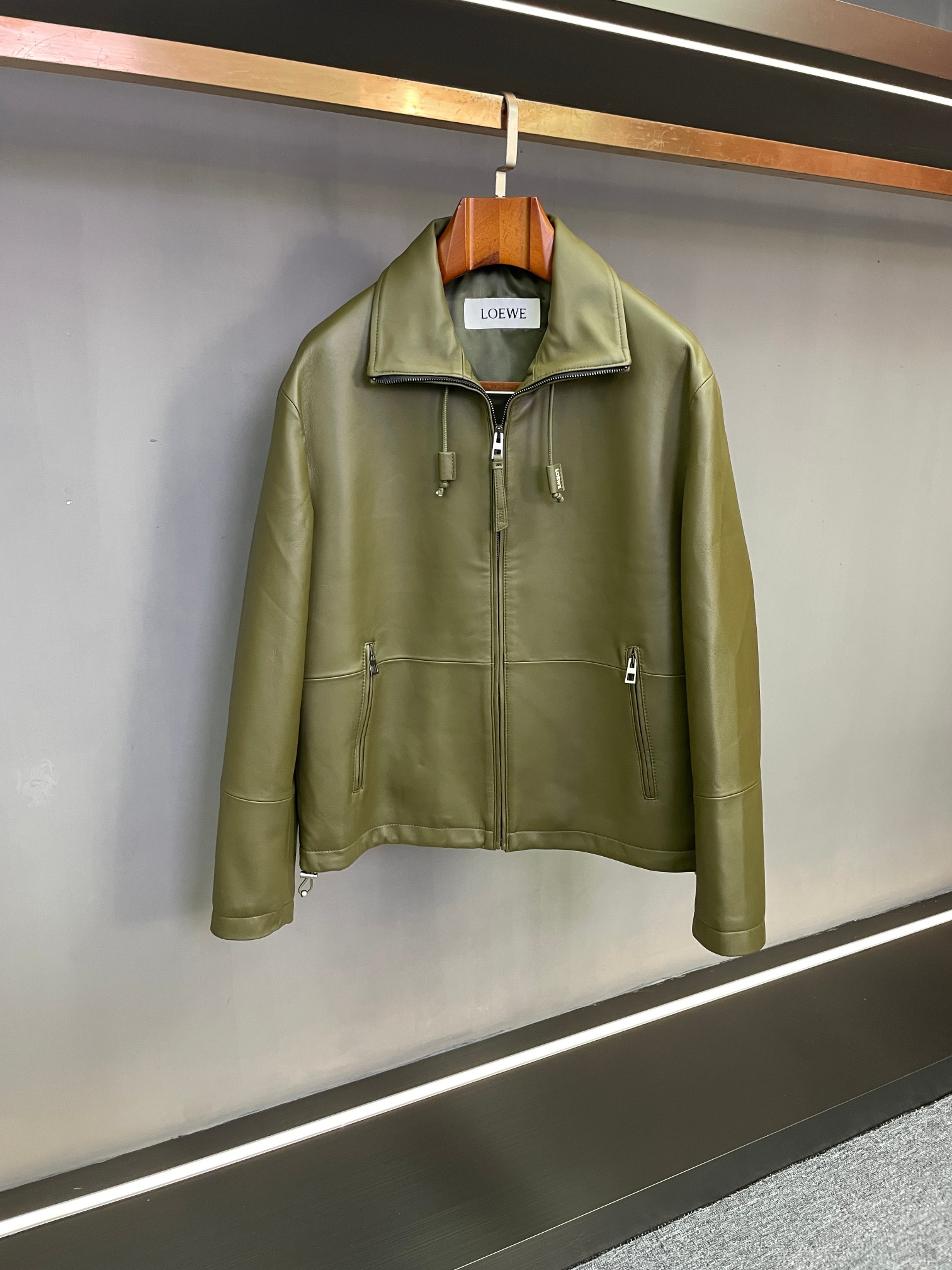 NO:814091,LOEWE's new 2026 spring and summer men's sheepskin leather jackets interpret the elegance and style of contemporary men with exquisite craftsmanship and cutting-edge design. Loewe  This jacket is made of high-quality sheepskin imported from Australia. The leather is fine and flexible, has good warmth retention and comfortable touch, and demonstrates the brand's ultimate pursuit of materials in every detail. The color options are classic black and calm green. Black is versatile and suitable for various occasions; green is infused with a unique style, adding a dazzling color to autumn and winter looks to meet the aesthetic preferences of different men.  In terms of design, it adopts a high-neck style, which not only fits the neck line, brings warmth and care, but also highlights the neat and capable temperament. At the same time, the hem and collar are equipped with elastic adjustment design, which can be flexibly adjusted according to the wearing needs, taking into account both beauty and practicality, making the wearing experience more suitable for personal body shape.  Whether it is daily commuting or business and leisure occasions, this sheepskin jacket can be easily controlled and has become an iconic item with both texture and style in the autumn and winter wardrobe. With its century-old ingenuity, Loewe cleverly integrates practical functions and fashion aesthetics to present modern men with an outfit choice that combines warmth and attitude. Size 48-56.,,loewe,loewe,jackets & coats,leather jacket,sheepskin,Top Customize119860909罗意威 LOEWE 2026春夏新款男士羊皮皮衣,以精湛工艺与前沿设计,诠释当代男士的优雅与格调.  Loewe 这款夹克甄选澳洲进口优质羊皮,皮质细腻柔韧,兼具良好的保暖性与舒适触感,于细节处彰显品牌对材质的极致追求.配色上提供经典黑色与沉稳绿色两色选择,黑色百搭大气,适配多种场合穿搭；绿色则注入独特风格,为秋冬造型增添一抹亮眼色彩,满足不同男士的审美偏好.  设计上,采用高领款式,既贴合颈部线条,带来温暖呵护,又凸显利落干练的气质.同时,下摆与领口均配备松紧调节设计,可根据穿着需求灵活调整,兼顾美观与实用性,让穿着体验更贴合个人身形.  无论是日常通勤还是商务休闲场合,这款羊皮夹克都能轻松驾驭,成为秋冬衣橱中兼具质感与风格的标志性单品.罗意威以百年匠心,将实用功能与时尚美学巧妙融合,为现代男士呈现兼具温度与态度的穿搭选择. 码数48-56.,,loewe,loewe,jackets & coats,leather jacket,sheepskin,Top Customize1,Men's clothing