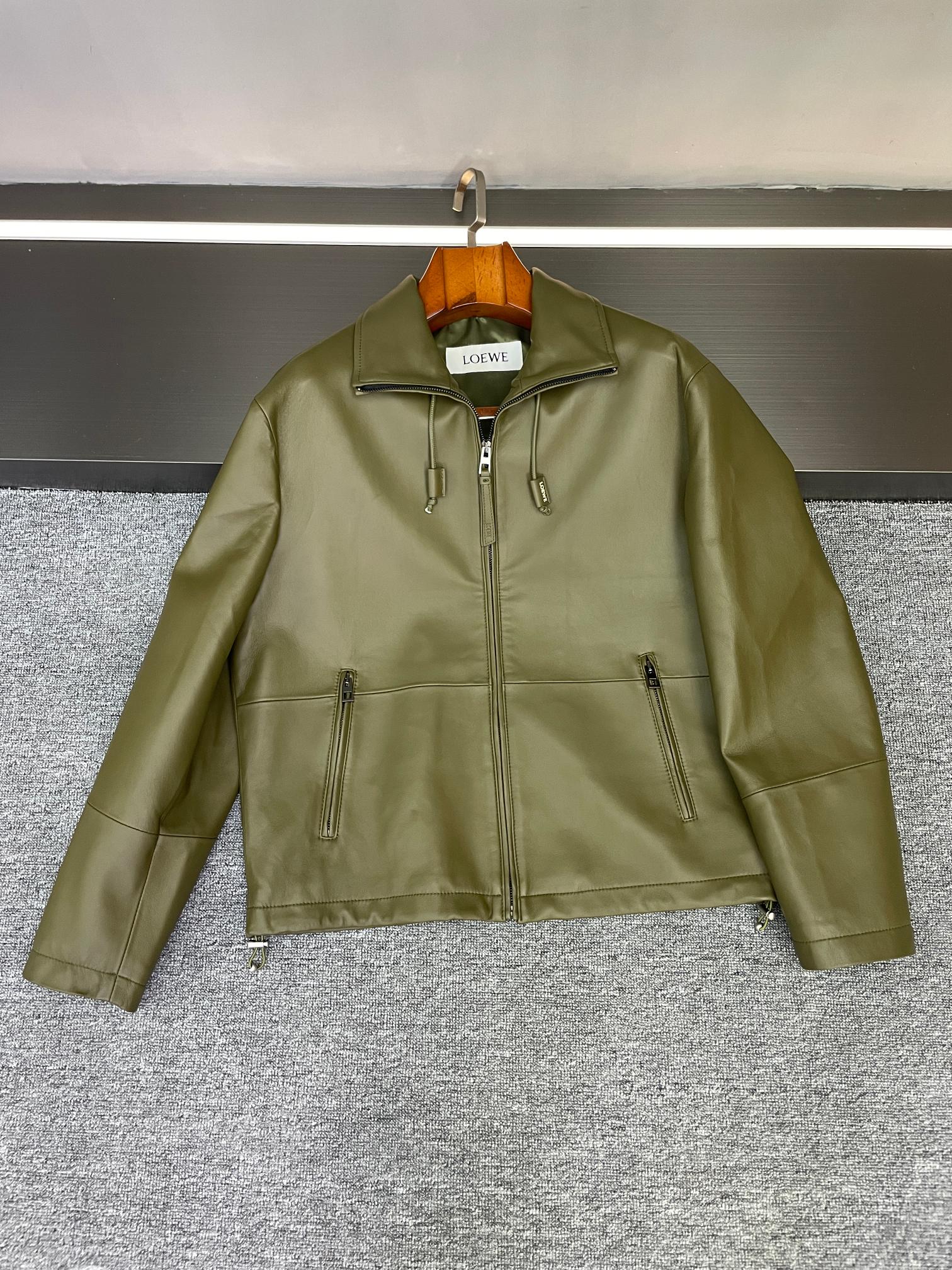 NO:814097,Full of texture, Loewe's 2026 spring and summer men's sheepskin jacket is coming. Who's wardrobe still lacks a leather jacket with superb texture?  Loewe's 26 new men's sheepskin jacket must have a name!   Selected sheepskin imported from Australia is delicate and soft, with perfect touch. Black is classic and versatile, mysterious and low-key, and can be easily worn whether it is for daily outings or formal occasions; green is bold and eye-catching, and the upper body instantly becomes the focus of the street, showing unique taste and fashion attitude. The high-neck design is warm and fashionable, adding layering to the overall look, and giving the neck just the right amount of warmth.  .The elasticity of the hem and collar is adjustable, and can be adjusted at will according to different dressing needs and weather. The cold wind can be seamlessly admitted, adapting to various looks, to create your own comfort and style. This jacket from Luo Yiwei perfectly integrates quality and design. It is a must-have item for autumn and winter that you cannot miss if you are pursuing fashion. It is not a loss to buy it, let it accompany you handsomely through the winter!   Size M-3XL.,,loewe,loewe,jackets & coats,sheepskin,Top Customize119860909质感拉满 罗意威 Loewe 2026春夏男士羊皮夹克来袭  谁的衣柜还缺一件质感超绝的皮夹克？罗意威26年新款男士羊皮夹克必须拥有姓名！  精选澳洲进口羊皮,细腻柔软,触感满分.黑色经典百搭,神秘又低调,无论是日常出街还是正式场合都能轻松拿捏；绿色大胆吸睛,上身瞬间变身街头焦点,彰显独特品味与时尚态度.  高领设计保暖又时髦,为整体造型增添层次感,给颈部恰到好处的温暖包裹 .下摆和领口的松紧可调节,根据不同穿搭需求和天气随意调整,冷风无缝可入,适配各种look,打造专属于你的舒适与风格.  罗意威这件夹克把品质与设计完美融合,是追求时尚的你不可错过的秋冬必备单品.入手不亏,让它陪你帅气过冬吧！  码数M-3XL.,,loewe,loewe,jackets & coats,sheepskin,Top Customize1,Men's clothing