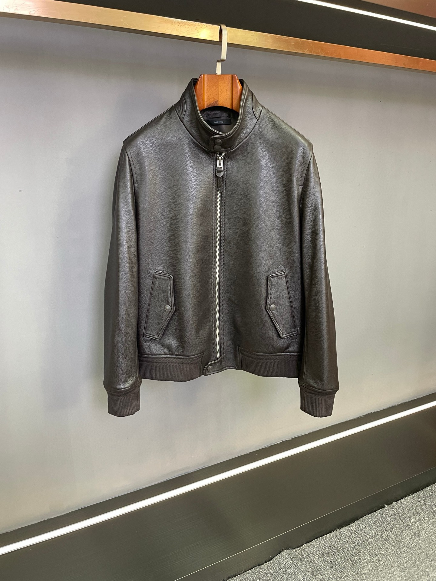 NO:773032,TOM FORD Tom Ford's new 2026 spring and summer men's sheepskin jacket unlocks the aura of high-end men. In the pursuit of quality and style, the TF2025 spring and summer new men's sheepskin jacket stands out and becomes an ideal choice for many men's wardrobes. TF's jacket is made of sheepskin imported from New Zealand, with natural delicate texture and soft touch, showing an unparalleled luxury texture. From ranch to ready-made clothing, every process is strictly controlled to ensure top quality.  The design of two flap pockets on the chest cleverly combines practicality and aesthetics. It not only meets the needs of daily storage, but also adds a sense of layering to the overall look. With the windproof buckle, it can effectively resist the cold wind and keep warm even in the cold autumn and winter. Whether it is paired with a simple white T and jeans to create a casual and casual street style; or worn with a shirt and tie inside, and this jacket outside, when attending business events, you can show your unique taste and easily cope with different occasions.  Tom Ford's new 2025 spring and summer men's sheepskin jacket, with its excellent quality and exquisite design, will become the finishing touch of your autumn and winter style. Welcome to the store to taste and purchase. Size 48-56.,,tom ford,tom ford,jeans,jackets & coats,shirts,sheepskin,ties,Top Customize119860909TOM FORD汤姆福特2026春夏新款男士羊皮夹克,解锁高阶型男气场.  在追求品质与风格的时尚征程中,TF2025春夏新款男士羊皮夹克脱颖而出,成为众多男士衣橱中的理想之选.  TF这款夹克精选新西兰进口羊皮,以天然的细腻纹理和柔软触感,展现无与伦比的奢华质感.从牧场到成衣,每一道工序都经过严格把控,确保呈现出顶级品质.  胸前两个揭盖口袋设计,巧妙融合实用性与美学.既满足日常收纳需求,又为整体造型增添层次感.搭配防风扣,即使在寒风凛冽的秋冬,也能有效抵御冷风侵袭,保持温暖.  无论是搭配简约白T与牛仔裤,营造休闲随性的街头风格；还是内搭衬衫、领带,外搭这款夹克,出席商务活动,都能彰显独特品味,轻松应对不同场合..  汤姆福特2025春夏新款男士羊皮夹克,以卓越品质与精妙设计,成为您秋冬造型的点睛之笔 ,欢迎到店品鉴选购. 码数48-56.,,tom ford,tom ford,jeans,jackets & coats,shirts,sheepskin,ties,Top Customize1,Men's clothing