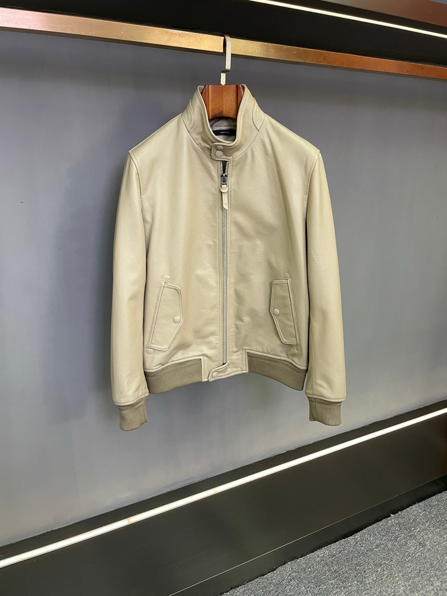 NO:773038,TOM FORD Tom Ford's new 2026 spring and summer men's sheepskin jacket unlocks the aura of high-end men. In the pursuit of quality and style, the TF2025 spring and summer new men's sheepskin jacket stands out and becomes an ideal choice for many men's wardrobes. TF's jacket is made of sheepskin imported from New Zealand, with natural delicate texture and soft touch, showing an unparalleled luxury texture. From ranch to ready-made clothing, every process is strictly controlled to ensure top quality.  The design of two flap pockets on the chest cleverly combines practicality and aesthetics. It not only meets the needs of daily storage, but also adds a sense of layering to the overall look. With the windproof buckle, it can effectively resist the cold wind and keep warm even in the cold autumn and winter. Whether it is paired with a simple white T and jeans to create a casual and casual street style; or worn with a shirt and tie inside, and this jacket outside, when attending business events, you can show your unique taste and easily cope with different occasions.  Tom Ford's new 2025 spring and summer men's sheepskin jacket, with its excellent quality and exquisite design, will become the finishing touch of your autumn and winter style. Welcome to the store to taste and purchase. Size 48-56.,,tom ford,tom ford,jeans,jackets & coats,shirts,sheepskin,ties,Top Customize119860909TOM FORD汤姆福特2026春夏新款男士羊皮夹克,解锁高阶型男气场.  在追求品质与风格的时尚征程中,TF2025春夏新款男士羊皮夹克脱颖而出,成为众多男士衣橱中的理想之选.  TF这款夹克精选新西兰进口羊皮,以天然的细腻纹理和柔软触感,展现无与伦比的奢华质感.从牧场到成衣,每一道工序都经过严格把控,确保呈现出顶级品质.  胸前两个揭盖口袋设计,巧妙融合实用性与美学.既满足日常收纳需求,又为整体造型增添层次感.搭配防风扣,即使在寒风凛冽的秋冬,也能有效抵御冷风侵袭,保持温暖.  无论是搭配简约白T与牛仔裤,营造休闲随性的街头风格；还是内搭衬衫、领带,外搭这款夹克,出席商务活动,都能彰显独特品味,轻松应对不同场合..  汤姆福特2025春夏新款男士羊皮夹克,以卓越品质与精妙设计,成为您秋冬造型的点睛之笔 ,欢迎到店品鉴选购. 码数48-56.,,tom ford,tom ford,jeans,jackets & coats,shirts,sheepskin,ties,Top Customize1,Men's clothing