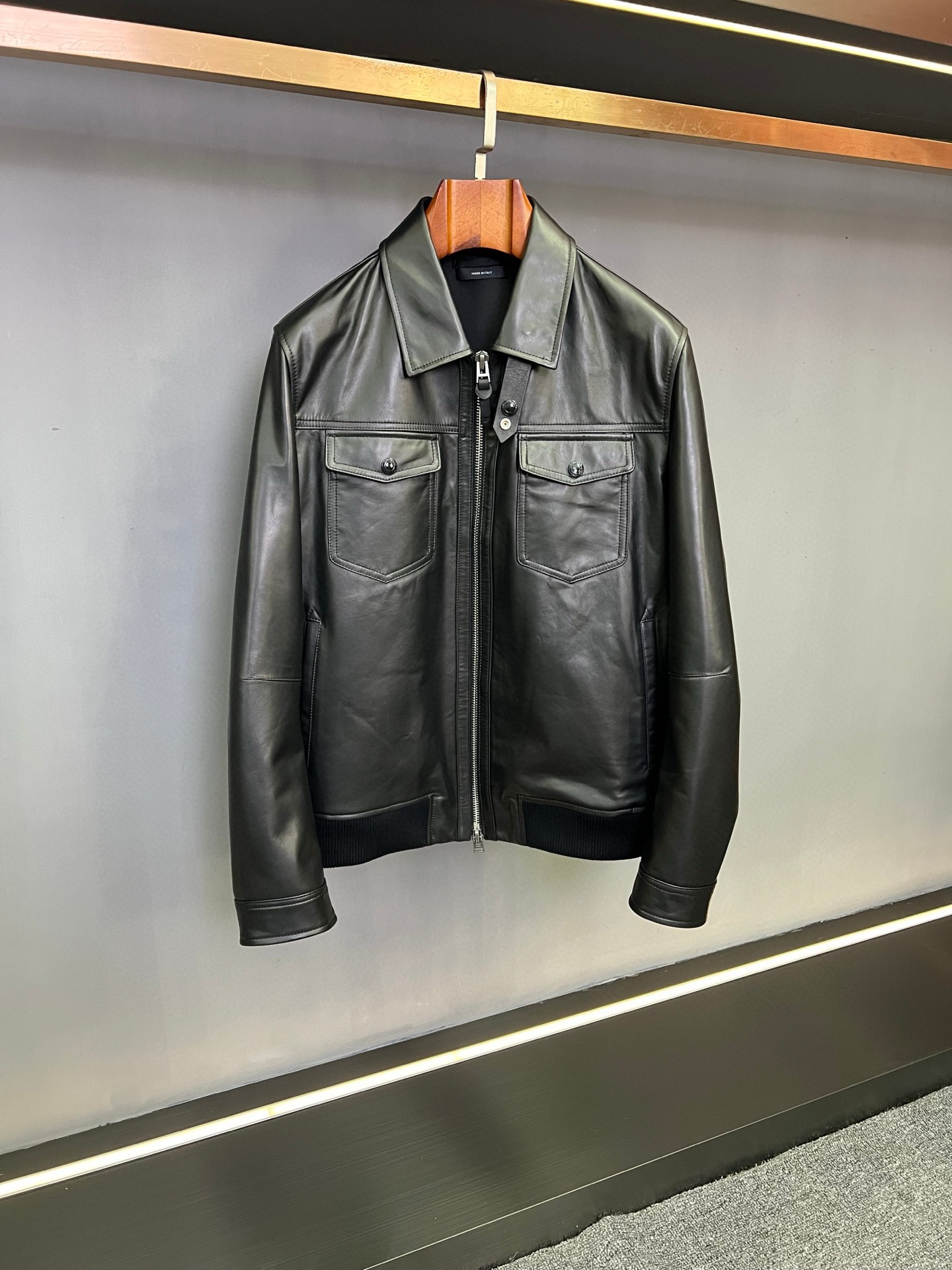 NO:773041,TOM FORD Tom Ford's new 2026 spring and summer men's sheepskin jacket unlocks the aura of high-end men. In the pursuit of quality and style, the TF2026 spring and summer new men's sheepskin jacket stands out and becomes an ideal choice for many men's wardrobes. TF's jacket is made of sheepskin imported from New Zealand, with natural delicate texture and soft touch, showing an unparalleled luxurious texture. From ranch to ready-made clothing, every process is strictly controlled to ensure top quality.  The design of two flap pockets on the chest cleverly combines practicality and aesthetics. It not only meets the needs of daily storage, but also adds a sense of layering to the overall look. With the windproof buckle, it can effectively resist the cold wind and keep warm even in the cold autumn and winter. Whether it is paired with a simple white T and jeans to create a casual and casual street style; or worn with a shirt and tie inside, and this jacket outside, when attending business events, you can show your unique taste and easily cope with different occasions.  Tom Ford's new 2025 spring and summer men's sheepskin jacket, with its excellent quality and exquisite design, will become the finishing touch of your autumn and winter style. Welcome to the store to taste and purchase. Size 48-56.,,tom ford,tom ford,jeans,jackets & coats,shirts,sheepskin,ties,Top Customize119860909TOM FORD汤姆福特2026春夏新款男士羊皮夹克,解锁高阶型男气场.  在追求品质与风格的时尚征程中,TF2026春夏新款男士羊皮夹克脱颖而出,成为众多男士衣橱中的理想之选.  TF这款夹克精选新西兰进口羊皮,以天然的细腻纹理和柔软触感,展现无与伦比的奢华质感.从牧场到成衣,每一道工序都经过严格把控,确保呈现出顶级品质.  胸前两个揭盖口袋设计,巧妙融合实用性与美学.既满足日常收纳需求,又为整体造型增添层次感.搭配防风扣,即使在寒风凛冽的秋冬,也能有效抵御冷风侵袭,保持温暖.  无论是搭配简约白T与牛仔裤,营造休闲随性的街头风格；还是内搭衬衫、领带,外搭这款夹克,出席商务活动,都能彰显独特品味,轻松应对不同场合..  汤姆福特2025春夏新款男士羊皮夹克,以卓越品质与精妙设计,成为您秋冬造型的点睛之笔 ,欢迎到店品鉴选购. 码数48-56.,,tom ford,tom ford,jeans,jackets & coats,shirts,sheepskin,ties,Top Customize1,Men's clothing