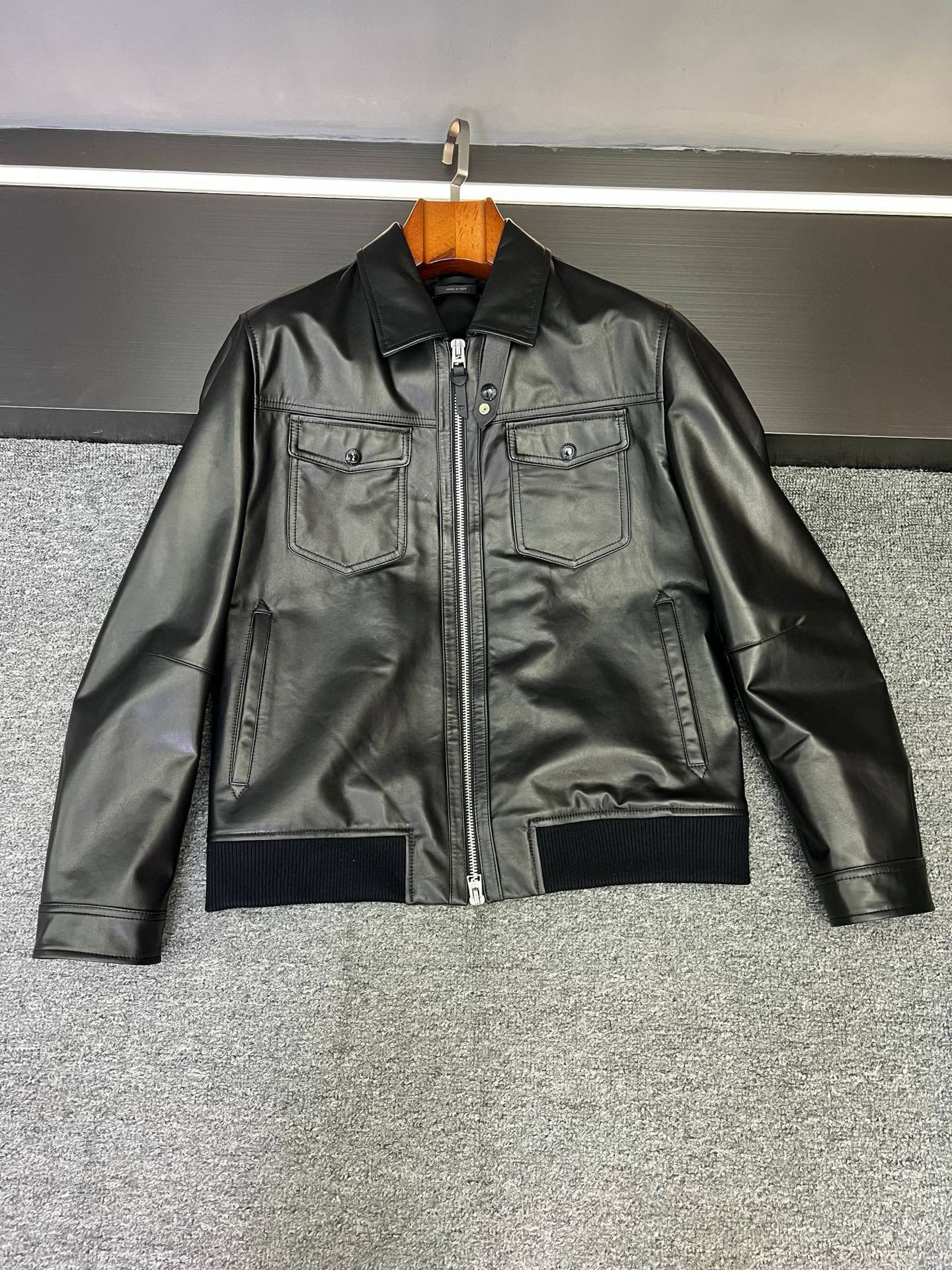 NO:773043,Being chased and asked about Tom Ford TF 2026 spring and summer new style, so handsome that it is foul. Who knows how obsessed boys are with a good jacket!  TF2026 new spring and summer men's sheepskin jacket, the moment I put it on, I was directly stunned by the handsomeness, this is the love jacket of my dreams!   The material is the highlight of this jacket. It is made of sheepskin imported from New Zealand, which is soft and delicate to the touch and has a perfect texture. It is also very breathable and will not make you sweat when worn. It is very suitable for daily commuting or outdoor activities. The two flap pockets on the chest are practical and fashionable. It is very convenient to hold mobile phones, wallets, and headphones. It also adds a sense of layering to the appearance, which is simple and yet has a sense of design. With the windproof buckle, it can be easily dealt with in windy days, and the details are completely grasped.  Pair it with jeans and sneakers on a daily basis, and you will be a cool guy with a sense of street fashion; pair it with casual trousers and leather shoes, and you will instantly transform into a workplace elite. It is both business and leisure, one piece is the best, and the price-performance ratio is unparalleled!   This TF sheepskin jacket is worth buying. It looks good on whoever wears it. I really love it!   Size 48-56..,,tom ford,sneakers,wallets,jeans,jackets & coats,jackets & coats,sheepskin,Top Customize119860909被追着问的汤姆福特 TF 2026春夏新款,帅到犯规  谁懂男生对一件好夹克的执着！TF2026春夏新款男士羊皮夹克,上身那一刻,我直接被帅晕,这就是梦中情衣吧！  材质是这件夹克的王炸亮点,精选新西兰进口羊皮,摸起来柔软细腻,质感满分.而且透气性超棒,穿着完全不会闷汗,日常通勤或者户外活动都很合适.  胸前两个揭盖口袋设计,实用又时髦.放手机、钱包、耳机,随手一拿超方便,外观上还增加了层次感,简约又不失设计感.再搭配防风扣,大风天也能轻松应对,细节控表示完全被拿捏住了.  日常搭配牛仔裤和运动鞋,就是街头潮流感拉满的酷guy；搭配休闲西裤和皮鞋,瞬间变身职场精英,商务休闲两不误,一件顶N件,性价比绝绝子！  这个TF 羊皮外套 入手不亏,谁穿谁好看,真的狠狠爱住了！  码数48-56..,,tom ford,sneakers,wallets,jeans,jackets & coats,jackets & coats,sheepskin,Top Customize1,Men's clothing