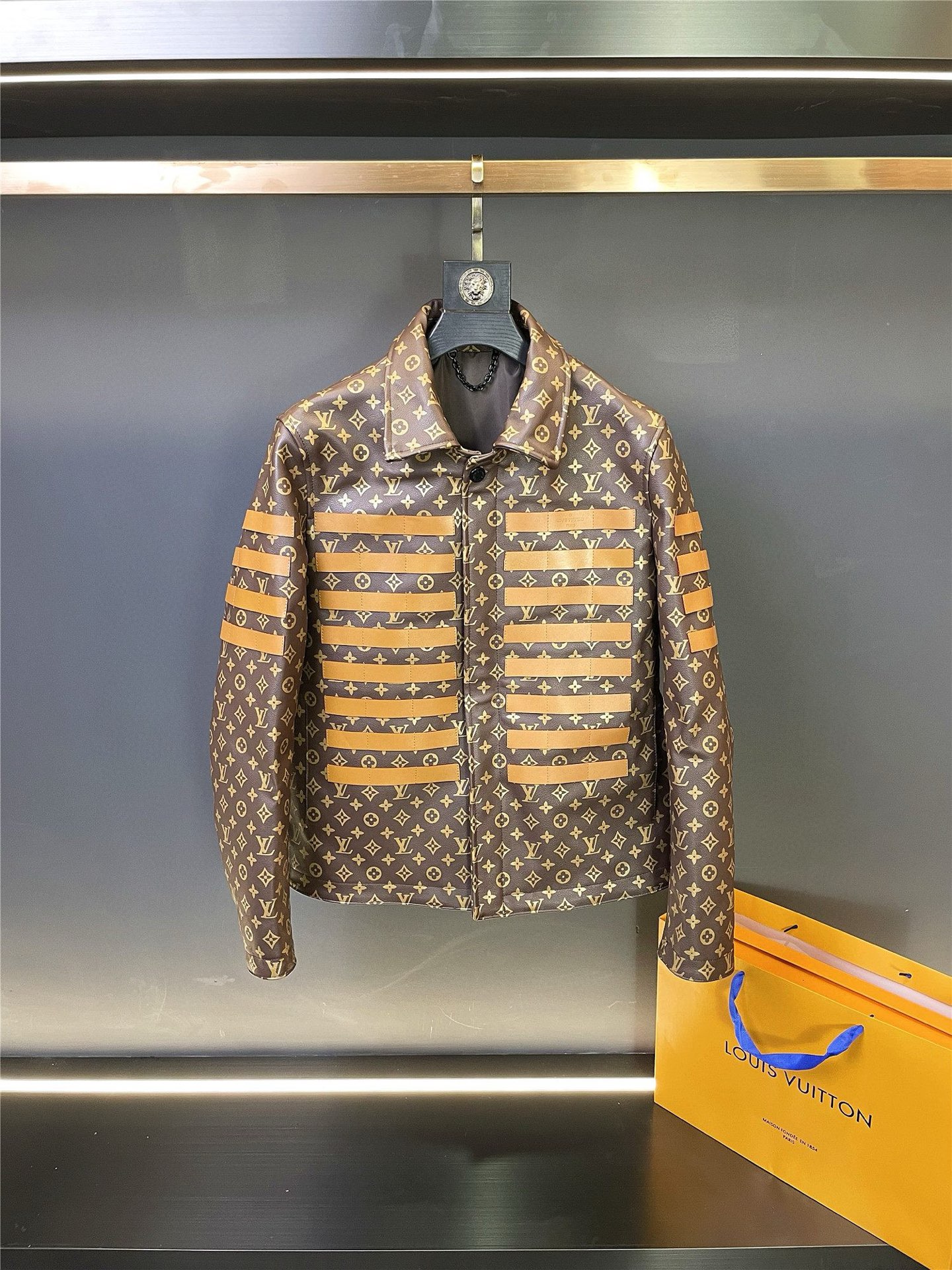 NO:773045,LV Louis Vuitton 2026 spring and summer new cowhide leather jacket, same style for men and women LV 2026 spring and summer new cowhide leather jacket, this is definitely a shining star in the fashion world.  This leather jacket from Lvjia is the same for both men and women, breaking gender boundaries and showing borderless fashion charm. It is made of first-layer brown calfskin imported from Spain, which is of high quality. When you touch it, you can feel the luxury and sophistication from a foreign country. Every inch of cowhide exudes high-end luster, demonstrating the brand's ultimate pursuit of quality. Classic LV  Five-flower print is an eternal symbol of fashion. This iconic pattern adds unique charm and recognition to leather jackets. No matter where you are, you can become the focus of everyone's attention. The yellow cowhide stripes on the chest and sleeves inject a bright color into the overall look. The combination of yellow and brown is both fashionable and grand, showing a unique personality and style. The back uses yellow cowhide strips to depict the giant LV  The LOGO is even more domineering. This design is not only a symbol of the brand, but also a declaration of fashion attitude. The moment you turn around, what is left is a stunning fashion back. Louis Vuitton's 2026 spring and summer new cowhide leather jacket is not just a piece of clothing, but a perfect combination of fashion and quality. It is the best choice for you to show your personality and pursue fashion. Whether it is paired with casual wear or formal wear, it can easily interpret different styles.  Come and join Louis Vuitton's fashion journey and make this cowhide leather jacket your fashion must-have item in autumn and winter. I believe it will bring you endless surprises and confidence!   Size M-3XL,,louis vuitton,louis vuitton,louis vuitton,louis vuitton,leather jacket,cowhide,Top Customize119860909LV 路易威登 2026春夏新款牛皮五花皮衣,男女同款  LV 2026 春夏新款牛皮皮衣,这绝对是时尚界的一颗璀璨明星.  驴家这款皮衣男女同款,打破性别界限,展现无边界的时尚魅力.它采用西班牙进口头层棕色小牛皮,质感上乘,触摸之间,仿佛能感受到那份来自异国的奢华与精致.每一寸牛皮都散发着高级的光泽,彰显着品牌对品质的极致追求.  经典的 LV 五花印花,是时尚的永恒标志.这一标志性的图案,为皮衣增添了独特的魅力和辨识度.无论你身处何地,都能成为众人瞩目的焦点.  胸前以及袖部的黄色牛皮条纹装饰,为整体造型注入了一抹亮丽的色彩.黄色与棕色的搭配,既时尚又大气,展现出独特的个性与风格.  而后背使用黄色牛皮条刻画出的巨型 LV LOGO,更是霸气十足.这一设计不仅是品牌的象征,更是时尚态度的宣言.当你转身的那一刻,留下的是令人惊叹的时尚背影.  路易威登 2026春夏新款牛皮皮衣,不仅仅是一件衣服,更是时尚与品质的完美结合.它是你展现个性、追求时尚的最佳选择.无论是搭配休闲装还是正装,都能轻松演绎出不同的风格.  快来加入路易威登的时尚之旅,让这款牛皮皮衣成为你秋冬季节的时尚必备单品.相信它会给你带来无尽的惊喜与自信！  码数M-3XL,,louis vuitton,louis vuitton,louis vuitton,louis vuitton,leather jacket,cowhide,Top Customize1,Men's clothing