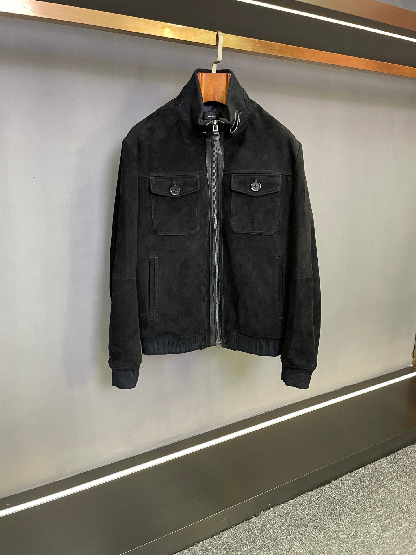 NO:773058,TF Texture Choice | Tom Ford 2026 Spring and Summer New Men's Suede Sheepskin Jacket Tom Ford's 2026 Spring and Summer New Men's Suede Sheepskin Jacket makes its grand debut, specially designed for men who pursue quality and style.  This leather jacket is made of suede sheepskin imported from New Zealand. Its texture is soft and delicate. It is not only comfortable to touch, but also has excellent wear resistance and can withstand the test of time. The black color is classic and calm, showing the mature charm of men; the khaki color is warm and elegant, adding a unique temperament to the overall look and meeting the dressing needs of different occasions.  The high-neck threaded design not only effectively resists cold wind, but also modifies the neck line and enhances the neatness of the overall look. The two flap pockets on the chest are both practical and beautiful, and can be used to store small daily items while adding a sense of layering to the jacket. The windproof buckle design is considerate and practical, keeping you warm in cold and windy weather; the elastic hem fits the body shape, allows free movement, and further enhances the windproof effect.  Whether paired with simple basic items to create a casual daily style; or paired with formal wear for business occasions, this jacket can be easily controlled, showing the wearer's unique fashion taste and confident style. It is not only a piece of clothing, but also an expression of life attitude and fashion attitude. Tom Ford 2026 spring and summer new men's suede sheepskin jacket, looking forward to going on the autumn and winter fashion journey with you. Size M-3XL,, tom ford, tom ford, jackets &  coats,jackets & coats,sheepskin,Top Customize119860909TF 质感之选 | 汤姆福特2026春夏新款男士反绒羊皮外套  Tom Ford 2026春夏新款男士反绒羊皮外套重磅登场,专为追求品质与风格的男士打造.  这款皮夹克选用新西兰进口反绒羊皮,质地柔软细腻,不仅触感舒适,还拥有出色的耐磨性,能经受时间考验.黑色经典沉稳,彰显男士成熟魅力；卡其色温暖雅致,为整体造型增添独特气质,满足不同场合的穿搭需求.  高领螺纹设计,既有效抵御寒风,又能修饰颈部线条,提升整体造型的利落感.胸前两个揭盖口袋,实用与美观兼具,可放置日常小物件,同时为外套增添层次感.防风扣设计贴心实用,在寒冷大风天气也能保持温暖；松紧下摆贴合身形,活动自如,也进一步增强了防风效果.  无论是搭配简约的基础款单品,打造休闲随性的日常风格；还是与正装搭配,出席商务场合,这款外套都能轻松驾驭,展现出穿着者的独特时尚品味和自信风采.它不仅是一件衣物,更是一种生活态度和时尚态度的表达.  汤姆福特 2026春夏新款男士反绒羊皮外套,期待与您共赴秋冬时尚之旅 . 码数M-3XL,,tom ford,tom ford,jackets & coats,jackets & coats,sheepskin,Top Customize1,Men's clothing