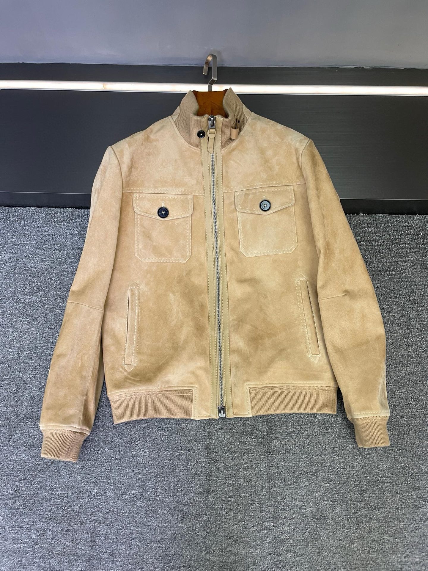 NO:773040,Fallen at a glance!  Tom Ford TF new spring and summer suede sheepskin jacket, fashionistas, check it out!  Tom Ford's new 2026 spring and summer men's suede sheepskin jacket is a perfect fusion of texture and design. Tom Ford's leather jacket is made of suede sheepskin imported from New Zealand. The fine suede brings a unique touch, is soft and skin-friendly, and is wear-resistant and anti-wear, highlighting low-key luxury.  In terms of color matching, you can never go wrong with classic black. It instantly fills your body with aura, makes it cool and stylish, and is suitable for various formal or casual occasions. Khaki is full of the warm atmosphere of autumn and winter, adding a bit of relaxation to the overall look, and easily creating a casual autumn look.  The high-neck thread design not only keeps you warm, but also modifies the neck line, allowing you to reveal your elegant temperament inadvertently. The two flap pockets on the chest are practical and beautiful, adding to the overall layering and functionality. It is very convenient to store some daily small items. The addition of the windproof buckle is even more considerate, so you don’t have to worry about being blown through on windy days. The hem is elasticated, which not only fits the body shape but does not affect activities, making it very comfortable for daily travel and sports.  Whether paired with a simple white T and jeans to create a casual style; or worn with a shirt and trousers to transform into a business elite, it can be perfectly matched. Sizes 48-56.,,tom ford,tom ford,jeans,jackets & coats,jackets & coats,shirts,sheepskin,Top Customize119860909一眼沦陷！汤姆福特 TF 春夏新款反绒羊皮外套  时髦精们看过来！Tom Ford 2026春夏新款男士反绒羊皮外套,简直是质感与设计的完美融合.  汤姆福特这款皮夹克选用新西兰进口反绒羊皮,细腻的绒面带来独特的触感,柔软亲肤又耐磨抗造,彰显着低调的奢华.  配色方面,经典黑色永远不会出错,穿上身瞬间气场拉满,酷帅有型,适配各种正式或休闲场合；卡其色则充满了秋冬的温暖氛围,为整体造型增添了几分松弛感,轻松打造出随性的秋日造型.  高领螺纹设计,不仅保暖,还能修饰颈部线条,让你在不经意间流露出优雅气质.胸前两个揭盖口袋,实用又美观,增加了整体的层次感和功能性,放些日常小物件超方便.防风扣的加入,更是贴心,大风天也不用担心被吹透.下摆采用松紧设计,既贴合身形,又不影响活动,日常出行、运动都很舒适.  不管是搭配简约白T和牛仔裤,打造休闲随性风；还是内搭衬衫西裤,变身商务精英,它都能完美适配.  尺码 48-56.,,tom ford,tom ford,jeans,jackets & coats,jackets & coats,shirts,sheepskin,Top Customize1,Men's clothing